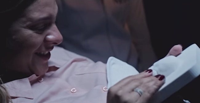 Một bác sĩ ở Brazil đã làm ra bản in 3D hình siêu âm thai nhi cho cặp vợ chồng bị khiếm thị.

Khi Ana Paula Silveira mang thai, chồng cô ấy là Alvaro Zermiani, đã mơ ước được nhìn thấy khuôn mặt của con họ mình trong lần siêu âm thai nhi đầu tiên. Nhưng chỉ ít tuần sau đó, họ đã được cảm nhận những hình ảnh ấy một cách trực tiếp. Bác sĩ Heron Werner đã sử dụng máy in 3D để tạo ra các mô hình giống như thật từ các hình ảnh thu được từ máy siêu âm.

Ana chia sẻ rằng :" Dõi theo sự phát triển của con trai cho phép chúng tôi có cảm giác toàn vẹn, bởi vì chúng tôi được cảm nhận đứa con bằng chính đôi tay của mình."

Ana nói rằng việc giữ một mô hình của con trai cô là một món quà tuyệt vời. Khi cô chạm vào mô hình thứ hai, với khuôn mặt của Davi, cô đã nhận ra sự giống nhau của đứa trẻ với họ. Nhờ vào siêu âm và mô hình 3D, cặp vợ chồng không chỉ biết rằng đứa con của họ đang phát triển khỏe mạnh mà còn tạo ra một sợi dây liên kết tình cảm mạnh mẽ giữa họ và con trai.