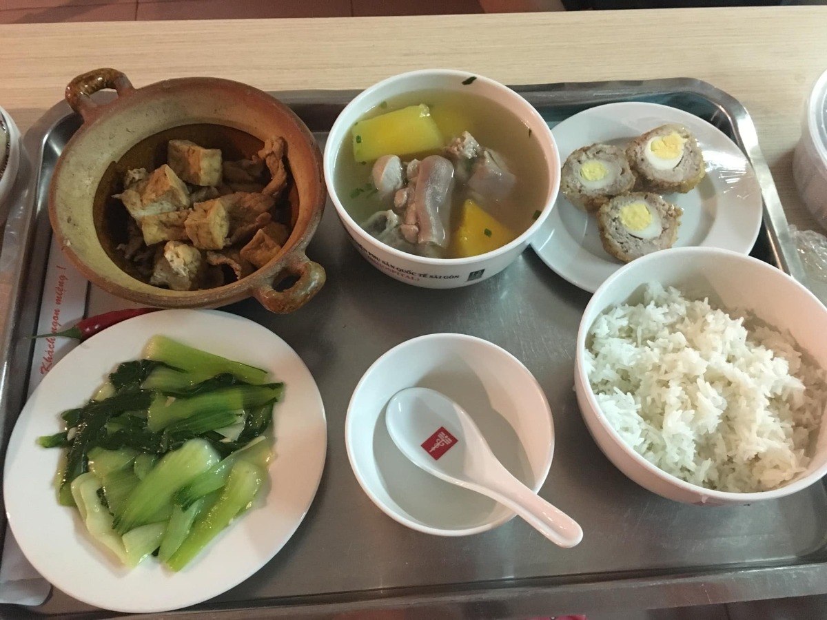 Review bv Quốc tế Sài gòn SIH - #reviewSIH
Chào các mẹ, hnay mình review về gói sinh mổ tại SIH cho các mẹ nào cần qtam nha. 
- Mình theo bs Nga, tới 39w2d thì nhập viện (khuya 8/2/2020), tới sáng 9/2 thì bs hội chẩn bảo bé to phải sinh mổ (mặc dù hôm trước tái khám bs ko báo j 😂). Dạo này bác Nga hot quá hay sao mà ngay lúc mình sinh thì bác cũng có 2 ca yêu cầu đỡ đẻ, làm mình nằm trên bàn mổ đợi bác tới 2 tiếng (rất là lạnh 😰). Trộm vía e nhà mình dc 3.7kg (luc siêu âm có 3.4kg à), y tá sẽ hỏi mình có muốn kề da e bé ko thì cho mình kề da ngay lúc đó. Quy trình mổ thì rất nhanh, gây tê tuỷ sống cũng nhẹ lắm. Chỉ lúc vào phòng hồi sức (nằm 6 tiếng)rất là lạnh nha do tác dụng of thuoc gây tê (mặc dù đc chiếu đèn sưởi, đắp mền). 2 tiếng sau thuốc tê tan dần thì bắt đầu đau vết mổ (đau lắm lun đó 🤢).  Sau đó chuyển về phòng, mình đau vết mổ cả đêm ko làm j dc nên mình fai gửi e bé phòng dưỡng nhi nửa ngày, sáng hôm sau mình mới tập đi dc. Ai nói đẻ mổ ko đau chứ mình đau mất 3-4 ngày (kinh khủng 🤮🤮). Trong gói dc chiếu plasma lành vết mổ 3 lần, dc khám sau sinh cho bé, tiêm ngừa lao, siêu vi B, sàng lọc sau sinh,.... tái khám mẹ & bé sau 1 tháng.
- Về dịch vụ: Mình thấy rất ok, thái độ - cử chỉ của tất cả nv từ bs tới nữ hộ sinh, tạp vụ,bve... rất nhẹ nhàng, ân cần. Thăm khám thường xuyên sau sinh, mỗi ngày: dc lam vệ sinh 3l, bsi  khám 1 lần, đo huyet áp,đặt thuốc giảm đau, rồi y tá thường xuyên vào hỏi thăm, dặn dò mình đi vệ sinh, đi tiểu dc chưa, tắm bé, chỉ cách cho bé bú, .... rất chu đáo & ân cần. 
- Về chi phí: Mình chọn gói sinh thường , sau đó chuyển sang gói sinh mổ 24,5trieu. Ban đầu mình đổi phòng VIP1- 2,2tr nhưng do hết phòng nên chuyển sang VIP2 giá 2.6tr/ngày (bù thêm 1.6tr/ngày) . Phòng to, sạch sẽ, có giường riêng cho người nhà, có khu tiếp khách, đặc biệt phần cơm ở đây rất ngon & nhiều (2 người ăn mới hết). Mình ăn rất ngon miệng trong 5 ngày ở đây. Tổng chi phí là hơn 38 triệu (bao gồm cả 2.5tr yêu cầu bsi, xét nghiệm trước khi sinh 3,2tr, đổi phòng VIP, thuốc sau xuất viện,...). Mình có bảo hiểm nên dc claim lại 33tr 🙂
- 1 vài chiếc ảnh cho các mẹ tham khảo nhé 😀