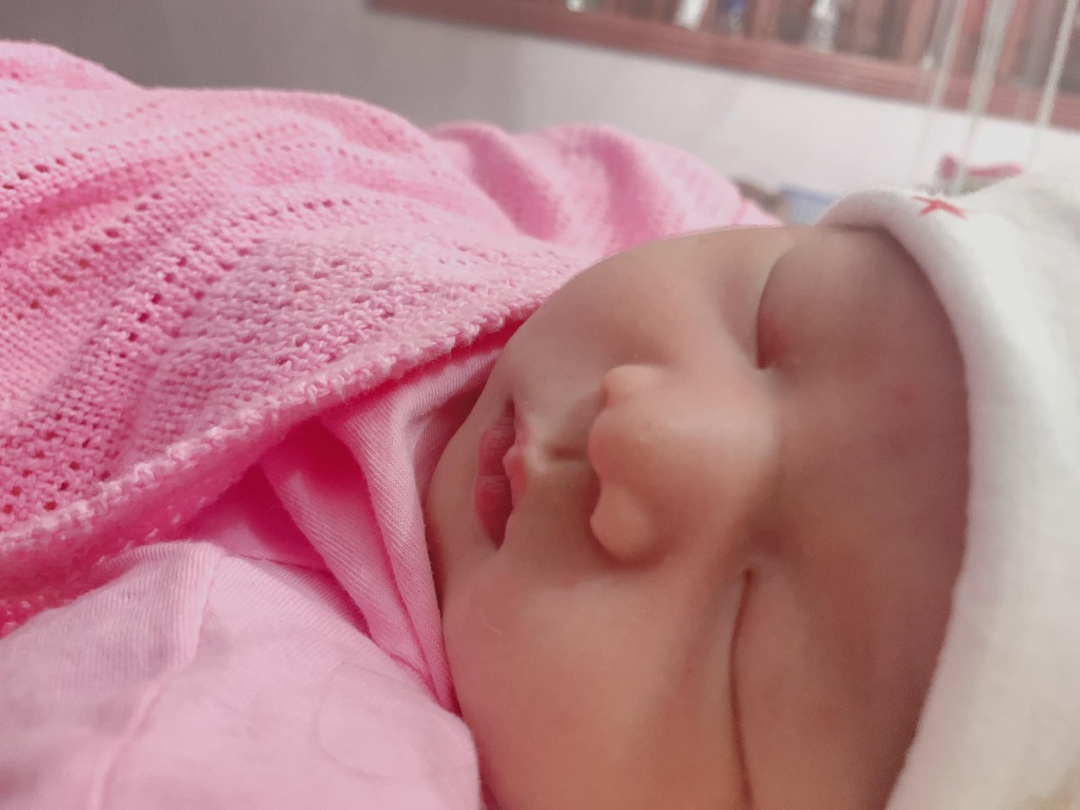 1h sáng đau đẻ 2h xuống đến viện 3h43p đẻ đc e thỏ❤️
Thỏ con 38w chào các bác các cô ạ