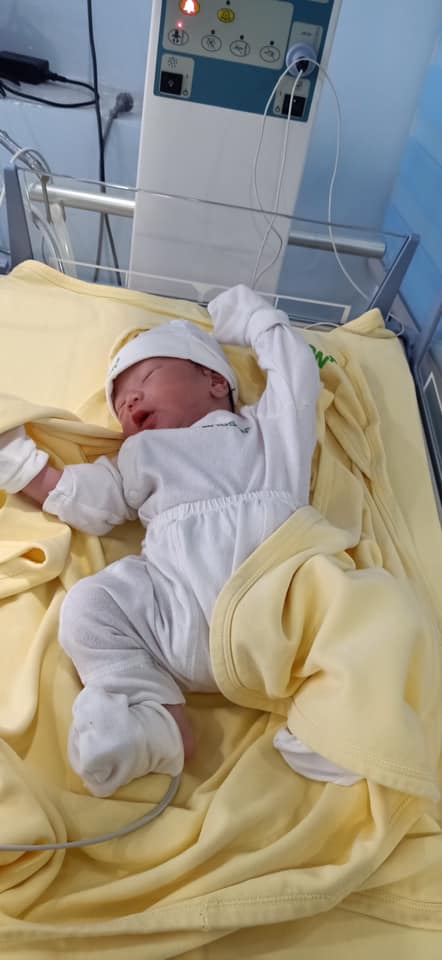 Chào các mẹ! Mình đã sinh bé tại Bảo Sơn được 2 tuần rồi, nghĩ lại vẫn như mơ vì cảm giác hạnh phúc sau hành trình vất vả tìm con! Mình đã khá nhiều tuổi nên luôn muốn có lựa chọn an toàn khi sinh đó là các bệnh viện công lớn như sản Hà Nội hay sản C, nhưng do nhà neo người không có ai trông nên mình đã rất băn khoăn trăn trở và tìm đến các bệnh viện tư mong có sự hỗ trợ khi vượt cạn. Đến với Bảo Sơn quả không làm mình thất vọng, mình được hỗ trợ chu đáo của bạn tư vấn viên rồi bác sĩ Đoàn Thị Lan đã rất quan tâm tận tình giúp mình hiểu và điều chỉnh bữa ăn khi mình đang rất căng thẳng và lo lắng vì tiểu đường thai kỳ. Mình đã rất kiên trì làm theo hướng dẫn của Bs Lan và cũng lắng nghe cơ thể của mình tự điều chỉnh thực đơn hàng ngày hàng tuần, mình đã thành công trong việc kiểm soát đường 😍😍😍. Mình quyết định sinh bé khi bé 39 tuần tuổi. Mình đã đến viện trước 1 ngày sinh bé nghe dặn dò trước sinh của Bs Cốc, đó là ngày chủ nhật Bs Cốc trực, bác rất quan tâm và thân thiện trao đổi với mình. Mình cảm thấy an tâm không lo lắng, vì mình đã sẵn sàng rồi. Trời ơi đi sinh được quan tâm động viên không chỉ người nhà mà từ các bác sĩ, y tá, hộ sinh trong viện. Bác sĩ Phê mổ cho mình, bác sĩ Nhân gây tê màng cứng bác sĩ Thanh Bs Nhi khoa và còn rất nhiều rất nhiều các Bs và y tá khác họ luôn hỏi chuyện động viên mình. Con trai ra đời được 3,3kg, hạnh phúc ngập tràn ứa nước mắt vì khi siêu âm con bé hơn vậy rất nhiều, mình có hỏi con cháu thế nào ạ? Nghe được con khỏe bình thường nhé, lòng nhẹ bẫng, làm mẹ chỉ mong có như vậy thôi. Ở viện 3 ngày hai mẹ con được Bs thăm khám hàng ngày, Bs Sản, Bs gây mê, giảm đau, Bs Nhi, các cô y tá hộ lý vệ sinh cho mẹ cẩn thận, hỗ trợ vệ sinh cho con. Thậm chí khi con mình bị nề rốn đã được U Sinh xử lý sạch đẹp an toàn! ❤️❤️❤️Mẹ bị tắc sữa được các u Sinh, U Thắm, U Quế massage, mỗi người bằng cách của mình hỗ trợ cho sản phụ. Thật lòng hai vợ chồng mình vẫn nói chuyện với nhau lựa chọn đi sinh Bảo Sơn là lựa chọn hợp lý! Nếu có sinh lần sau nhất định mình sẽ lại tới đây một lần nữa. Cảm ơn các bác sĩ y tá, hộ sinh đã luôn tận tâm với nghề, mang lại niềm vui,  hạnh phúc, sự an tâm cho các ông bố bà mẹ còn đang lúng túng, đang bỡ ngỡ, đang trên hành trình học làm bố làm mẹ😍☘️💕🌈👏🌱😘😘😘