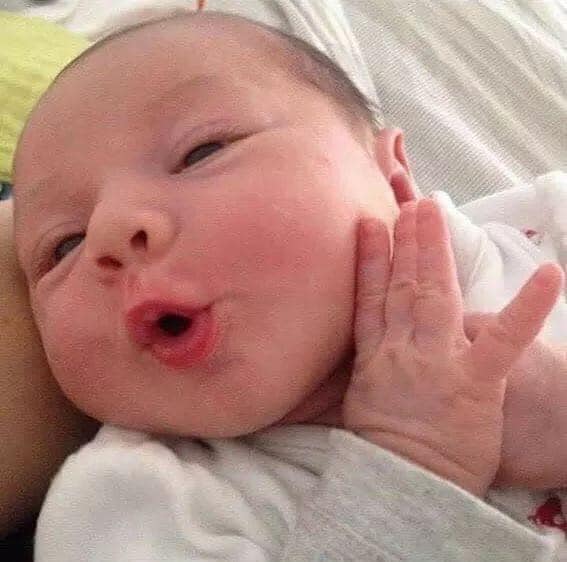 "Lại đây con nói nhỏ : Đi làm về nhớ mua bỉm sữa nha ba" 😆😂