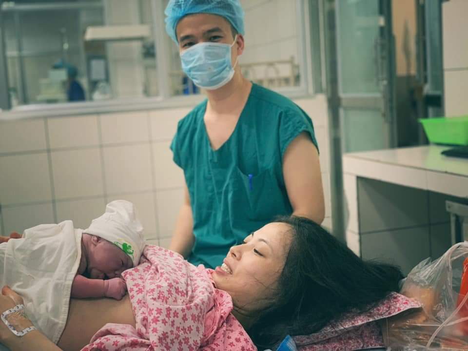 Góc nhỏ: CHUYỂN DẠ NHANH VÀ DỄ ĐẺ

“Cám ơn anh thật nhiều” là câu em muốn nói đầu tiên và duy nhất giành cho anh lúc này - bác sỹ Nguyễn Trung Đạo.

Biết anh trong team PS vì được qá nhiều các mẹ review chia sẻ trải nghiệm thực tế - đó là lý do vì sao em ghi nhớ cái tên Bsy Đạo (dù chưa từng gặp, liên hệ hay thăm khám anh từ trc đó). Bản thân em là 1 người có tiền sử thai kỳ rất nặng nề, nên tâm trạng luôn bất ổn và lo hãi cho thai kỳ lần này. 
Em vẫn nhớ như in hôm em gọi đt cho anh lần đầu khi em vừa thăm khám ở toà B của viện xong. Khi chia sẻ với anh qua đt về tiền sử, về những lo lắng và sợ hãi lần này (thai đc 36w). Anh bảo: “em còn trong viện thì lên gặp anh ở phòng này nhé, lên luôn vì 10 phút nữa anh bận ca mổ rồi”. Cứ thế rồi cứ thế, được anh theo dõi, thăm khám và tư vấn cho em, đc trấn an về tinh thần. Rồi đến 1 ngày, khi thai đc 38w em liên tục xin anh đc mổ chủ động để lấy thai (vì em sợ lặp lại tiền sử cũ), anh vừa ừ, vừa động viên để em ytam rằng: có anh theo dõi cho em rồi, cứ thoải mái lên em nhé. Anh sẽ luôn có phương án dự phòng tốt nhất cho em!

Chiều thứ Năm, ngày 25/6/2020 đến anh thăm khám định kỳ, em vẫn khăng khăng xin mổ lấy con sớm để phòng những biến cố xảy ra với con, dù phương pháp lựa chọn mổ lấy thai chỉ là phương án cuối cùng khi ko thể sinh thường đc, dù có đau, có khó nhọc có nguy hiểm thế nào em vẫn chịu đựng đc...miễn sao con an toàn. Anh vẫn ừ, vẫn động viên... đang siêu âm chuẩn đoán qa hình ảnh, anh bảo hình như có dấu hiệu chuyển dạ rồi, để anh khám trong cụ thể xem thế nào! Đúng như chuẩn đoán trên sâ, tử cung đã mở đc hơn 1 phân, anh bảo rằng: chuyển dạ rồi nhé, đẻ thường dễ và nhanh thôi, ko mổ miếc gì cả, giờ về nhà chuẩn bị ăn uống, tắm giặt sạch sẽ rồi nhập viện luôn, trước 12h đêm nay sẽ đẻ thôi. Lúc nào vào viện gọi đt cho anh luôn, anh sẽ đến và theo dõi luôn đến lúc sinh (lúc này là 17h chiều).

Tối cả nhà xách làn vào viện làm thủ tục xong xuôi là 21h30 tại khoa A2, tử cung mở đc 3p. Chưa có cơn đau nào cả, mẹ cháu đc đưa vào phòng đẻ để chạy máy theo dõi thai. Từ 21h30 đến khoảng hơn 23h30 tử cung liên tục mở đc 5p, 6p, rồi 8p...mở rất nhanh mà ko hề đau đớn gì cả, cảm giác thật thoải mái dễ chịu, đến lúc ctc mở gần như hoàn toàn thì mẹ cháu mới bắt đầu có cơn đau nhẹ và buồn rặn. Lúc này bác Đạo trực tiếp đỡ cho mẹ con cháu và cùng với sự hỗ trợ của ekip hôm đó, mẹ cháu đã vượt cạn thành công, chỉ cần 3 hơi dài và 1 hơi ngắn là cháu đã ra kề bên mẹ rồi. Đúng như dự đoán của bác: đẻ trc 12h nhé.
Cháu chào đời lúc 23h58’ thứ Năm ngày 25/6/2020. Sau hơn 9 năm muộn màng, giờ mẹ con cháu được đón thêm niềm hạnh phúc to lớn nữa!

Dù ko được gặp và biết bác sớm hơn, ko đc bác theo dõi thai kỳ từ những ngày đầu, nhưng với em sự lựa chọn ĐÚNG NGƯỜI - ĐÚNG THỜI ĐIỂM đều là nhờ vào chữ DUYÊN !
Cám ơn bác thật nhiều! Một người anh, một người bác sỹ giỏi có tâm và có tầm! Chúc anh nhiều sức khoẻ, công tác thật vững mạnh, luôn là lựa chọn tin tưởng của tất cả mọi người.
Cám ơn toàn bộ ekip buổi trực hôm đó, dù em lựa chọn sinh khu thường nhưng mọi người rất nhiệt tình, qtam, hỗ trợ và trò chuyện với em rất nhiều để bớt đi căng thẳng, em xin chân thành cảm ơn ekip ngày 25/6/2020 ạ.

Mẹ cháu xin dừng viết ở đây, chúc tất cả các mẹ có 1 thai kỳ khoẻ mạnh, bình an và hạnh phúc 💐