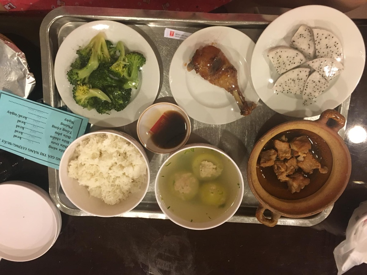 Review bv Quốc tế Sài gòn SIH - #reviewSIH
Chào các mẹ, hnay mình review về gói sinh mổ tại SIH cho các mẹ nào cần qtam nha. 
- Mình theo bs Nga, tới 39w2d thì nhập viện (khuya 8/2/2020), tới sáng 9/2 thì bs hội chẩn bảo bé to phải sinh mổ (mặc dù hôm trước tái khám bs ko báo j 😂). Dạo này bác Nga hot quá hay sao mà ngay lúc mình sinh thì bác cũng có 2 ca yêu cầu đỡ đẻ, làm mình nằm trên bàn mổ đợi bác tới 2 tiếng (rất là lạnh 😰). Trộm vía e nhà mình dc 3.7kg (luc siêu âm có 3.4kg à), y tá sẽ hỏi mình có muốn kề da e bé ko thì cho mình kề da ngay lúc đó. Quy trình mổ thì rất nhanh, gây tê tuỷ sống cũng nhẹ lắm. Chỉ lúc vào phòng hồi sức (nằm 6 tiếng)rất là lạnh nha do tác dụng of thuoc gây tê (mặc dù đc chiếu đèn sưởi, đắp mền). 2 tiếng sau thuốc tê tan dần thì bắt đầu đau vết mổ (đau lắm lun đó 🤢).  Sau đó chuyển về phòng, mình đau vết mổ cả đêm ko làm j dc nên mình fai gửi e bé phòng dưỡng nhi nửa ngày, sáng hôm sau mình mới tập đi dc. Ai nói đẻ mổ ko đau chứ mình đau mất 3-4 ngày (kinh khủng 🤮🤮). Trong gói dc chiếu plasma lành vết mổ 3 lần, dc khám sau sinh cho bé, tiêm ngừa lao, siêu vi B, sàng lọc sau sinh,.... tái khám mẹ & bé sau 1 tháng.
- Về dịch vụ: Mình thấy rất ok, thái độ - cử chỉ của tất cả nv từ bs tới nữ hộ sinh, tạp vụ,bve... rất nhẹ nhàng, ân cần. Thăm khám thường xuyên sau sinh, mỗi ngày: dc lam vệ sinh 3l, bsi  khám 1 lần, đo huyet áp,đặt thuốc giảm đau, rồi y tá thường xuyên vào hỏi thăm, dặn dò mình đi vệ sinh, đi tiểu dc chưa, tắm bé, chỉ cách cho bé bú, .... rất chu đáo & ân cần. 
- Về chi phí: Mình chọn gói sinh thường , sau đó chuyển sang gói sinh mổ 24,5trieu. Ban đầu mình đổi phòng VIP1- 2,2tr nhưng do hết phòng nên chuyển sang VIP2 giá 2.6tr/ngày (bù thêm 1.6tr/ngày) . Phòng to, sạch sẽ, có giường riêng cho người nhà, có khu tiếp khách, đặc biệt phần cơm ở đây rất ngon & nhiều (2 người ăn mới hết). Mình ăn rất ngon miệng trong 5 ngày ở đây. Tổng chi phí là hơn 38 triệu (bao gồm cả 2.5tr yêu cầu bsi, xét nghiệm trước khi sinh 3,2tr, đổi phòng VIP, thuốc sau xuất viện,...). Mình có bảo hiểm nên dc claim lại 33tr 🙂
- 1 vài chiếc ảnh cho các mẹ tham khảo nhé 😀