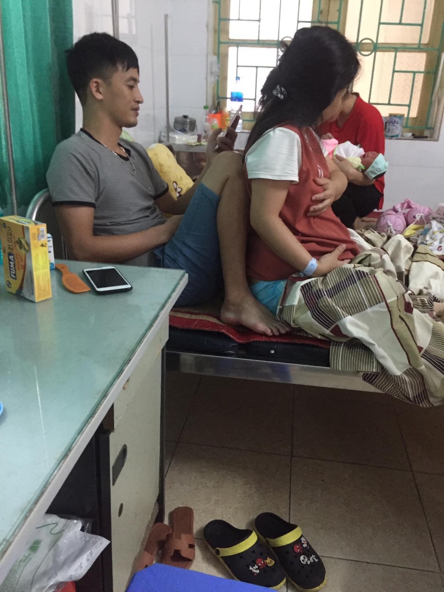 Đi đẻ xong h mới có thời gian ngồi viết bài. Đây là chị đẻ mổ cùng phòng mình. Nhìn ngưỡng mộ thật sự luôn ý. C ý đẻ mổ con l2. Mổ xong hết tê nên đau thành ra c ý cứ khó chịu cáu gắt với ck. Nhưng anh chồng cũng vẫn nhẹ nhàng đỡ vợ dậy tập đi, rồi chịu khó thay từng cái bỉm cái tã cho con. Con khóc cũng dỗ dành kiểu rất thuần thục ý. Còn dìu vợ tập đi từng bước 1. Đỡ chị ý tập ngồi, đêm thức để trông con. Vì sợ nằm động vào người vợ đau nên a ý còn ngủ gục ở bàn. Chỉ về nhà buổi trưa để ngủ tầm 1 tiếng lại lên với vợ ngay. Đấy, 🤷🏻‍♀️🤷🏻‍♀️🤷🏻‍♀️. Bác nào mà thấy bình thường thì chúc mừng các bác có 1 ông ck tốt. anh chồng này làm trong quân đội nhân dân đó ạ, vk đẻ phát xin nghỉ 1 tuần luôn
Share : Đào Ngọc Hân