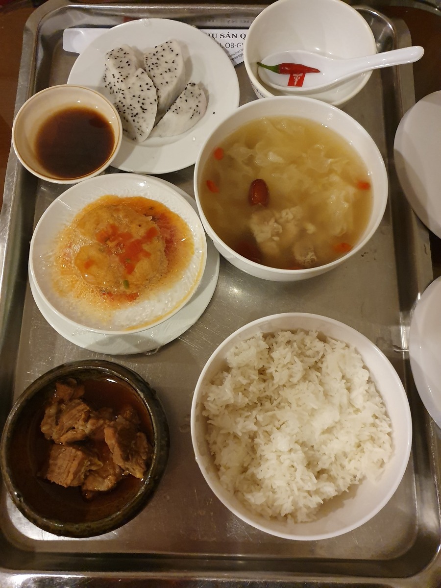 Em đã nhập viện ở SIH rồi đây
Phòng rất ok
Cả nhà 5 ng vô hết nha
Đồ ăn thì rất ngon
Nói chung là đi đẻ mà rất thoải mái
Bác sĩ y tá đều nhiệt tình
Mình có bh vbi nữa nên đc bảo lãnh ko phải đóng viện phí trước. 
Chuẩn bị mai đẻ thôi nào. ☺☺☺