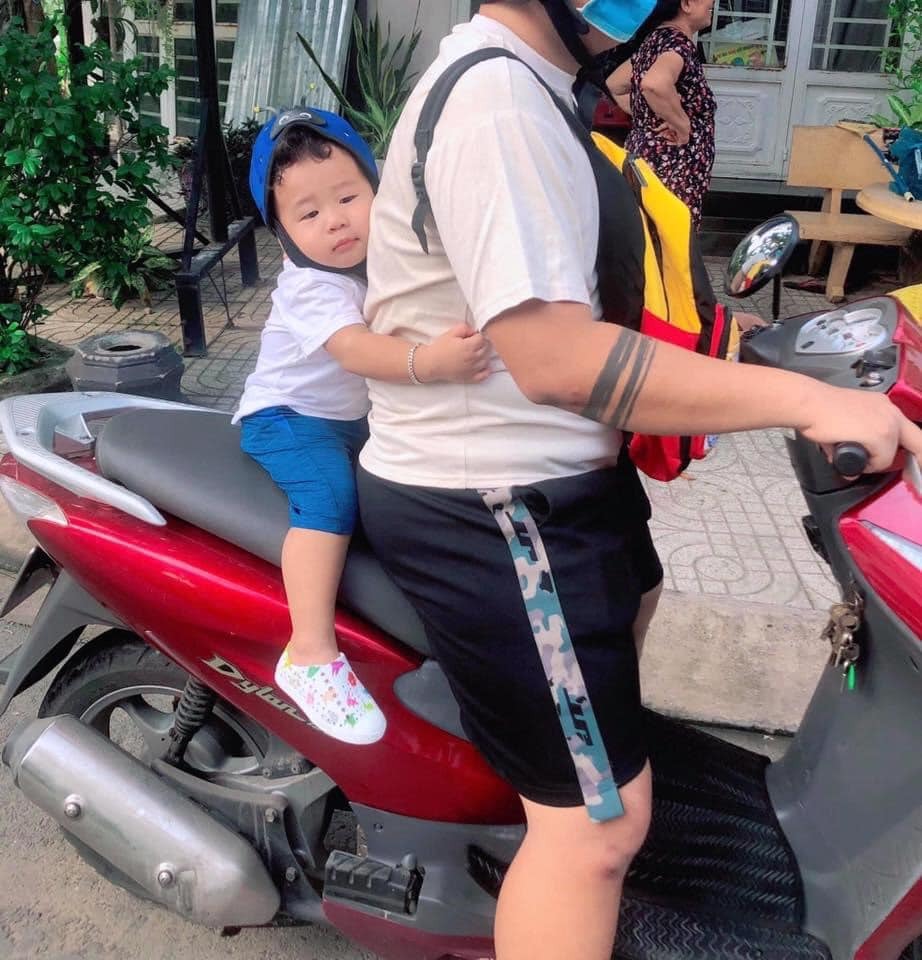 < Góc ba bự quá ba ơi >

Ngày xưa bà kể con nghe về gốc cây đa làng bà ôm mãi không hết...
Ngày nay con kể bà nghe bụng ba con ôm mãi không xong   =))))

Ảnh: mẹ Nguyễn Minh Phương