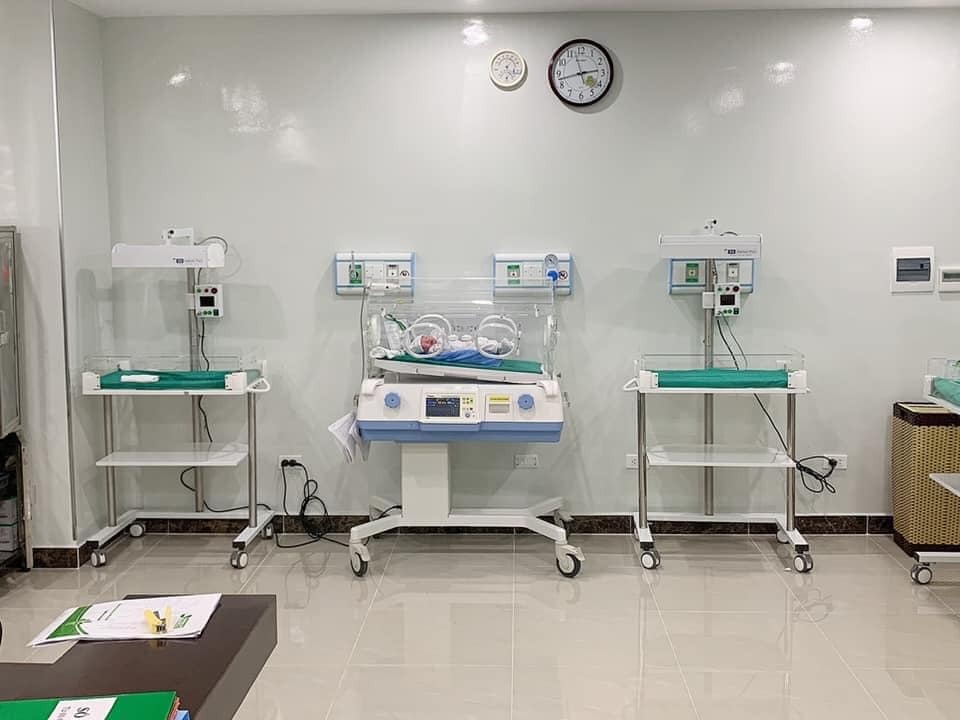 Review lần đầu đi đẻ
Sinh xong 4 ngày mới ngoi lên rw cho các mẹ lần đi sinh của em ở Thu Cúc.
Thai kì của em có khá nhiều vde từ tuần 22, đến tuân 29 thì lại bị tiểu đường thai kì nên thực sự vô cùng lo lắng. Mình mua gói 36w từ tháng 2 nên dc giảm giá 25% trọn gói. 
Khá lo lắng về tdtk nên 38w đi khám đòi các bác sinh mổ luôn vì con lúc ý cũng được khoảng 3kg rồi. ( Tưởng xin mổ dễ như ăn kẹo vậy) thì khi khám bsi Ánh tvan và bsi ko đồng ý vì mình cao và theo kết quả bác tvan hết các lợi ích của việc sinh thường nên cũng giao động và quyết định về đợi chuyển dạ.
Đợi mãi ko thấy lại lo, đến tuân 39 đến khám bsi Sáu và 1 lần nữa đòi mổ. Bsi lại tvan các lơi ích của sinh thường và tin mình hoàn toàn có thể sinh được. Nên các mẹ hoàn toàn yên tâm ko lo về việc vào Thu Cúc là sẽ chuyển mổ dễ dàng đâu.
Và lại về và đợi....
Đợi đến 39w6d thì mình và chồng lại lên viện, khi siêu âm thì bsi siêu âm( ko nhớ tên bác nữa) bác bảo con mình khá to, đo chặt tay lắm cũng 3,6kg và  mình còn bị dư ối nữa, nhưng bác vẫn nói mình sinh thường được vì mình khá cao. Nhưng thực sự lúc ý mình không đợi được nữa nên về gặp bsi Hiếu và xin bsi cho mổ và được bác đồng ý vì cũng khá lo về cân nặng của bé thêm phần đầu bé nằm rất cao. Mình được hẹn 40w ( ngày hôm sau) xếp lịch mổ. Bsi cũng rât tâm lý, vì mình có BHBL nên bác sẽ ghi để mình được hưởng bhiem
Đi sinh chỉ có 2 vc vì 2 bên ôba đều ơ xa nhưng thực chất mình ko hề sợ chút nào vì cảm thấy hoàn toàn yên tâm sau vài lần đến khám. Mình được chỉ định luôn bsi Hiếu là người mổ. 
2 vc có mặt đúng trc 2h theo hướng dẫn. Phải nói là ai cũng vô cùng nhiệt tình và niềm nở. Đứng lóng ngóng ngó ngang ngó là có người ra hỏi luôn. 
Đi vào phòng mổ vẫn anh dũng như 1 vị thần :)) trong khi chồng thi run bắn người. 
Các bác gây tê nhẹ nhàng tình cảm, ekip nhiệt tình, mổ lúc nào ko biết lúc các cô báo con ra mà nước mắt trào ra 😭😭😭
Nghĩ lại may mà mình sinh mổ vì bé được 3.7kg. Đầu nằm cao các bác phải ấn mãi mới xuống. 
Tvia từ lúc sinh xong các cô yta chăm sóc nhiệt tình, các bsi hỏi han liên tục nên ăn uống, ngủ nghỉ tốt, sinh mổ mà ngày thứ 2 đã bế con, đi lại. Ngày thứ 3 đã vắt sữa cho con ti. Các bác hướng dẫn các cho ti vs gọi sữa. 
Chuẩn bị ra viện mà đã cgiac thấy nhớ viện ghê, vì được chiều quen rồi. Chưa phải thay bỉm cho con, sữa có người pha 3p có luôn 😅😅
Với chi phí em thấy rất hợp lý, vì Thu Cúc có km liên tục. E thấy tâm 30% la các mẹ nên đki. Mình ko biết nên ham hố đặt ngay lúc có 25%. 
Lần 2, 3 vẫn cứ đẻ Thu Cúc mặc dù nhà các viện gần 20km :)))))

Nguồn: Lê Hải Yến