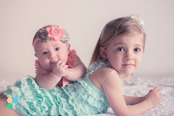 LÀM SAO ỨNG XỬ KHI TRẺ CÓ EM

Nhiều cha mẹ băn khoăn: Việc xuất hiện của em bé thứ 2 đôi lúc làm trẻ có vài "nghi ngờ" về tình yêu và sự chia sẽ của bạn dành cho bé. Liệu có thể làm sao để bé biết là mẹ vẫn yêu bé như ngày nào.

Thực tế, cách cha mẹ cho bé biết sự xuất hiện của em bé trước và sau khi em bé thứ 2 ra đời sẽ làm bé sớm nhận ra "việc có mặt của đứa em là một niềm vui và hạnh phúc lớn lao".

TẠI SAO TRẺ CÓ SỰ "NGHI NGỜ" VỀ TÌNH YÊU CỦA BẠN?

Một khái niệm cần hiểu rõ: Trẻ không nghi ngờ về tình yêu của bạn, mà chỉ là não bộ của trẻ chưa phân biệt "số lượng 1 bé hay 2 bé là như thế nào?" và não bộ vẫn duy trì tính cố hữu bám dính về tình yêu của mẹ, cho tất cả các bé đến 18 tháng tuổi. Đó cũng là lí do chúng tôi vẫn khuyên cha mẹ: Nếu có thể sắp xếp để sinh em bé thứ 2, thời điểm thuận lợi nhất sẽ là khi bé thứ nhất sau 18 tháng tuổi.

GIÚP TRẺ HIỂU VỀ SỰ CÓ MẶT CỦA ĐỨA EM.

VỚI BÉ DƯỚI 18 THÁNG TUỔI

Việc giúp bé hiểu về sự tồn tại của đứa em là cần thiết trước khi đứa em ra đời và càng cần thiết hơn nếu trẻ dưới 18 tháng tuổi. Đó cũng là cách mà cha mẹ giúp trẻ phát triến về nhận thức về "sự tồn tại của "2", thay vì chỉ là "1". Hãy bắt đầu khi thai nhi của bé thứ 2 có thể "đạp vào bụng bạn". Đứa trẻ thứ nhất sẽ rất tò mò tại sao mẹ mình thường nói chuyện với "em bé". Bé vẫn chưa hiểu "em bé" là như thế nào? Cha mẹ có thể làm như thế này:

• Hãy nói cho trẻ biết: “Mẹ có 1 em bé sẽ ra đời vài tháng nữa, con có muốn nghe em bé nói chuyện với con không”. Hãy để bé nghe tiếng đạp của bé thứ 2 vài lần trong ngày. Hãy nói với bé: Con hãy chạm tay vào bụng mẹ, em bé sẽ nghe con nói đó.
• Hãy cho bé biết “em bé sẽ ra đời như thế nào?” bằng việc cho bé 1 con búp bê hoặc 1 món đồ chơi bé thích và nói em bé ra đời như cách mà con dành sự yêu thích này lên món đồ này, con có thích món đồ này không và con có muốn bảo vệ món đồ này không? Hãy cho bé biết, em bé ra đời con có thương em bé không? Cứ nhắc lại các câu hỏi và trò chuyện

VỚI BÉ LỚN HƠN 18 THÁNG TUỔI
Khi em bé thứ 2 vẫn chưa sinh ra: Việc để bé lớn hơn 18 tháng tuổi hiểu sự có mặt của em bé sẽ dễ dàng hơn. Cứ hãy cho bé biết mẹ sẽ có em bé và em bé sẽ làm em của con. Bé tuổi này có thể nhận thức là "em của bé". Vẫn những hành động ở trên dành cho bé dưới 18 tháng tuổi, nhưng ở đây bạn sẽ nhấn mạnh hơn khái niệm "anh/chị và em".

VÀO NGÀY BÉ THỨ 2 SINH RA ĐỜI
Vào ngày em bé thứ 2 chào đời, hãy cho bé thứ nhất nhìn mặt em bé, đừng trì hoãn điều này sau 72 giờ (trừ những trường hợp đặc biệt) vì trẻ thứ nhất cần tạo 1 liên kết đặc biệt với bé thứ 2 này. Khi bé thứ nhất vào xem em bé, hãy gọi bé thứ 1 vào

KHI CẢ HAI BÉ CHƠI CÙNG NHAU

Khi em bé thứ 2 lớn và chơi cùng bé thứ 1: Bé thứ 2 sẽ cố bắt chước bé thứ 1 về mọi thứ như cách chơi, cách đi và cách giành nói chuyện/chơi với mẹ. Do đó việc 2 bé hay xung đột là điều dễ hiểu. Khi hai bé xung đột thì không nên tránh mắng hay la bé thứ 1 hoặc yêu cầu bé thứ nhất phải nhường em. Cách hành xử đúng nhất là mẹ sẽ tách 2 bé ra và cả 2 bé không ai được lấy món đồ chơi đó và mẹ sẽ giữ nó đến khi em bé chơi lại. Dĩ nhiên cả hai bé đều khóc, nhưng sẽ quên ngay và quay lại chơi cùng. Chọn 1 thời điềm nào đó dạy 2 bé biết cách chia sẽ lẫn nhau bằng chính món đồ đó: Cho bé lớn chuyền sang bé nhỏ hơn và để bé nhỏ truyền lại cho mẹ, và mẹ sẽ truyền lại cho bé lớn. Bài tập này đều có ích cho tất cả các bé từ 10 tháng - 48 tháng tuổi.

Nếu bé nhỏ có tuổi dưới 18 tháng tuổi, bạn đợi khi bé nhỏ ngủ, hãy lựa những quyển sách có câu chuyện về tình an hem để kể cho bé lớn nghe. Không cần nhắn mạnh “con lớn phải nhường em” và nên nói theo cách “Nếu em ngã, con giúp em đứng dậy không?”, “Nếu em muốn chơi món này, con sẽ cho em chơi 1 lát nhé, rồi đến con”, “nếu em khóc đòi mẹ, con ngồi chơi cái này và đợi mẹ 1 tí nhé, sau khi mẹ hỏi em có sao không và lại chơi với con nhé” và bạn làm động tác như giao kèo với bé.
Nếu bé nhỏ lớn hơn 18 tháng tuổi, thì hãy đọc chuyện cho cả hai anh em nghe về tình anh em. Vẫn những câu hỏi ở trên, nhưng bạn hỏi ngược lại với bé nhó và xen kẽ câu hỏi giữa bé lớn và bé nhỏ.
Những hoạt động này sẽ giúp cả hai an hem dần nhận thức trách nhiệm và sự gắn bó cần có trong việc giao tiếp và ứng xử hành vi.

Notes:
Tracy Guth (2007) Mommy's Having a Baby. American Baby magazine

Nguồn: Anh Nguyen