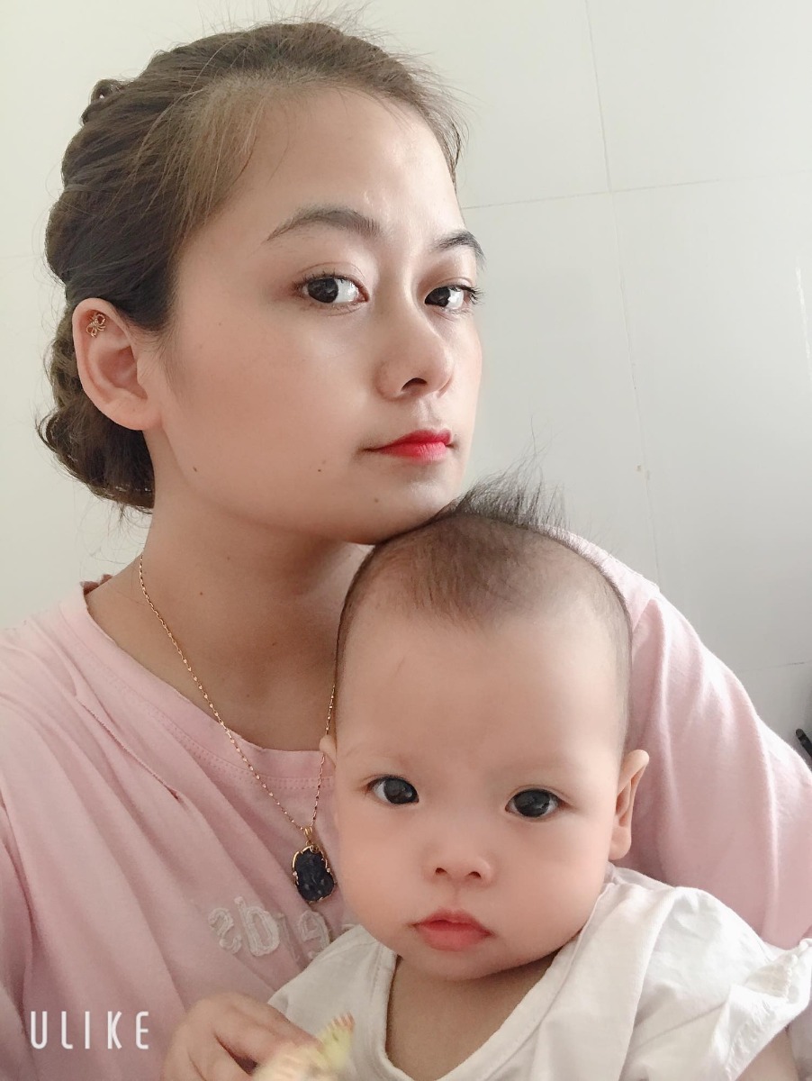 Thực ra thì từ hồi bầu tập đầu tiên ( tầm 4 năm trc ) , quá sốc với màn biến dạng kinh hồn nên t ko dám chụp ảnh . Tự t nhìn mình trong gương t cũng hết hồn . Có mỗi cái ảnh mn chụp hôm mới sinh 1 ngày , cúi hẳn mặt xuống , ngĩa là đã đỡ kinh bao nhiêu rồi mà vẫn đccho lên sóng . Các page , hội nhóm share liên tục cho đến tận bây h . Kiểu nhiều quá thành nhàm . Nên hnay lấy hết can đảm , t tung ảnh bầu tập 2 năm ngoái để cập nhật  các mày biết cái ảnh mn hay share kia chưa thực sự là gì 🤣 

Méo hiểu sao , cứ bắt đầu chớm bầu 1 cái là t tăng cân mất kiểm soát . Da bắt đầu đen kít kìn kịt lại , nhất là cổ , cánh , bụng ... :))) đến mức nhiều ng ko hiểu lại bảo sao đ tắm đi nhìn bửn bửn thế 🙄

Mụn nổi lên tứ tung kèm tàn nhang , nám , mắt híp lại , mũi nở to như chưa bh đc nở , răng tụt lợi và tự đẩy thưa hoác ra ( đẻ xong vài tháng lại trở lại bt , đm may . Tập đầu đ biết hoang mang vcc 😝) , da dầu đầu tóc lúc nào cũng trong trạng thái bết bền bệt kể cả vừa gội sáng,  nói chung là biến dạng đến mức mẹ t còn phải bảo chưa từng thấy đứa nào chửa xấu ntn , cả những ng xung qanh cũng ko khỏi buột mồm : Sao m chửa béo mà xấu thế nhờ 🙄 . T tự biết chứ , tổn thương vđ nên t nào có dám đi đâu , hạn chế tối đa ra đường , tất cả đám cưới hay hội họp sn j t gửi pbi hết . Thế nên ngay cả bạn bè ng thân cũng ko biết t lại có thể biến dạng kinh hồn ntn , thấy các page share ảnh cứ ngờ ngợ tag t vào chứ k dám tin đấy thực sự là t 😂 

Giờ công khai cho bàn dân thiên hạ biết là còn có 1 le vồ kinh dị ntn vì ko phải ai bầu bí cũng thế, nhiều ng hợp chửa còn trắng xinh hơn cả thời con gái í , đứa nào chưa bầu bí j cũng đừng qá sợ hãi . Bù lại đc 2 con mẹt khá đáng iêu nên cũng mãn nguyện he he 🤣🤣
Vẫn cứ là nửa đêm ms dám tung :)))

À ảnh cuối là hiện tại nhé , nh hậu sinh đẻ vẫn béo và nhiều nám lắm nên vẫn phải lạm dụng công nghệ , thay mặt ULIKE gửi ngàn lời sr các m 😂😂

Nguồn: Đào Thu Trang