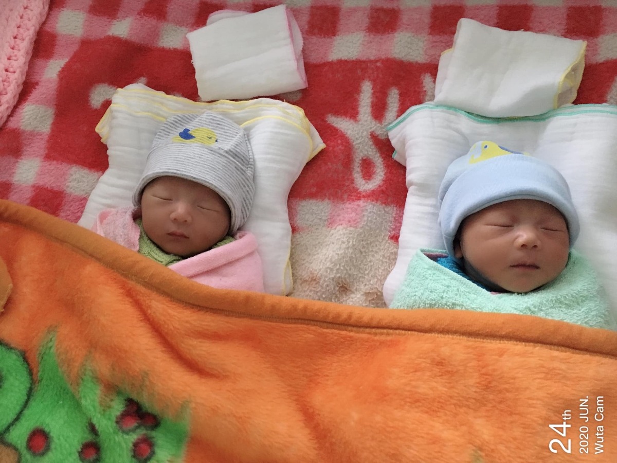 2 chị e mình sinh đôi khác trứng.. mẹ mình vượt cạn thành công mỗi bạn 2,8kg ạ.. hihi ❤️ Cảm ơn các cô chú ở Mamibabi giúp mẹ con cháu thai giáo thành công, thai kỳ khỏe mạnh, cháu trộm vía ít khóc hihi ❤️❤️