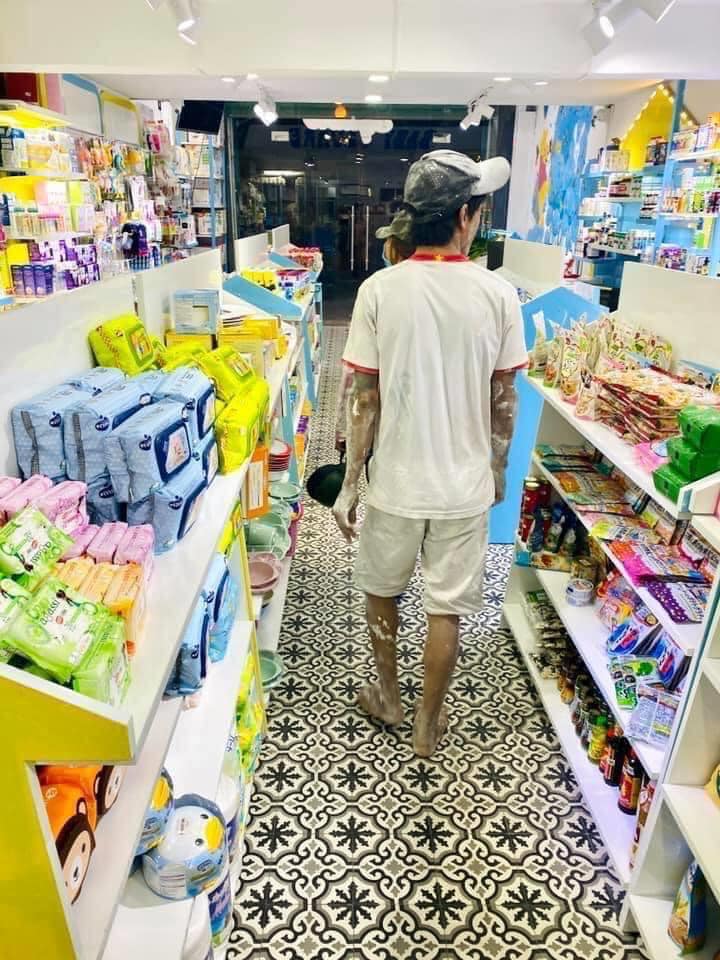 < Hạnh phúc là đây > 

Hai vợ chồng mới tan làm liền dẫn vợ đi mua thuốc bổ cho vợ. Chị vợ mới bầu gần 5 tháng, ổng đã dẫn vợ đi sắm đồ cho con rồi!

Làm gì cũng được miễn có nhau, làm chồng có khổ cũng được nhưng vợ con phải được đầy đủ ❤️

Nguồn: Hà Anh