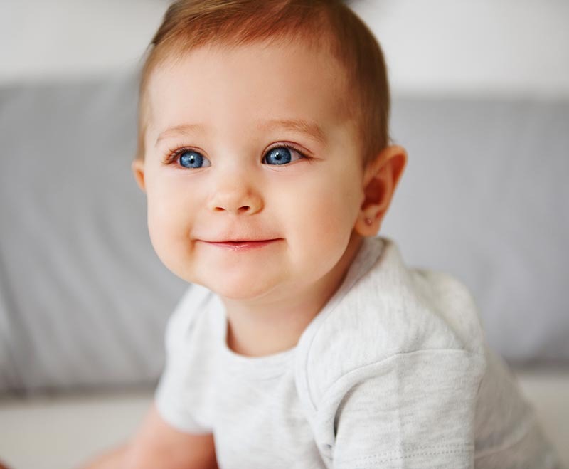 THỨ TỰ ƯU TIÊN CỦA SỮA THEO ĐỘ TUỔI CỦA TRẺ KHỎE MẠNH VÀ TRẺ DỊ ỨNG ĐẠM SỮA BÒ

SỮA MẸ:
Đây là dòng sữa duy nhất, quý giá mà mẹ có thể dành tặng cho bé khi chào đời, khuyến khích cho các bé bú ngay mới sinh và kéo dài ít nhất đến 6 tháng tuổi, hoặc 1 tuổi, 2 tuổi hoặc xa hơn. Nếu bé đã bú sữa mẹ hoàn toàn thì không cần phải dặm thêm sữa ngoài, trừ khi có yêu cầu đặc biệt của chuyên gia sức khỏe.

SỮA CÔNG THỨC:
Đây là sữa được làm gần giống với sữa mẹ về các mặt dinh dưỡng. Nhưng thiếu các yếu tố miễn dịch so với sữa mẹ. Trong trường hợp bé không thể bú sữa mẹ 0-6 tháng, sữa công thức có thể dùng cho các bé ở độ tuổi trên.
Từ 6 - 12 tháng tuổi: sữa công thức chỉ được khuyên dùng khi bé không thể bú mẹ.
Một điều cha mẹ cũng nên biết, Tổ Chức Y tế Thế Giới (WHO) cũng nhấn mạnh: nhiều cha mẹ nghĩ sữa công thức dành cho bé 6 tháng tuổi trở lên (follow-up formula) sẽ nhiều chất dinh dưỡng hơn và phù hợp hơn sữa mẹ vì bé lớn hơn. Suy nghĩ này là không đúng, không chứng minh khoa học nào đến hiện tại nói sữa follow-up có thể thay thế sữa mẹ. Điều này có nghĩa không có sai biệt nào về dinh dưỡng khi bé vẫn bú mẹ hoàn toàn qua 6 tháng tuổi.
Điều lưu ý: Khi bé bú mẹ hoàn toàn khi bước qua 6 tháng tuổi, bé nên có chế độ ăn cân bằng 1 số chất đạm, đặc biệt từ thịt bò, heo để gia tăng nguyên tố sắt cho bé. Bé cũng nên bổ sung thêm vitamin D 400iu/ngày

SỮA TƯƠI THANH TRÙNG NGUYÊN KEM:
Sữa tươi thanh trùng chỉ khuyên thay thế sữa công thức khi qua 1 tuổi, không thay thế sữa mẹ. So với sữa công thức, sữa tươi thanh trùng sẽ có thời gian bảo quản ngắn hơn (< 1 tháng) và phải bảo quản lạnh. Do đó, dinh dưỡng sữa tươi thanh trùng sẽ tập trung những chất dinh dưỡng cần thiết trong giai đoạn 1-2 tuổi là canxi, kali và chất béo nhiều hơn so với sữa công thức. Sữa tươi thanh trùng nguyên kem tức là chứa 3.5-4g chất béo/100ml sữa cần cho cung cấp chất béo để phát triển giai đoạn này. Bé thừa cân béo phì thì cần tư vấn chuyên gia dinh dưỡng.
Sữa tươi thanh trùng ít béo/sữa gầy không khuyên dùng trong độ tuổi này vì lượng chất béo thấp.
Lời khuyên: nên thay thế từ từ sữa công thức để bé có thời gian thích nghi. Bạn cũng không cần phải lo lắng, nếu bé không thích uống sữa tươi. Nếu vậy, thì không cần chuyển, nhưng chế độ ăn bé chú ý thêm canxi từ cá tôm, kali từ chuối, cà chua và 1 số quả mọng nước, và chất béo từ dầu và cá có dầu như cá thu, cá hồi, cá chép, và lươn.

SỮA TƯƠI TIỆT TRÙNG :
Sữa này giống sữa tươi thanh trùng nhưng được xử lý nhiệt cao hơn nên thời gian bảo quản lâu hơn (có thể lên 6 tháng) và không cần bảo quản lạnh vì chứa 1 số chất điều vị và bảo quản. Sữa này khuyên dùng như 1 phần trong chế độ ăn dinh dưỡng cân bằng cho bé sau 2 tuổi vì sau độ tuổi này sữa không còn là dinh dưỡng chính, mà là một nguồn bổ sung canxi. Nhưng, canxi bé có thể lấy cân bằng từ nhiều nguồn khác như cá tôm, trứng, phô mai. Do đó,nếu bé không uống sữa nữa, thì mẹ vẫn có thể đảm bảo dinh dưỡng đầy đủ cho bé bằng cách cân bằng dinh dưỡng trong bữa ăn của bé và lựa chọn một số thực phẩm giàu canxi 2-3 bữa trong tuần.

SỮA HẠT:
Thực chất không phải sữa, mà nói đúng hơn là nước ép hạt. Chất béo và một số thành phần ít hơn sữa tươi và sữa công thức. Không khuyên dùng thay thế sữa mẹ, sữa công thức hoặc sữa tươi cho bé dưới 2 tuổi. Dùng 1 vài dịp trong tuần cho bé từ 1 tuổi thì được.

TRẺ NÊN ĂN UỐNG NHƯ THẾ NÀO KHI BỊ DỊ ỨNG ĐẠM SỮA BÒ?
Điều này xảy ra khi cơ thể của trẻ nhận dạng và cho rằng protein sữa bò là "vật gây hại". Khi đó, hệ miễn dịch của cơ thế bắt đầu chống lại nó và gây ra 1 số triệu chứng dị ứng như nổi mẩn đỏ trên da hoặc sưng mặt, mắt hoặc môi trong vòng 2 giờ sau khi uống hoặc ăn thực phẩm có chứa protein sữa bò. Triệu chứng cũng có thể là tiêu chảy, phân lỏng nhờn hoặc táo bón trong 48 giờ.
Nguyên tắc là tránh sữa bò và các sản phẩm chứa đạm sữa bò, thậm chí cả các loại sữa của động vật khác như dê.
Trẻ vẫn được khuyên bú mẹ vì sữa mẹ không gây phản ứng dị ứng. Tuy nhiên, một số trẻ có thể bị triệu chứng dị ứng khi có thành phần đạm sữa bò trong chế độ ăn của mẹ có thể vào sữa mẹ. Khi đó, bạn được khuyên theo chế độ tránh sữa bò và các thành phần chứa đạm sữa bò từ 2-6 tuần: cứ 2 tuần tránh và 2 tuần kế ăn lại và xem sự cải thiện triệu chứng của trẻ sau mỗi 2 tuần. Nếu triệu chứng không lập lại, bạn có thể quay lại chế độ ăn bình thường. Nếu triệu chứng vẫn lập lại trong những tuần giới thiệu lại thì có thể bạn cần theo chế độ tránh sữa bò và các thành phần chứa đạm sữa bò khi cho trẻ bú. 
Nếu cho bé bú sữa ngoài dù có kèm sữa mẹ hay không, thì sữa ngoài phải là loại sữa thủy phân hoàn toàn hoặc không hoàn toàn (trên nhãn thường ghi là "hydrolysed"). Loại sữa này có cả loại < 6 tháng và trên 6 tháng. Với trẻ bị dị ứng sữa bò cần sử dụng sữa theo đúng độ tuổi để đáp ứng nhu cầu dinh dưỡng theo từng độ tuổi của trẻ.
Những trẻ > 6 tháng tuổi có thể phản kháng với vị của sữa này do hệ thống vị giác của trẻ phát triển và nhận ra vị của loại sữa này (thực ra nó sẽ có vị khó uống hơn các loại sữa thông thường). Lúc này, bạn có thể giới thiệu 1 lượng ít 100-200mL/ngày và tăng dần đến 600mL/ngày cho trẻ < 1 tuổi là ổn. Song song với đó, bạn bắt đầu giới thiệu ăn dặm cho trẻ.

LƯỢNG SỮA ĐƯỢC KHUYÊN THEO ĐỘ TUỔI CỦA TRẺ DỊ ỨNG ĐẠM SỮA BÒ:
* Trẻ < 1 tuổi: bú mẹ theo nhu cầu hoặc duy trì khoảng 600mL/ngày sữa thủy phân hoàn toàn hoặc không hoàn toàn.
* Trẻ 1-3 tuổi: bú mẹ theo nhu cầu hoặc duy trì 300-400mL/ngày sữa thủy phân hoàn toàn hoặc không hoàn toàn
Trẻ duy trì đúng lượng trên thì có thể nhận đủ canxi theo độ tuổi từ sữa. Cứ mỗi 6 tháng, trẻ cần được đánh giá lại liệu trẻ có tiếp tục bị dị ứng với đạm sữa nữa không để điều chỉnh chế độ dinh dưỡng và sữa phù hợp.
Thông thường, sau 2 tuổi, có thể điều chỉnh sang sữa hạt (loại làm từ hạt như hạnh nhân, yến mạch...). Sữa có công thức đạm đậu nành có thể giới thiệu từ 1 tuổi nếu chế độ ăn của trẻ đa dạng.

ĂN DẶM VÀ LƯU Ý VỀ THỰC PHẨM VỚI TRẺ DỊ ỨNG ĐẠM SỮA BÒ
Trẻ dị ứng đạm sữa bò chỉ nên bắt đầu ăn dặm khi 6 tháng tuổi để hạn chế các dị ứng khác.
Khi bắt đầu ăn dặm, rau củ cần nấu chín và có thể thử với 1 số loại trung tính như cà rốt, khoai tây, khoai lang, chuối, trái bơ. Sau đó từ tháng thứ 7 có thể giới thiệu lòng đỏ trứng và thịt heo, đến thịt bò và thịt gà. Từ tháng thứ 10 có thể giới thiệu cá sông, lươn rồi đến cá biển và hải sản (tôm/cua) là cuối cùng trong chuỗi thức ăn.
Các loại cần tránh trong bữa ăn của trẻ dị ứng đạm sữa bò:
Sữa bò và các chế phẩm của nó đều cần được tránh như bơ, phô mai, bánh kẹo. Xem danh sách dưới comment bài viết này để chú ý các loại từ khóa có trong thực đơn hay nhãn hiệu cần lưu ý mua cho trẻ.
Khi trẻ đến trường, cũng cần lưu ý với nhà trường về các loại cần tránh. Từ 3 tuổi, bạn có thể giáo dục trẻ là không nên ăn bánh kẹo từ các bạn cho thông qua các câu chuyện được lồng ghép. Đơn giản chỉ nói cho trẻ hiểu rằng: "chế độ ăn của con hơi khác các bạn, nó có thể làm con bị ốm. Khi bạn cho con, con cám ơn bạn, có thể mời bạn lại bánh kẹo của con và ăn cùng bạn. Bánh kẹo của bạn, con đem về cho mẹ nhé!".

Tác giả: Anh Nguyen