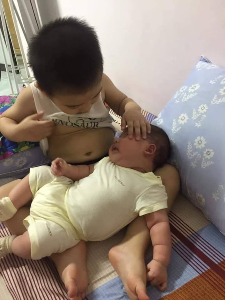 Tác hại của việc làm anh quá sớm mn ạ 😂
Em dặn thằng lớn trông em để mẹ đi vệ sinh, vừa vào thì nghe thằng bé khóc to chạy vội ra thì thấy cảnh ông anh zai đang cho em ti. Thấy mẹ vào sợ quá bảo mẹ ơi em há mồm ra con cho em ti 🤦‍♀️🤦‍♀️

Nguồn: st