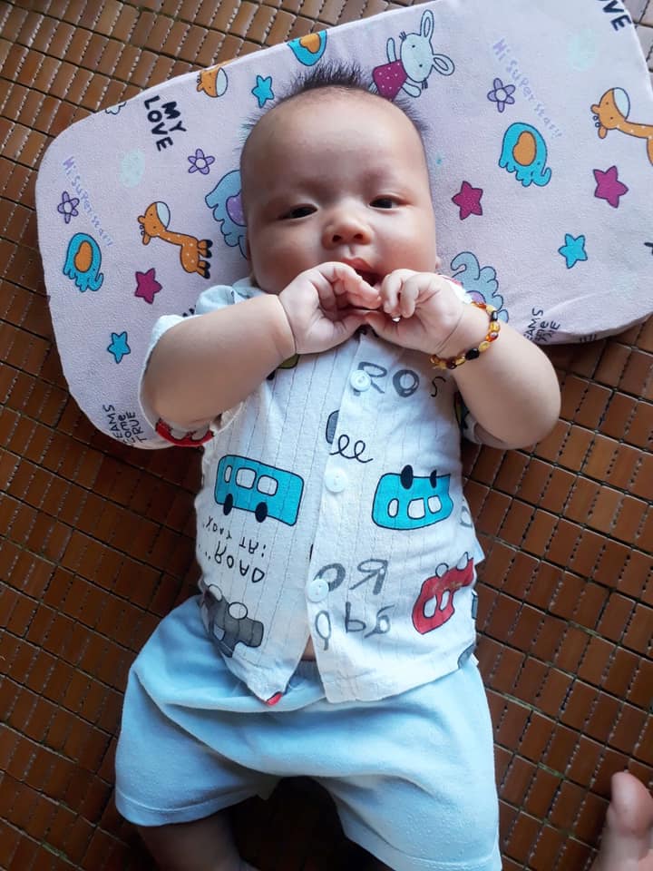 Nghiện chồng thì có thể Lào Cai, nhưng nghiện thai giáo thì không thể nào cai :)

Mẹ nào mang bầu chẳng muốn con sinh ra khoẻ mạnh, thông minh phải không ạ. Mặc dù không chắc về tính xác thực của thai giáo, nhưng ngay từ khi bắt đầu mang bầu, em đã tìm hiểu nhiều phần mềm thai giáo khác nhau để thực hành mỗi ngày. Đã nghiện thì em cũng chả ngại tìm đến các app thai giáo cho con trên mạng. Tính đến giờ phút này, em phải có tầm 6-7 chiếc app thai giáo đủ các thể loại trong điện thoại rồi đó ạ. 

Mang bầu tháng thứ 3, em đã sử dụng headphone chuyên dụng để cho con nghe nhạc trên app thai giáo mỗi ngày. Bên cạnh đó, em cũng áp dụng hình thức thai giáo nói chuyện với con 20-30 phút mỗi ngày. Những tháng đầu em còn chịu khó tìm tòi các điểm mạnh này điểm mạnh kia của các app để thai giáo cho con nhưng đến tháng thứ 5 thì bận quá, phần vì đi làm về mệt bơ phờ, phần vì sang tháng thứ 5 bụng cũng đã khá to, không ngồi lâu cũng như nhìn màn hình điện thoại nhiều mỏi mắt dã man.

Suốt quá trình thai giáo hơn 4 tháng vừa qua em thấy nhược điểm của các app thai giáo trên mạng đó là “đơn sơ” quá. Em gọi là đơn sơ là vì mỗi app không đầy đủ các tính năng, mà rải rác mỗi app… một tí. Đơn cử như em muốn tìm truyện thai giáo, app này không có, em lại phải lục tìm trên store để cài app chuyên về truyện thai giáo. Không chỉ thế, khi muốn tìm nhạc thai giáo, em lại phải mày mò đi tìm một app… chuyên về nhạc, tức nhất là có khi tải về mở ra chưa xem đc gì đã đòi… thu phí :) Em hoang mang quá các mẹ ạ, giờ chỉ ước có “Siêu App thai giáo” nào có “full option” đủ hết các thể loại để em đỡ phải mày mò đi tìm không nhỉ?

Nhờ ông chồng tìm giúp ông bảo “đừng có mơ”, “không có đâu”, “tìm làm gì cho mất công”. Kệ lời lão, em sạo sục, nằm vùng trên các group cuối cùng cũng tìm được chiếc “Siêu app thai giáo” mang tên Mamibabi mà em ao ước bấy lâu nay là có thật các mẹ ạ. Em mày mò đăng kí tài khoản trải nghiệm thứ thì “full option”, tất tần tật về thai giáo đều tập hợp hết về chiếc super app này, nào là truyện, nhạc, các bài thực hành thai giáo với hơn 2500+ các hoạt động khác nhau, Yoga, thiền mẹ bầu,... nói chung “tất tần tật” để mẹ thai giáo cho con hiệu quả.

Ưu điểm lớn nhất của app này đó là mẹ có thể trải nghiệm rất nhiều các hình thức thai giáo cho con mà hoàn toàn… MIỄN PHÍ, đó là những thứ mà các phần mềm thai giáo khác chưa có hoặc THU PHÍ ngay từ đầu (mẹ đã trải nghiệm được gì đâu mà đòi thu phí ngay đúng không ạ?). Sau khi trải nghiệm trong 7 ngày, nếu thấy có ích thì mẹ có thể nâng cấp lên bản tính phí với giá CỰC RẺ chỉ 449K/năm. Cái này em thấy siêu rẻ là bởi vì các khoá học thai giáo đơn giản trên mạng đã được bán với giá đó rồi, mà app “Siêu thai giáo” này chỉ với giá như trên dùng cho 1 năm là cực rẻ rồi đó ạ. Nói nhiều thành nói dai, em xin phép dừng ở đây và chúc các mẹ thai giáo vui nha^^