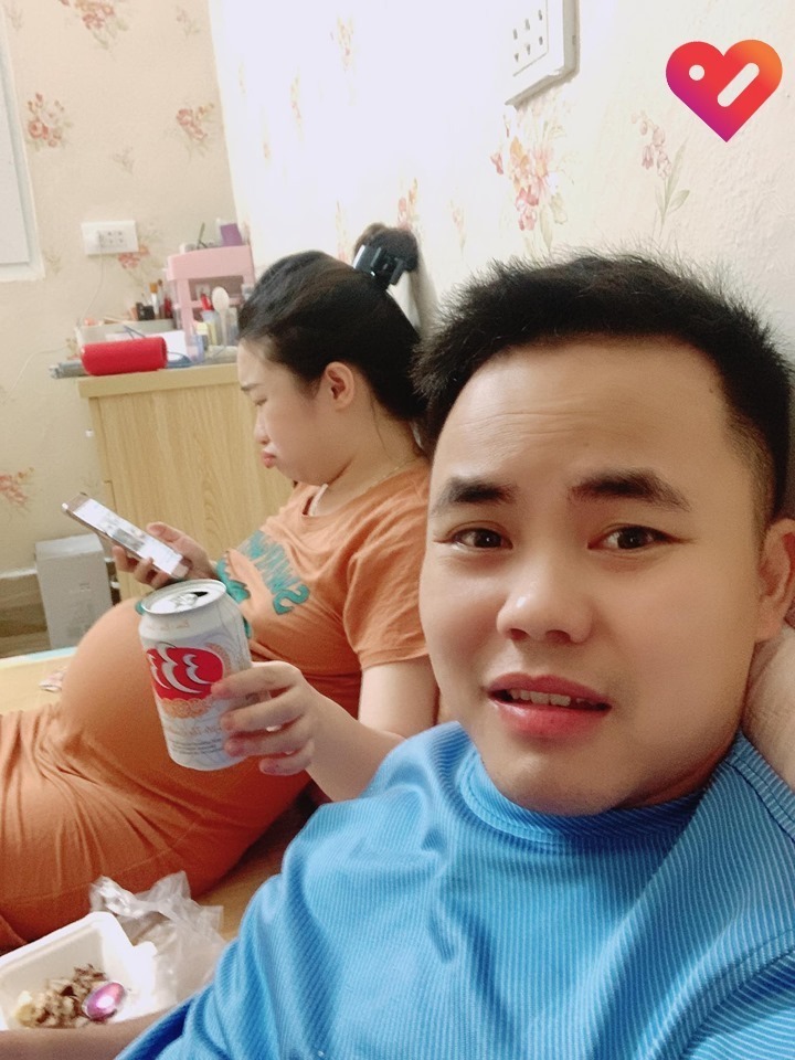 < GÓC HẦU VỢ >

Vợ bầu là lúc mình được trải nghiệm cảm giác làm quân hầu nó như thế nào 🤣.

Mấy tháng đầu thì ốm nghén hay quạu, gần đẻ thì thay đổi thói quen sinh hoạt, khát đòi uống bia, uống bia đắng thì mặt tếu đcđ, nhiều khi đ' hiểu kiểu gì. Lắm lúc phải lên mạng xem tử vi của vợ hôm nay như nào, hung cát ra sao để biết đường mà hầu =)))

Nguồn: Nguyễn Điệp/ Beatvn