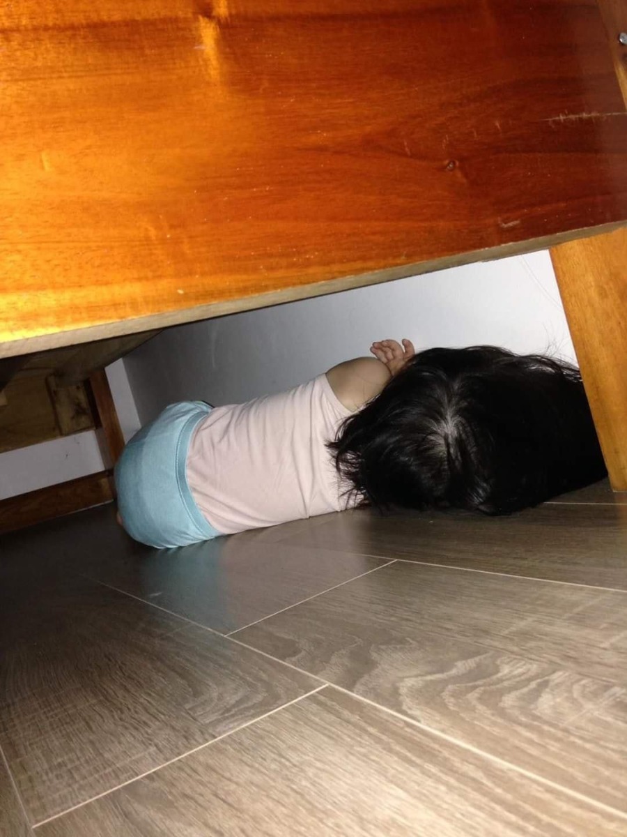 Cảm giác buổi sáng thức dậy ko thấy con đâu, tìm khắp nhà vệ sinh, ban công ko thấy, sau rèm ko có. Hai vc Cuống cuồng xem cửa sổ có mở ko cũng ko có mở. Đang hết hồn thì nó hắt hơi trong gầm giường. Kỉ niệm về con đáng nhớ trong cuộc đời