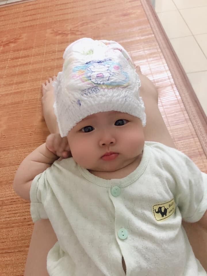 Các mom vào xin vía chuột gái nhé 🥰
Có bạn chuột nào tháng tư k nhỉ 🤪 Nấm nhà e bú hoàn toàn sữa mẹ và hiện tại nặng 8,3kg . Mỗi tháng e tăng được 1,7kg nhé . Mẹ ăn rất ít cơm , chủ yếu uống ngũ cốc lợi sữa và ăn hoa quả 😂😂 
Trộm vía e rất ngoan , lên cân đều , ngày chơi đêm ngủ , k quấy mẹ ♥️♥️