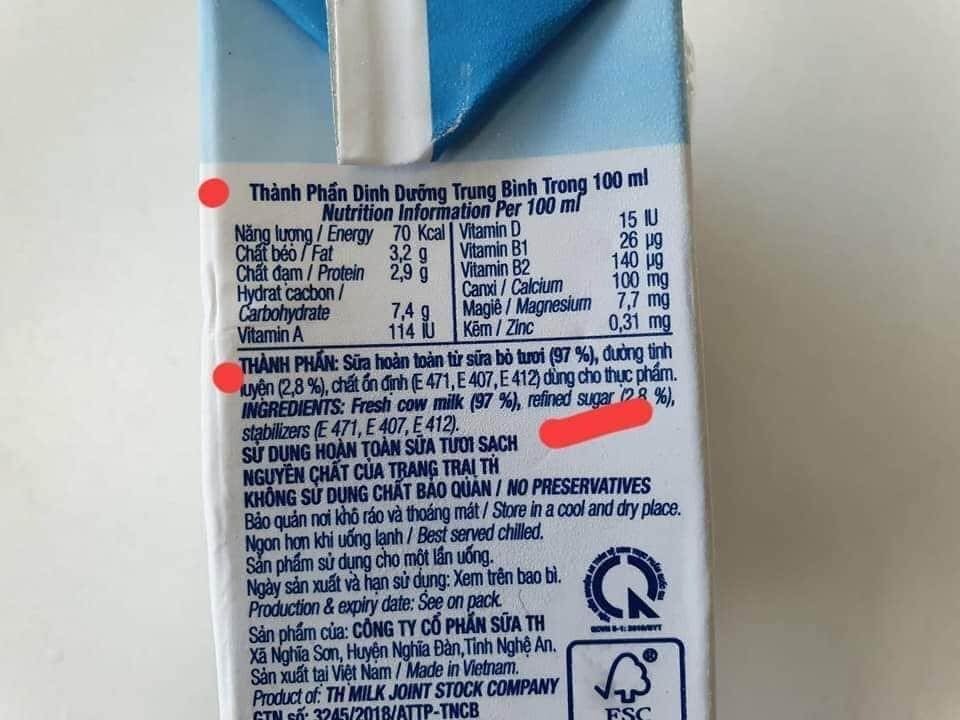 LƯU Ý LỰA CHỌN SỮA CHO CON

Dành 5 phút tìm hiểu, đọc kỹ thông tin trên hộp sữa trước khi mua để con có được sữa Tươi tốt nhất.

Với các mẹ bỉm, sữa chỉ có 2 loại.

1. Sữa Bột: gồm sữa công thức, sữa tăng chiều cao, sữa tăng cân, sữa năng lượng cao.

2. Sữa tươi: là sữa đóng hộp 110ml, 180ml, 250ml, 1000ml.

Hiểu như các bạn là không đúng, sữa mà các bạn cho là sữa tươi đóng hộp gồm 3 loại.

I. SỮA TƯƠI 100% THANH TRÙNG.

- Bảo quản nhiệt độ 2- 8 độ C, ngăn mát tủ lạnh. Không bảo quản ở ngoài được.

- Hạn sử dụng: 5-7 ngày.

- Trên bao bì ghi rõ: sữa tươi thanh trùng.

- Đọc thành phần: sữa tươi 95 - 96%, đường 2-3%.

- Là loại có hương vị thơm ngon nhất, giữ nguyên vitamin, enzyme, các chất dinh dưỡng, khả năng hấp thu tốt nhất. Giàu dinh dưỡng dễ hấp thu nhất.

- Phải bảo quản lạnh, khi cho trẻ dùng phải hâm sữa hoặc để ra ngoài 5-10 phút cho bớt lạnh mới cho trẻ uống.

- Không thể cho vào cặp sách cho bé mang theo đi học được vì dễ bị hỏng, chỉ có thể uống buổi sáng hoặc chiều tối khi trẻ đi học về.

II. SỮA TƯƠI 100% TIỆT TRÙNG.

- Bảo quản ở điều kiện bình thường (không cần bảo quản lạnh).

- Hạn sử dụng 6-9 tháng.

- Trên hộp ghi rõ: sữa tươi tiệt trùng.

- Thành phần: sữa tươi 95-96%, đường 2-3%.

- Giá trị dinh dưỡng và sự thơm ngon kém hơn sữa Thanh trùng do một số vitamin bị biến đổi, các enzyme trong sữa bị biến đổi.

- Tiện dụng, có thể cho vào cặp sách của con để con đi học uống.

III. SỮA HOÀN NGUYÊN/SỮA PHA LẠI.

- Bảo quản điều kiện thường như sữa tươi tiệt trùng.

- Hạn sử dụng 6-9 tháng.

- Trên hộp ghi rõ: THỰC PHẨM BỔ SUNG.

- Thành phần: Sữa 92-95% (nước, bột sữa, chất béo sữa, sữa tươi) họ không ghi rõ sữa tươi là bao nhiêu %.

- Giá trị dinh dưỡng không bằng sữa thanh trùng và tiệt trùng. Do khi sấy khô, vitamin A, C, D, E ... bị biến đổi, các protein bị biến đổi...không còn giữ được giá trị dinh dưỡng và không thơm ngon như sữa tươi Thanh trùng và sữa tươi Tiệt trùng.

- Trong quá trình lấy bột sữa pha với nước, được cho thêm vitamin, canxi, chất béo...chất điều hương, điều vị khiến trẻ em rất thích.

- Bên cạnh đó bao bì sữa rất đẹp, nhiều màu sắc, kèm theo quà tặng siêu nhân, lego, ôtô đồ chơi...khiến trẻ càng thích nên mua.

LỰA CHỌN SỮA TƯƠI THANH TRÙNG, SỮA TƯƠI TIỆT TRÙNG HAY SỮA HOÀN NGUYÊN.

Với kinh nghiệm của anh, chúng ta sẽ ưu tiên dùng sữa tươi thanh trùng là tốt nhất. Sữa tươi tiệt trùng sẽ dùng xen kẽ để cho vào cặp sách của bé để bé uống giữa buổi học. Sữa hoàn nguyên hạn chế, chỉ thi thoảng cho dùng để thay đổi khẩu vị cho trẻ.

ĐỐI TƯỢNG DÙNG SỮA TƯƠI THANH TRÙNG, SỮA TƯƠI TIỆT TRÙNG: TRẺ TRÊN 1 TUỔI.

SỮA HOÀN NGUYÊN: TRẺ TRÊN 1 TUỔI, CÓ LOẠI CHO TRẺ TRÊN 3 TUỔI HOẶC TRÊN 6 TUỔI...CÁC BẠN ĐỌC Kĩ TRÊN HỘP.

KHÔNG CÓ SỮA TƯƠI DẠNG BỘT: SỮA TƯƠI LÀ SỮA TƯƠI, SỮA BỘT LÀ SỮA BỘT.

SỮA CÔNG THỨC BẢN CHẤT LÀ SỮA HOÀN NGUYÊN, NHƯNG ĐƯỢC SẢN XUẤT PHÙ HỢP CHO TỪNG ĐỐI TƯỢNG HOẶC NHU CẦU THỊ HIẾU MẸ BỈM

- Sữa công thức cho trẻ dưới 1 tuổi: được sản lấy từ BỘT SỮA (BỘT SỮA: được sản xuất khi người ta sấy sữa tươi). Sau đó điều chỉnh lượng đạm, chất béo, đường, gia giảm vitamin, chất khoáng ... để có công thức, thành phần giống sữa mẹ. Giai đoạn trẻ dưới 1 tuổi hệ tiêu hóa của bé chưa hấp thu được sữa tươi Thanh trùng, sữa tươi tiệt trùng (do tỷ lệ đạm Casein/Whey không phù hợp...) nên khi mẹ ít sữa hoặc mất sữa thì phải dặm thêm sữa công thức.

- Sữa công thức cho trẻ trên 1 tuổi: độ tuổi này trẻ hấp thi được sữa tươi thanh trùng, sữa tươi tiệt trùng...chúng ta sẽ giảm sữa bột công thức và giới thiệu sữa tươi thanh trùng, sữa tươi tiệt trùng cho bé và giảm dần sữa bột.

Lưu ý rằng: giai đoạn này, bé phát triển nhanh, nên sữa không phải là nguồn dinh dưỡng chính, kể cả các sữa được giới thiệu cao năng lượng, giàu vitamin, chất khoáng... cũng không đủ nhu cầu của bé. Quan trọng nhất là dinh dưỡng từ bữa ăn đa dạng hàng ngày mới cung cấp đủ dinh dưỡng.

Nguồn: Trương Minh Đạt