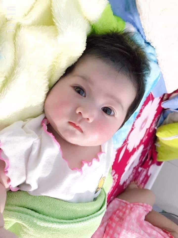 Con là chuột 7.6 con sinh được 3kg....sau 1 tháng con tăng đc 2.4kg cả quần áo
100% con ti sữa mẹ hoàn toàn vì sữa mẹ con nhiều
Thi thoảng quấy đêm...bắt dong duổi,cáu bẳn và vặn mình
Chuột của các Mẹ thì sao ạ