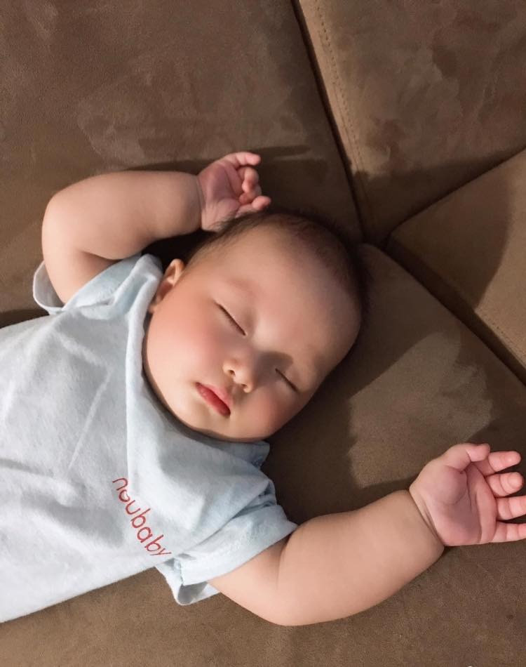 Các mẹ khoe chuột đi ạ.
Công chúa chuột nhà e 5m 8,5kg.
Sinh thường 2,8kg.
Sữa mẹ hoàn toàn ạ.
5m chưa thức đêm dù chỉ 1 lần.
Có mom nào xin vía con ko ạ?