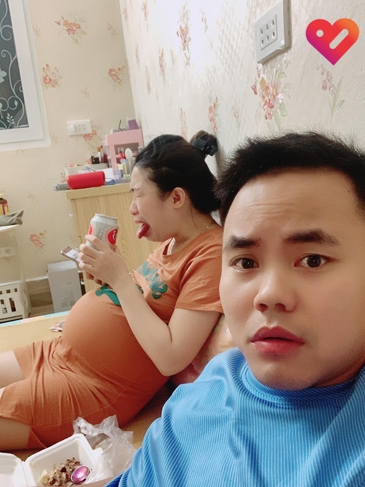 < GÓC HẦU VỢ >

Vợ bầu là lúc mình được trải nghiệm cảm giác làm quân hầu nó như thế nào 🤣.

Mấy tháng đầu thì ốm nghén hay quạu, gần đẻ thì thay đổi thói quen sinh hoạt, khát đòi uống bia, uống bia đắng thì mặt tếu đcđ, nhiều khi đ' hiểu kiểu gì. Lắm lúc phải lên mạng xem tử vi của vợ hôm nay như nào, hung cát ra sao để biết đường mà hầu =)))

Nguồn: Nguyễn Điệp/ Beatvn