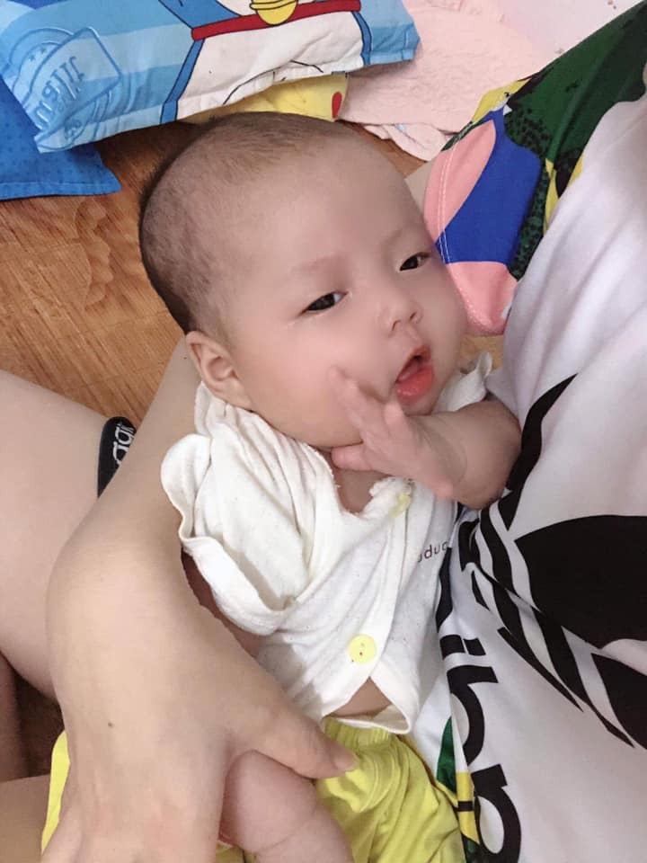 Các mom vào xin vía chuột gái nhé 🥰
Có bạn chuột nào tháng tư k nhỉ 🤪 Nấm nhà e bú hoàn toàn sữa mẹ và hiện tại nặng 8,3kg . Mỗi tháng e tăng được 1,7kg nhé . Mẹ ăn rất ít cơm , chủ yếu uống ngũ cốc lợi sữa và ăn hoa quả 😂😂 
Trộm vía e rất ngoan , lên cân đều , ngày chơi đêm ngủ , k quấy mẹ ♥️♥️