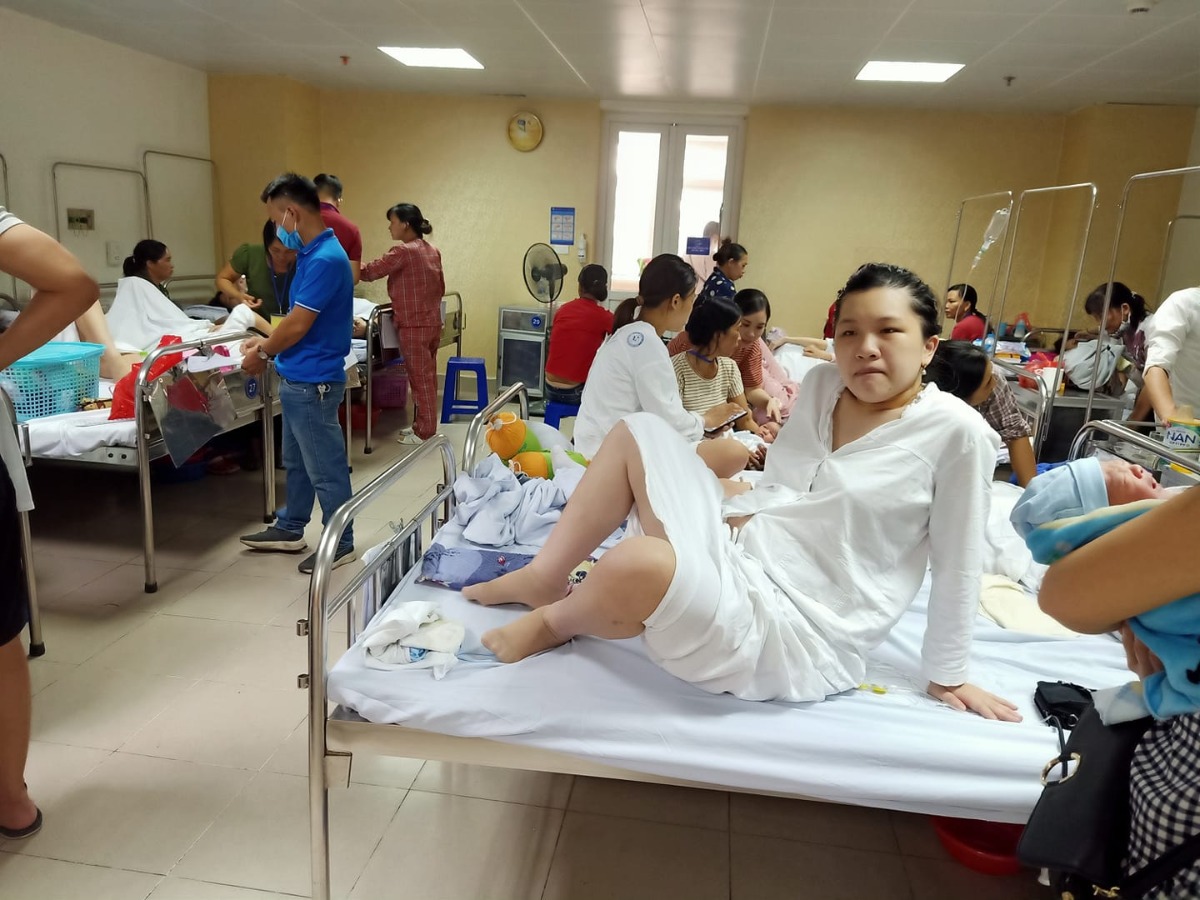Tại PSTW lúc này, tình hình đi đẻ hiện tại rất là đông nhé =)) 3ng 2 giường,  thậm chí 2 mẹ mổ/giường. Hết giường dịch vụ