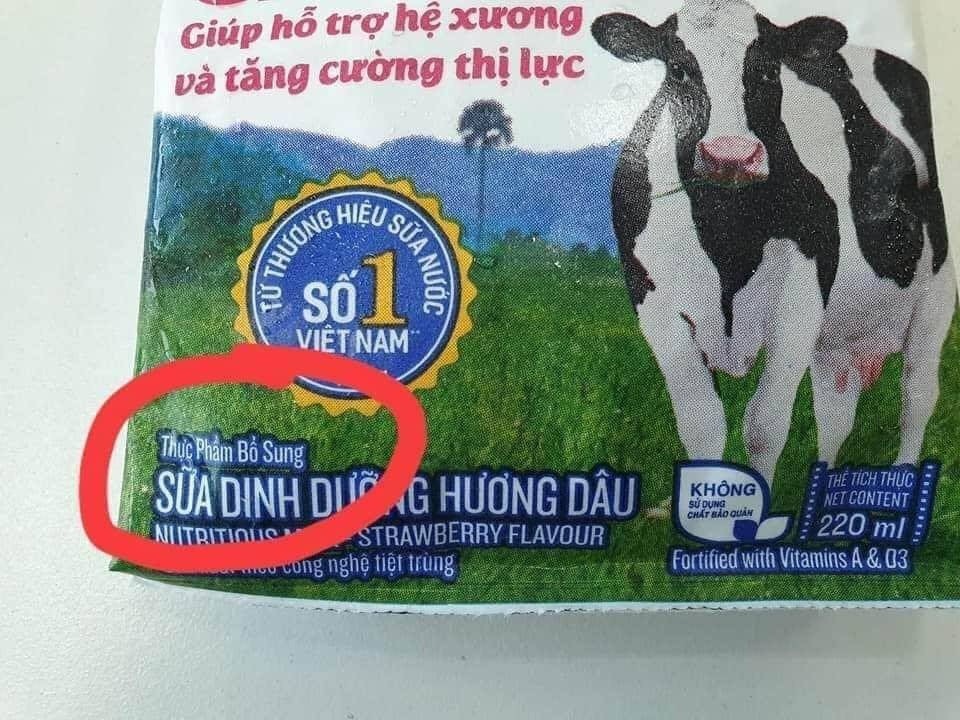 LƯU Ý LỰA CHỌN SỮA CHO CON

Dành 5 phút tìm hiểu, đọc kỹ thông tin trên hộp sữa trước khi mua để con có được sữa Tươi tốt nhất.

Với các mẹ bỉm, sữa chỉ có 2 loại.

1. Sữa Bột: gồm sữa công thức, sữa tăng chiều cao, sữa tăng cân, sữa năng lượng cao.

2. Sữa tươi: là sữa đóng hộp 110ml, 180ml, 250ml, 1000ml.

Hiểu như các bạn là không đúng, sữa mà các bạn cho là sữa tươi đóng hộp gồm 3 loại.

I. SỮA TƯƠI 100% THANH TRÙNG.

- Bảo quản nhiệt độ 2- 8 độ C, ngăn mát tủ lạnh. Không bảo quản ở ngoài được.

- Hạn sử dụng: 5-7 ngày.

- Trên bao bì ghi rõ: sữa tươi thanh trùng.

- Đọc thành phần: sữa tươi 95 - 96%, đường 2-3%.

- Là loại có hương vị thơm ngon nhất, giữ nguyên vitamin, enzyme, các chất dinh dưỡng, khả năng hấp thu tốt nhất. Giàu dinh dưỡng dễ hấp thu nhất.

- Phải bảo quản lạnh, khi cho trẻ dùng phải hâm sữa hoặc để ra ngoài 5-10 phút cho bớt lạnh mới cho trẻ uống.

- Không thể cho vào cặp sách cho bé mang theo đi học được vì dễ bị hỏng, chỉ có thể uống buổi sáng hoặc chiều tối khi trẻ đi học về.

II. SỮA TƯƠI 100% TIỆT TRÙNG.

- Bảo quản ở điều kiện bình thường (không cần bảo quản lạnh).

- Hạn sử dụng 6-9 tháng.

- Trên hộp ghi rõ: sữa tươi tiệt trùng.

- Thành phần: sữa tươi 95-96%, đường 2-3%.

- Giá trị dinh dưỡng và sự thơm ngon kém hơn sữa Thanh trùng do một số vitamin bị biến đổi, các enzyme trong sữa bị biến đổi.

- Tiện dụng, có thể cho vào cặp sách của con để con đi học uống.

III. SỮA HOÀN NGUYÊN/SỮA PHA LẠI.

- Bảo quản điều kiện thường như sữa tươi tiệt trùng.

- Hạn sử dụng 6-9 tháng.

- Trên hộp ghi rõ: THỰC PHẨM BỔ SUNG.

- Thành phần: Sữa 92-95% (nước, bột sữa, chất béo sữa, sữa tươi) họ không ghi rõ sữa tươi là bao nhiêu %.

- Giá trị dinh dưỡng không bằng sữa thanh trùng và tiệt trùng. Do khi sấy khô, vitamin A, C, D, E ... bị biến đổi, các protein bị biến đổi...không còn giữ được giá trị dinh dưỡng và không thơm ngon như sữa tươi Thanh trùng và sữa tươi Tiệt trùng.

- Trong quá trình lấy bột sữa pha với nước, được cho thêm vitamin, canxi, chất béo...chất điều hương, điều vị khiến trẻ em rất thích.

- Bên cạnh đó bao bì sữa rất đẹp, nhiều màu sắc, kèm theo quà tặng siêu nhân, lego, ôtô đồ chơi...khiến trẻ càng thích nên mua.

LỰA CHỌN SỮA TƯƠI THANH TRÙNG, SỮA TƯƠI TIỆT TRÙNG HAY SỮA HOÀN NGUYÊN.

Với kinh nghiệm của anh, chúng ta sẽ ưu tiên dùng sữa tươi thanh trùng là tốt nhất. Sữa tươi tiệt trùng sẽ dùng xen kẽ để cho vào cặp sách của bé để bé uống giữa buổi học. Sữa hoàn nguyên hạn chế, chỉ thi thoảng cho dùng để thay đổi khẩu vị cho trẻ.

ĐỐI TƯỢNG DÙNG SỮA TƯƠI THANH TRÙNG, SỮA TƯƠI TIỆT TRÙNG: TRẺ TRÊN 1 TUỔI.

SỮA HOÀN NGUYÊN: TRẺ TRÊN 1 TUỔI, CÓ LOẠI CHO TRẺ TRÊN 3 TUỔI HOẶC TRÊN 6 TUỔI...CÁC BẠN ĐỌC Kĩ TRÊN HỘP.

KHÔNG CÓ SỮA TƯƠI DẠNG BỘT: SỮA TƯƠI LÀ SỮA TƯƠI, SỮA BỘT LÀ SỮA BỘT.

SỮA CÔNG THỨC BẢN CHẤT LÀ SỮA HOÀN NGUYÊN, NHƯNG ĐƯỢC SẢN XUẤT PHÙ HỢP CHO TỪNG ĐỐI TƯỢNG HOẶC NHU CẦU THỊ HIẾU MẸ BỈM

- Sữa công thức cho trẻ dưới 1 tuổi: được sản lấy từ BỘT SỮA (BỘT SỮA: được sản xuất khi người ta sấy sữa tươi). Sau đó điều chỉnh lượng đạm, chất béo, đường, gia giảm vitamin, chất khoáng ... để có công thức, thành phần giống sữa mẹ. Giai đoạn trẻ dưới 1 tuổi hệ tiêu hóa của bé chưa hấp thu được sữa tươi Thanh trùng, sữa tươi tiệt trùng (do tỷ lệ đạm Casein/Whey không phù hợp...) nên khi mẹ ít sữa hoặc mất sữa thì phải dặm thêm sữa công thức.

- Sữa công thức cho trẻ trên 1 tuổi: độ tuổi này trẻ hấp thi được sữa tươi thanh trùng, sữa tươi tiệt trùng...chúng ta sẽ giảm sữa bột công thức và giới thiệu sữa tươi thanh trùng, sữa tươi tiệt trùng cho bé và giảm dần sữa bột.

Lưu ý rằng: giai đoạn này, bé phát triển nhanh, nên sữa không phải là nguồn dinh dưỡng chính, kể cả các sữa được giới thiệu cao năng lượng, giàu vitamin, chất khoáng... cũng không đủ nhu cầu của bé. Quan trọng nhất là dinh dưỡng từ bữa ăn đa dạng hàng ngày mới cung cấp đủ dinh dưỡng.

Nguồn: Trương Minh Đạt
