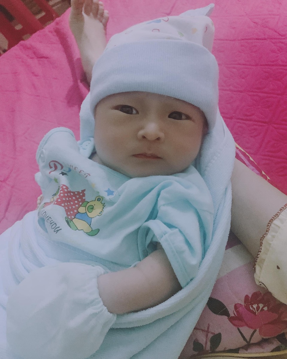 CHUYỆN ĐI ĐẺ !!
Loay quay cũng còn vài hôm nữa là đầy tháng cuBon bé bỏng của Bố Mẹ. Nhanh thật... như mới hôm qua đang chờ đợi mỏi mòn để được gặp con. Tròn 9 tháng 10 ngày trong bụng Mẹ, với đôi ba lần làm Mẹ khóc hết nước mắt vì con đòi ra sớm. Mẹ đi nhanh 1 tí, buồn một chút, Bố cũng không cho phép, bởi Bố cũng sợ con đòi ra  chưa đủ tháng đủ ngày, lại tội nghiệp con. Mãi gần tới ngày dự sinh ông bà ngoại đã gấp xếp đồ đi đẻ cho mẹ con mình xong xuôi, lên bệnh viện nhập viện sớm mấy hôm theo dõi. Có vẻ như lần này con lại muốn ở yên trong bụng Mẹ thì phải. Quá ngày dự sinh con cũng chưa thông báo cho Mẹ 1 tín hiệu gì😟. Ở trong bệnh viện mất ngủ cũng được 4 đêm, người Mẹ mệt mỏi, cả Bà Ngoại con cũng mệt mỏi theo. Nhìn từng người một người ta đau đẻ quằn quại tới mở 5 phân thì họ vào phòng sinh, người nhà họ túc trực gần phòng sinh để đón con cháu của họ, Mẹ cũng lại ngóng theo, tới khi điều dưỡng đẩy họ ra Mẹ cũng đi theo để nhìn em bé của họ. Nhìn họ đau đớn, người run rẩy khi mới vừa trải qua một cơn đau như gãy xương rách thịt. Thế mà Mẹ cũng k hề sợ, mẹ còn nói mới bà Ngoại rằng - Nhìn người ta đau đẻ, mà con thèm quá !
Tới hôm sau khi quá ngày dự sinh, Lòng mẹ nặng nề lắm, Mẹ còn nói với mấy cô điều dưỡng cho Mẹ chuyền kích đẻ để mau chuyển dạ nhưng mẹ chưa mở phân nào họ k cho.Mẹ lại nằm chờ mà quên mất cuBon của Mẹ ít cử động, mẹ nghĩ con đang ngủ,đêm  31/5 Lúc này 11h đo tim thai. Tới lượt Mẹ thì cô điều dưỡng nói tim thai con đang chậm. Thế là Mẹ phải nằm ngửa đo gần 1 tiếng theo dõi con. Lúc đấy nằm nhìn nhịp tim con cứ chậm mãi k lên. Mẹ không biết làm gì ngoài khóc cả. Lần nữa. Mẹ sợ mất con. Một lúc sau bác sĩ qua xem và nói Mẹ đừng khóc hãy hít thở thật sâu để lấy nhiều oxi cho con. Và thế là Mẹ con mình phải lên bàn mổ cấp cứu. Thật may sao 15p sau Mẹ vỡ oà khi nghe tiếng con khóc. Rồi tiếng con khóc xa dần, con được đưa ra ngoài gặp bà ngoại và Mẹ vẫn chưa được nhìn mặt con mà chỉ biết là con đã an toàn. Đêm hôm đó đối với mẹ ám ảnh và kinh khủng hơn gấp 10 lần mẹ nghĩ. Một mình Mẹ nằm trong phòng hồi sức, căn phòng trắng toát lạnh lẽo, Mẹ nằm đó run rẩy từng cơn trong lúc thuốc tê đang rã dần. Đúng 2 tiếng sau khi hết thuốc tê, Mẹ mới cảm nhận rõ cơn đau vết mổ mấy lớp dài 1 gang tay đó. Và mẹ được tiêm giảm đau, nhưng chỉ đỡ được 30p thì cơn đau tiếp tục âm ĩ khắp người Mẹ. Đúng 8 tiếng Mẹ nằm trong căn phòng đó, rên rỉ, khóc lóc, cầu cứu, chắc chỉ có Mẹ yếu đuối như thế thôi, những người khác họ vẫn chịu đau giỏi hơn Mẹ thì phải. 8 tiếng đó Mẹ chỉ nhìn mãi chiếc đồng hồ treo tường mà cứ tưởng như đồng hồ bị hư, mãi mà trời vẫn không sáng. 7h30 sáng Mẹ được ông ngoại đẩy ra phòng gặp con, cuối cùng cũng nhìn thấy cuBon bé bỏng. Con đỏ hỏn nằm trên tay bà ngọai thật yên bình . Ngày thứ 2 sau khi mổ Mẹ cố gắng ngồi dậy tập đi để vết mổ k bị dính ruột, và lúc này mới thật sự là đỉnh điểm của cơn đau. Bố ôm Mẹ dìu Mẹ đi từng chút, mồ hôi toát ướt đẫm, tay Mẹ lạnh run lên bấu víu lấy người Bố để nhấc chân từng tí một. Thật khủng khiếp. thế rồi mọi chuyện cũng đã qua. Bây giờ nằm cho Con ti Mẹ cảm thấy như chưa có chuyện gì, cơn đau nào xảy ra. Là nhờ có Ông Bà ngoại ,Bố con và con đấy cuBon bé bỏng. Gia đình đã bên Mẹ và tiếp động lực cho Mẹ. Thật cám ơn và yêu thương nhiều lắm hai người đàn ông của cuộc đời Mẹ❤️❤️
Hành trình gặp con thật vất vả đấy cuBon nhé. Phải hù Bố Mẹ mấy lần mới chịu. Lúc chào đời cũng phải hù cho cả nhà đứng ngồi không yên. Niềm hạnh phúc nhất của Mẹ chính là con ra đời lành lặn, khoẻ mạnh và con giống Bố🥰.Hai người Mẹ yêu nhất đều giống nhau. Mẹ mong con lớn lên thật mạnh khỏe. Tất cả đã có Bố Mẹ lo