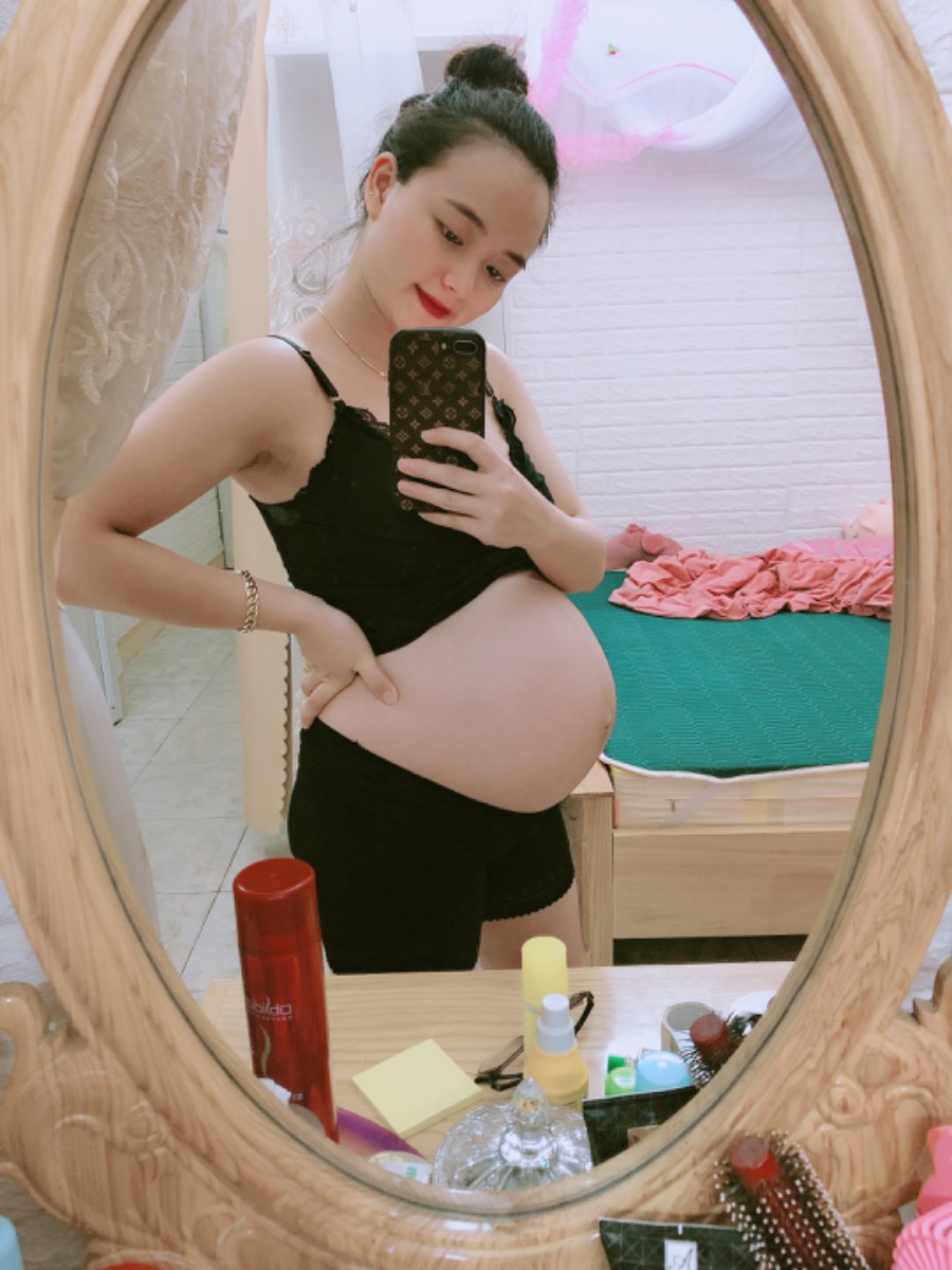 Nhớ CuBi Của Mẹ Xế. 
Nay Em Tròn 33w Rồi. 
Trộm Vía Em Vẫn Giữ Được Cho Mẹ Cái Bụng Chưa Bị Rạn Tí Nào. 
#MongConLuonKhoeManhBinhAnChaoDoi❤️👶🏻