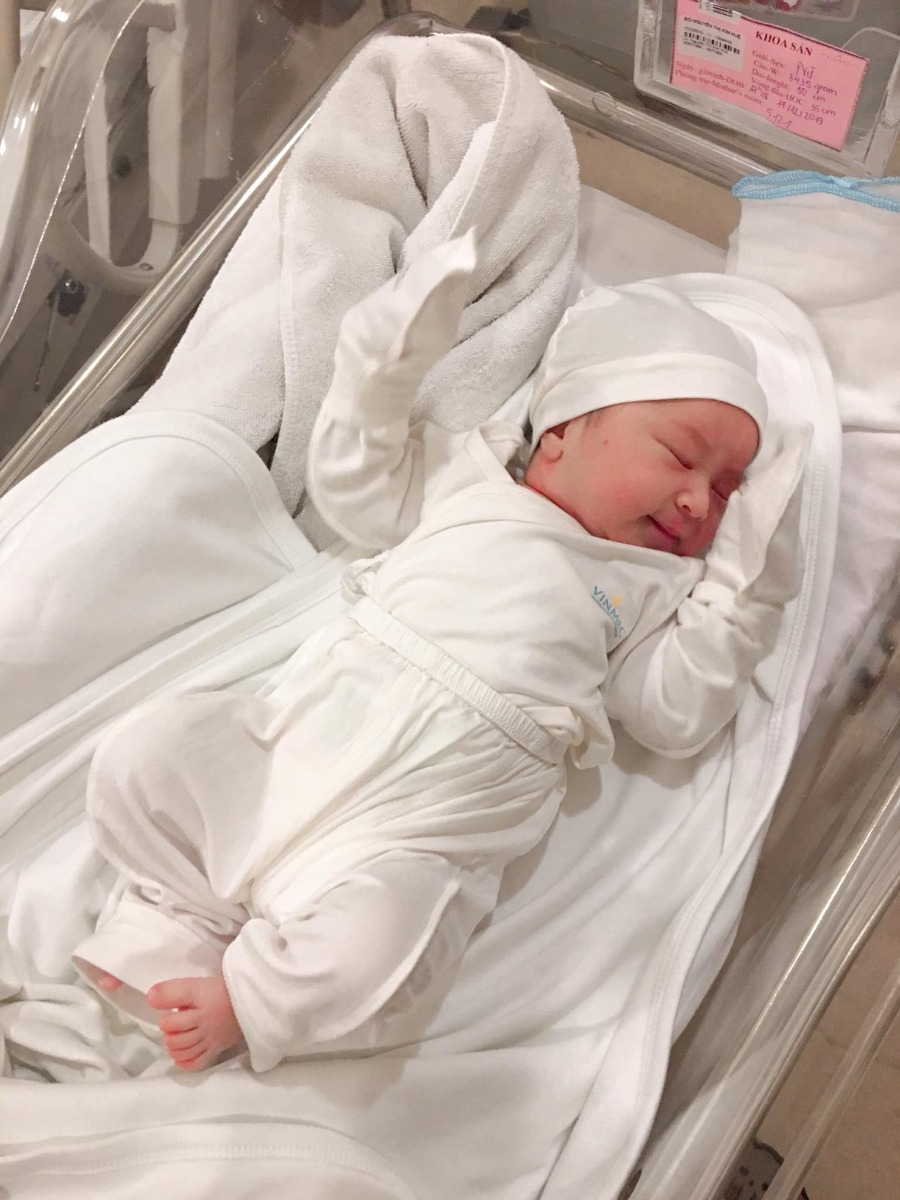 NHỮNG “LIỀU THUỐC ĐỘC” ĐỐI VỚI TRẺ DƯỚI 1 TUỔI - CÁC PHỤ HUYNH LƯU Ý
🍀🍀❤🍀🍀

Cơ thể non nớt của trẻ dưới 1 tuổi vẫn đang trong quá trình hoàn thiện chức năng của các bộ phận trên cơ thể.

Nếu cha mẹ không tìm hiểu kỹ, rất có thể sẽ hại con bằng chính những gì mình nấu ra. Nên nhớ, con dưới 1 tuổi, không ăn những thứ sau:

➡️ Muối
Thận trẻ dưới 1 tuổi chưa thể thích ứng được với những đồ ăn có nhiều muối, như: pho mát, xúc xích, thịt hun khói, đặc biệt, không nêm muối vào cháo, bột của trẻ.

➡️ Đường
Thực phẩm nhiều đường có thể làm bé giảm hấp thụ chất dinh dưỡng, giảm sức đề kháng, giảm phát triển chiều cao và đối mặt với chứng béo phì sau này.

➡️ Hải sản có vỏ
Các loại hải sản có vỏ như tôm, cua, sò, ốc… rất dễ gây dị ứng, vì vậy, các mẹ chỉ nên cho trẻ ăn sau năm đầu đời.

➡️ Mật ong
Các chuyên gia khuyến cáo không được cho trẻ nhỏ dưới 1 tuổi dùng mật ong, vì mật ong dễ bị vi khuẩn tấn công, sinh sôi nảy nở và thải ra chất độc.

➡️ Các loại phô mai mềm
Nguy cơ nhiễm khuẩn listeria khi ăn loại phô mai này là rất cao. Nếu cần, mẹ có thể cho trẻ ăn phô mai cứng hoặc kem phô mai để bổ sung thêm canxi.

➡️ Pate gan động vật
Vi khuẩn listeria có thể đang ẩn nấp trong loại thực phẩm này, và rất dễ làm bé bị ngộ độc. Hàm lượng vitamin A quá cao trong pate gan rõ ràng cũng không tốt cho sự phát triển của bé.

➡️ Sữa tươi
Trong sữa tươi có rất nhiều vitamin và khoáng chất, đặc biệt hàm lượng đạm còn cao gấp đôi so với sữa mẹ. Dưới 1 tuổi, hệ tiêu hóa của trẻ không đủ khả năng để chuyển hóa đạm, khiến thận và dạ dày của trẻ bị “quá tải”, gây đầy bụng, khó tiêu…

➡️ Các loại hạt kích thước nhỏ
Trái cây nhỏ và các loại hạt như đậu phộng, hạt dưa, hạt hướng dương… dù có thành phần dinh dưỡng cao song với kích thước nhỏ bé của chúng lại dễ dàng khiến trẻ bị ngạt thở khi ăn.

➡️ Dâu tây
Dâu không chỉ chứa nhiều axit ảnh hưởng lớn đến dạ dày và ruột của trẻ mà còn có thể gây kích ứng như nổi mề đay.

➡️ Lòng trắng trứng
Ăn lòng trắng trứng có thể khiến trẻ nổi mề đay, chàm và một số bệnh khác. Tốt nhất, mẹ chỉ nên cho con ăn lòng trắng trứng khi trẻ đã được 1 tuổi trở lên để tránh tình trạng dị ứng.