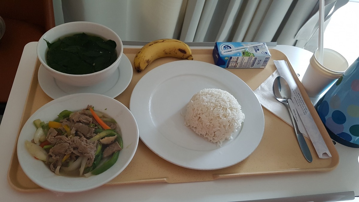 Chào cả nhà!!! 

Hôm nay khi ông con nhà mình đc gần 3 tháng rồi, mình mới có đủ dũng khí để review cho cả nhà việc đi đẻ ở VP vì dài lười viết quá =))))
Đầu tiên phải kể đến hành trình dài 3 năm đến với em bé. 

Vợ chồng mình cưới nhau 3 năm, mỗi năm bầu 1 lần, và bị sảy 2 lần đầu tiên ở tuần 8, 10. Sau khi sảy lần 2 xong (giữa 2018), thì thả mãi thêm suốt 1 năm sau đó mà ko thấy gì. Nghĩ chắc mình tịt rồi, còn bảo chồng là thôi anh lấy vợ khác đi🤣🤣🤣.

Tuy nhiên sau đó, khi vừa chuyển sang nhà mới và khi vừa mở quán trà thì mình dính bầu. Đến lúc bầu còn ko biết, vì nghĩ như các tháng trước, sợ là mong quá nên bị ảo giác có thai, đành ra mình chả thử gì, một phần vì lúc đó khá bận khi sửa cùng lúc 2 cái nhà. Mình trồng cây, bê đất hùng hục cùng chồng lên sân thượng, rồi bê vác bàn ghế ở quán như đúng rồi ý. Đến lúc mãi chả thấy có kinh mới đành thử đại và được một phen hú hồn. Hôm sau đi khám ngay thì thai đã bị bóc tách một chút. Và hành trình đầy nước mắt bắt đầu từ đây cho đến khi vợ chồng mình gặp được bác Nghị Idol🤣🤣🤣. 

Khi có bầu, thế nào mình lại ko đi khám ở Việt Pháp ngay. Phần vì lúc đó chưa tìm thấy hội mình để tham khảo nên ko biết thế nào, phần vì dồn hết kinh tế để sửa 2 cái nhà nên lúc đó 2 vợ chồng ko dư dả nhiều, chưa biết phí ở VP thế nào, chỉ nghĩ là rất đắt🤣🤣🤣

Nơi đầu tiên mình khám khi bầu lần 3 này là Phòng khám CS 2 của PSHN chỗ Cảm Hội ý. Tại đây mình siêu âm thấy 2 túi phôi, cùng với đó là u sơ. Bác sĩ bảo có thể là thai đôi, cũng có thể 1 trong 2 chỉ là túi dịch, phải đợi nó lớn thì mới biết được. Tuy nhiên, mình bị bóc tách như đã nói ở trên, thêm tiền sử bị sảy non 2 lần, và khối u có thể lớn nhanh hơn và đè vào túi thai, nên bs bảo khá nguy hiểm. Chỉ còn biết ở nhà uống thuốc và nằm yên bất động. ---> mình khóc hết nước mắt tập 1.

Khi được người quen giới thiệu cho bác sĩ Sơn - Trưởng khoa Chuyên khoa 2 của sản HN, mình đi khám phòng khám ngoài của bác này. Lần SÂ thứ 2 thì ko còn thấy u sơ nữa, mà chỉ còn 2 túi. Lúc đấy thai 5w và chưa có tim thai, bs nghi thai ko phát triển. Thuốc mình được kê từ lúc khám ở phòng khám CS2 của PSHN, mình hỏi bác thuốc này uống đc nữa ko, bác ý cho câu xanh rờn "thai ko phát triển uống có tác dụng gì đâu" và chỉ định mình làm xét nghiệm Beta Hcg ---> mình ngồi trên xe khóc hết nước mắt tập 2🤣🤣🤣.

Khi nhận được kết quả thì mình rất mừng vì chỉ số tăng. Vội vàng mang đến cho bác này xem. Lúc này siêu âm thì chỉ còn 1 túi thai, túi kia là túi dịch thật (mừng hụt vì ko phải sinh đôi🤣🤣🤣). Ko hiểu vì sao, dựa vào cái gì mà bác này nói kết quả xét nghiệm ko chính xác và khẳng định rằng thai ko phát triển nữa!!! Rồi yêu cầu mình làm xét nghiệm lại. Mình ức quá, và cảm thấy ko tin tưởng nên bảo chồng phi thẳng đến Việt Pháp cho em!!! 

Do mình ko book trước, và lúc đấy cũng chẳng biết bác nào với bác nào cả nên đến được xếp vào khám bác Nghị. 

Sau khi kể dài lê thê hành trình trước đó, được bác thăm khám cho thì bác phán: Thai em hoàn toàn bình thường. Mẹ khỏe con khỏe. Có tim thai rồi em nhé!! Đây này!!! Và đấy là lần đầu tiên vợ chồng em được nghe nhịp tim của con. Vỡ òa ý các mom ạ🤣🤣🤣.

Thực sự đấy là lần đầu tiên trong lịch sử khám thai, mình cảm thấy được yên tâm đến vậy khi bác sĩ chịu khó, tươi cười ngồi nghe mình trình bày rồi an ủi mình đến vậy. Mình cứ hỏi đi hỏi lại bác: thai khỏe thật ko bác? Thai phát triển thật ko bác? Bác Nghị cười tươi, điềm tĩnh trả lời: thật mà!! Hai mẹ con hoàn toàn bình thường có vấn đề gì đâu. 1 tháng sau qua khám lại thôi!!!🤣🤣🤣

Chính nụ cưới chết người của bác Nghị đã kéo vợ chồng em từ dưới đáy lên đến tận đỉnh đấy ạ. Thực sự cám ơn bác Nghị nhiều lắm!!!❤❤❤

Có 2 vấn đề mình hỏi bác Nghị, mà đáp án của bác khá hay, mình chia sẻ luôn để các mom ai chưa biết thì tham khảo nhé:

1/Thiếu ối uống nước dừa: theo bác Nghị thì ko phải thiếu ối uống nước dừa là có thêm ối đâu ạ. Bác giải thích rằng, tiếng Việt mình có gốc là tiếng Hán. Trong tiếng Hán quả dừa đọc là "dư", với mong muốn rằng uống nước dừa sẽ dư, rồi dần dần ngta nói uống nước dừa sẽ thêm nước ối chứ thật ra ko phải vậy. Nếu vậy thì đã ko phải can thiệp y học. 

2/Thuốc giảm nghén: mình có vào các hội chuột, thấy một số mẹ bảo nghén quá đi khám (ở các BV khác ko phải VP) thì BS cho thuốc giảm nghén. Mình bầu 3 tháng đầu cũng nghén thừa sống thiếu chết, cũng đến bác Nghị xin thuốc giảm nghén, thì bác bảo: thai càng khỏe thì mẹ càng nghén chứ sao phải uống thuốc giảm nghén. Em nghén vậy thì anh sẽ kê cho em thuốc giảm co để tránh ảnh hưởng đến thai nhi thôi, chứ ko uống thuốc nào giảm nghén đâu em nhé. Mẹ chịu khó nhé!!! 

Mình trải qua 3 tháng đầu yên ấm với bác Nghị, trộm vía mẹ khỏe con khỏe. Mình có nói chuyện với bà chị mình, thì lần nào cũng khuyên mình đi khám bác Thu. Có một lần ngồi chờ khám bác Nghị, mình có nghe các chị lễ tân nói chuyện với nhau là bác Thu đang cáu um lên vì có lịch mổ của bác mà ko chuẩn bị đc phòng mổ làm lỡ lịch hay sau ý, đại loại vậy. Nên trong tiềm thức của mình, ấn tượng đầu tiên là bác Thu khó tính🤣🤣🤣. 

Nghe chị mình khuyên hết lời, mình mới hỏi bác Thu có khó tính ko chị? Chị mình trả lời: ôi anh Thu vui tính nhất vịnh bắc bộ ý!!! 

Thế là ở lần khám sau, mình đã nuốt nước bọt, mạnh dạn book bác Thu. Ấy thế mà đếch được các mẹ ạ🤣🤣🤣. Kiểu trong tuần đến lịch khám thì đầu tuần mình book (vì chưa biết bác Thu kín lịch đến thế) nên ko đc. Vậy là lần khám của đợt sau, mình rút kinh nguyệt gọi điện book bác luôn ngay mùng 1. Thế là đã được cái hẹn với bác Thu. 
Lần đầu tiên khám bác Thu, mình rón rén âm thầm, ko dám hỏi gì nhiều. Cơ mà chính sự nhiệt tình và vui tính của bác đã khiến mình mạnh dạn hỏi hơn mỗi lần đến khám. Và mình theo bác Thu luôn cho đến lúc đẻ. 

Mình chỉ khám ở VP theo các mốc được chỉ định. Trộm vía 2 mẹ con bình thường nên ko phải đi khám thường xuyên. 

Trong quá trình mang thai, mình có bị tiểu đường nhẹ. Mình tự điều chỉnh lại ăn uống, và có sẵn máy thử tiểu đường tại nhà, nên khi đường mình đã ổn định là ok, ko bị lây sang con, và cũng ko phải đi khám, điều trị tiểu đường. 

Mong mãi rồi cũng đến ngày vỡ ối. Mình vỡ ối từ 3 rưỡi sáng. Hai vợ chồng tức tốc vào viện. 

Vào đến viện là lúc rạng sáng. Sau khi làm tờ khai y tế vì lúc ý vẫn trong lệnh cách ly của đại dịch Covid, mình lên tầng làm thủ tục nhập viện thì hành lang ko 1 bóng người😅😅😅. Nghĩ chắc các bạn trực đang nghỉ hoặc ngủ quên, nên mình gọi vào hotline nhờ gọi y tá hộ mình. Sau đó mới có một bạn ra dẫn mình đi thay quần áo, đo monitor, rồi đưa vào nhận phòng và tắm rửa. 

Xong xuôi, mình nhắn tin cho bác Thu nhờ bác lúc nào mình đẻ bác sang đỡ hộ mình. Bác nhắn tin hỏi lại mình tên và số phòng. 

Bạn cũng phòng của mình nhập viện sau mình một lúc. Bạn ý đẻ mổ và cũng đk bác Thu. Mình trộm nghĩ, ko biết lúc mình chuyển dạ bác mổ xong chưa nhỉ, mà ko biết rằng cái ngày của mình nó dài đằng đẵng tới tận tối muộn!!!😭😭😭

Nằm chờ một lúc thì có BS người Pháp vào khám cho mình. Mình tưởng chuẩn bị được đi đẻ rồi, mà bác phán cho câu: mày mới mở đc 1 finger thôi. Đến chiều mà chưa mở đc hết để đẻ thì sẽ cho đặt gel. Thì dự kiến có thể đêm nay hoẵ sáng mai sẽ sinh. Mình mới ối giời ơi sao từ đêm đến giờ mới mở đc có 1 ngón tay thôi á huhuuu. Thế là cứ nằm chờ, cứ nghĩ bác Thu quên mình rồi ahuhuu... 

Và rồi cuối cùng idol cũng xuất hiện sau mấy ca mổ thì phải🤣🤣😅. 
Nhanh như 1 cơn gió, bác xuất hiện, khám và chỉ định đặt gel luôn chứ ko phải chờ đợi làm gì cả!!! 

Đặt gel xong mình vẫn ăn trưa bình thường. Bữa trưa ở VP ngon bá cháy!!! Còn chồng mình xuống canteen của VP ăn luôn!!! Khoảng 100k/suất dưới canteen thì phải. Mình vừa ăn, vừa ngồi facetime về cho ông bà nội ngoại ở nhà đỡ lo. Vì dịch cách ly nên chỉ 1 người thân đc vào thôi. Bà ngoại có đến nhưng bảo vệ ko cho vào. 

Sau khi ăn xong thì những cơn đau dồn dập kéo đến. Đau dã man ý các mẹ ạ. Dù đã đọc nhiều review của các mẹ và cũng xác định tư tưởng rồi mà vẫn đau ngoài sức tưởng tượng😭😭😭. Đau đến nỗi mà khi bs vào ktra, mình ngỡ mở đc cả chục phân rồi, nhưng ko, mới chỉ mở thêm tổng cộng khoảng 3 phân ạ🤣🤣🤣. Cơ mà chịu đc đến đây là thiên đường rồi, vì như vậy đã đủ điều kiện đi gây tê màng cứng. Đến chiều tối mình được các chị hộ sinh đẩy lên phòng đẻ. Lúc ấy là sau 5h chiều, bác Thu ko làm việc nữa. Mình nghĩ thôi thế là xong, ko đc bác Thu đỡ rồi ahuhuu. Lúc ý đau đớn, cũng ko nhớ là làm những gì nữa. Một lúc sau bác sỹ gây tê người Pháp vào. Có hỏi mình một số câu như kiểu mình có dị ứng gì ko? Đợt khám với bs gây tê trước khi đẻ bác có hướng dẫn ngồi ko bla bla... Đoạn này mình cứ nghĩ sẽ đau đớn lắm nên căng thẳng cực (mình chịu đau khá kém). Nhưng không!!! Bác người Pháp làm êm ru, làm xong cái là bái bai cơn đau. Lúc này mình thấy âm ấm ở chân, thấy tê tê như kiến đốt. Nói chung cũng ko có gì khiến mình khó chịu ngoài máy thở luồn vào mũi. Mà chỉnh mấy lần rồi mình vẫn thấy rát. Lúc sau bác Thu xuất hiệnnnnn!!! Bác hỏi thăm mấy câu. Rồi mình mếu máo: "Ui, em thấy bác em yên tâm hẳn huhuuu...". Nhưng ko thấy bác nói gì, chỉ nhìn em như có điều gì muốn nói rồi chắp tay sau lưng đi ra😂😂😂
Cũng biết hôm đấy bác nhiều ca, chắc là sẽ mệt nên thôi ko nỡ với ko dám nài nỉ gì bác. 

Và rồi mình lại nằm chờ cho đến khi mở hẳn. Mình được các chị hộ sinh thông tiểu, waxing violon cho😂😂😂 (trc khi sinh cũng hơi băn khoăn vụ này, vì bụng to ko waxing tại nhà đc ahihiii). Đang nằm thì bác Thu gọi điện cho chị hộ sinh hỏi về tình hình của mình. Rồi bác bảo mình mà đẻ trước 9h thì bác vào đỡ cho. Nghe đc câu nói đó mà mình như mở cờ trong bụng vậy!!! 

Thế rồi lúc mình mở gần hết, bác Thu chuẩn bị đến thì các chị hướng dẫn và cho mình rặn thử. 

Các chị em mà có điều kiện thì nên đi học khóa tiền sản ạ. Chứ như em sớm lười ko đi, sát ngày đẻ mới đi thì lại dính dịch. Thành ra bị hoãn có đc học hành gì đâu. Mình ko biết rặn, rặn lại yếu. Rặn mãi con chưa ra mà trĩ ra hết rồi🤣🤣🤣. Rồi bác Thu, lại nhanh như một cơn gió, khi thấy mình rặn yếu, em bé nhà mình dù ngôi thuận, nhưng nó lại nằm  chứ ko nằm úp, thành ra nó khó ra hơn. Thế là bác dùng forcep nhanh chóng lôi em bé ra ngoài. Do đã tìm hiểu trước nên mình ok ngay khi chị hộ sinh bảo. 

Em bé ra đời mẹ tròn con vuông. Em bé được da kề da với mẹ và được bố cắt dây rún cho. Mãi sau mình hỏi chồng cảm giác khi cắt dây rún cho con thế nào? Chồng bảo: "Như cắt miếng dồi ý. Ôi sợ lắm đừng hỏi nữa" =)))) 

Vì phải dùng kẹp nên mình bị khâu khá nhiều và đau hơn. Ôi cơn đau man rợ cũng ko kém gì đau chuyển dạ😭😭😭. 

Vì mình đẻ tối, nên lúc trước khi sinh, các chị hộ sinh đã đặt cháo để sẵn giúp mình. Sau khi xong xuôi về phòng, mình đc hâm cháo cho và chồng đút cho hết bát cháo. 

Con mình đc tráng ruột bằng sữa mẹ. Mình có sữa non từ tháng thứ 7. Trước khi đẻ, lúc ở viện chờ mình cũng có về sữa ướt áo nữa nên con mình thấy cứ mút mãi ko cáu gì nên chắc là có sữa thật🤣. 

Đêm mình gửi con cho các bạn hộ sinh trông hộ. Và nhờ các bạn khi nào con đói thì mang qua mình cho bé ti. Mỗi tội các bạn ko nhớ, đến sáng hôm sau mang em bé qua cho mình thì kể ra mới biết đêm các bạn cho em ti sữa công thức huhuuu. 

Mình ko đăng ký phòng đơn, nhưng bạn cùng phòng với mình chuyển sang phòng đơn nên ngẫu nhiên mình đc ở 1 mình 1 phòng kakaaa. 
Đến tầm trưa, cô Mến vào tắm cho em bé và hướng dẫn mình tắm cho em. Mình cũng đã nghe danh cô Mến từ lâu, và cuối cùng cũng đc diện kiến!!! Về chuyên môn thì ko có gì phải bàn rồi. Nhưng mình thấy cô có vẻ hơi lạnh lùng. Khi cô tắm cho con mình, mình giơ điện thoại lên vì muốn chụp những khoảnh khắc đầu đời của con, và cũng muốn quay lại cách cô hướng dẫn tắm bé. Nhưng cô bảo ko đc quay chụp trong lúc cô làm? Điều này làm mình thực sự hơi hụt hẫng. Với cả mình cũng chưa nghe ai nói gì về việc này.

Mình nghe nhiều mom bảo nếu đc nên mang máy hút sữa đi vì sợ dùng máy ở viện đông phải chờ lâu. Thế là mình cũng tay xách nách mang máy hút sữa của mình vào. Đến lúc mình nhờ một cô hộ sinh tiệt trùng hộ thì cô từ chối với lý do là có nhiều bình ở đấy sợ lẫn. Bảo mình ra máy hút sữa của bệnh viện hút. Nhưng lúc ý mình bị đau tsm ko lết đc nên chả ra nữa, cho con ti trực tiếp luôn.

Đêm hôm ở lại viện nếu có chồng ở cùng thì sẽ đỡ tủi thân hơn hẳn. Với cả đêm hôm đấy hình như cũng khá nhiều các mom đẻ nên mình bấm gọi các cô hộ sinh hơi lâu. Cảm giác muốn đi nặng mà phải chờ các cô vào dìu đi, lúc các cô đến thì mình hết buồn ú hiu hiu. Cũng ko trách đc vì mọi người đều cố gắng làm việc. Nên có chồng ở cạnh sẽ đỡ hơn nhiều!!!

Mình phát sinh tổng cộng hơn 6 triệu và khoảng 3 triệu tiền thuốc men nữa. Mình ko dùng bảo hiểm và tự chi trả toàn bổ. Chờ 2-3 năm nữa nếu có duyên đẻ đc tiếp thì mình vẫn sẽ chọn lựa nơi đây để đón bé chào đời!!!

Hôm nào có thời gian mình sẽ viết tiếp 1 bài để động viên các mẹ nuôi con hoàn toàn bằng sữa mẹ nữa ạ!!!

Còn một phần nữa là vì con mình vỡ ối ở trong bụng lâu hơn 12 tiếng. Nên khi ra con phải đi xét nghiệm xem có nuốt phải nước ối của mẹ, có bị nhiễm khuẩn không? Mình đồng ý cho con đi xn. Và kết quả là âm tính. Tuy nhiên bác sĩ (mình ko để ý tên) và bạn hộ sinh vào bảo là phải ở thêm 1 đêm nữa để làm thêm xn lần nữa. Vì thấy ông con mình kiểu ngoan quá ko quấy như các bạn khác. Vì phải chờ đến 9h tối làm xét nghiệm lần 2, và bảo khéo trc khi làm xn đã phải truyền kháng sinh cho con trước. Sau khi suy nghĩ mình quyết định đi về và ko cho con ở lại. Mình dựa vào linh cảm của 1 người mẹ, cầu nguyện và tin chắc rằng con không sao. Mình cũng quan sát các biểu hiện của con mình và thằng bé trộm vía hoàn toàn bình thường. Chứ vừa lọt lòng đã phải lấy máu xót con lắm ạ. 

Còn nhiều thứ nữa muốn viết mà dài quá. Mình viết mấy ngày mới đến được những dòng này. Nên xin phép dừng tại đây!!!! Hẹn cả nhà cuối tuần này off sẽ cùng chia sẻ kinh nghiệm với nhau nhé!!!

Nguồn: Quynh Dang