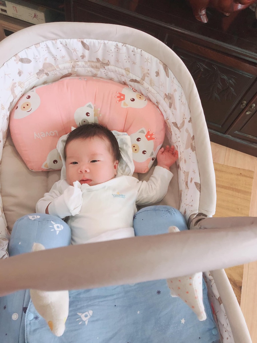 Một chiếc Review Vinmec CentralPark ❤ 
Thấy team nhà mình review Vin Times nhiều nên nay có thời gian rảnh em review một chút về Vinmec Central Park cho team SG ạ. Và trường hợp của em là không mở hồ sơ sinh ở tuần 36w thấy topic này cũng hot nên em review luôn cho mng tham khảo. Em có sử dụng bảo hiểm Athena - gói MICP4 chi trả cao nhất 100 triệu theo chi phí sinh. 
Em theo dõi thai kì tại phòng khám riêng của bác sỹ, bác cũng là người nhà của em, nên em ko vào Vin khám. Các mốc quan trọng thì em đều vào BV Hạnh Phúc để làm xét nghiệm (chi phí bên HP có phần nhẹ tiền hơn). Ban đầu em cũng định mua gói 36w tại Vin để cho hai mẹ con yên tâm nhưng trúng đợt dịch thì Vinmec ko bán gói đó nữa. Chỉ đến mở hss và tới ngày sinh thì đi đẻ thôi. Thì em có hỏi bên bảo hiểm có chi trả tiền mở hss không, thì bên bảo hiểm ko chi trả mà chỉ chi trả tiền khám lần cuối trước khi lên bàn đẻ. Thế là em bàn với bác sỹ của em, và có hỏi bên tư vấn Vin, thì Vin vẫn nhận sản phụ đến đẻ kể cả ko mở hss trước đó ở tuần 36w. Nên em quyết định đợi khi chuyển dạ sẽ vào làm các xnghiem để đc bhiem chi trả tối ưu. 
👉🏻 đến đây có nhiều mom sẽ bảo là ko có bao nhiêu tiền tại sao ko mở hss để đảm bảo an toàn cho hai mẹ con, tiết kiệm làm gì rồi đến lúc đó lại ko có hồ sơ gì nguy hiểm cả 2 mẹ con. Nhưng ko phải như thế, vì em vẫn đang theo bsy của em, và mọi hồ sơ xnghiem bsy của em đều nắm rõ trong tay, tức là cả thai kì bsy theo dõi em rất sát sao, bsy em biết hai mẹ con đang khoẻ yếu ra sao. Chứ đâu phải em ko khám gì mà cứ thế vào Vin đi đẻ đâu ạ 😀 em ko khuyến khích mng ko mở hss mà mỗi ng mỗi hoàn cảnh thui. Như em thấy 7tr tiết kiệm dc mua dc bao nhiêu bỉm sữa cho con, đến lúc chuyển dạ mình vẫn dc làm xnghiem mà còn dc bhiem chi trả cơ ^^
👆🏻 Ngày 2/6 tại phòng khám riêng của bác sỹ
Em ko có dấu hiệu chuyển dạ ở tuần 39w, em đã đau người và xương chậu rất nhiều, ngủ xoay ng một phát là hai hàng nước mắt trào ra. Con em khi siêu âm đã 4kg1 nên em có nói với bác, bác ơi đằng nào cũng phải mổ rồi, bác mổ cho con sớm luôn đi, mà thật ra 39w cũng đủ rồi chứ hông sớm nữa. Thì bác cũng lưỡng lự, vì bác vẫn muốn chờ chuyển dạ tự nhiên và sinh thường hay sao ấy. Em năn nĩ con đau nhiều quá, h để chuyển dạ tự nhiên con ko biết bao lâu nữa. Thì bác quyết định hẹn ở tuần thứ 40 cho em vào Vin. Bác bảo là cứ vào Vin buổi sáng siêu âm và khám 1 lần nữa, nếu thai vẫn to thì bác sẽ cho mổ (chắc bác nghĩ sẽ có sai số ở phòng khám riêng của bác) 
👆🏻Ngày đi đẻ 9/6/2020 
Em đến bệnh viện lúc 7h sáng, vì quá cận ngày em ko book đc lịch mà bác dặn cứ vào Vin rồi alo bác, bác sẽ sắp xếp cho. Đến nơi, em đc đưa đi siêu âm, ko có bác sỹ của em ở đó nhưng chắc có dc dặn trước. Thì bsy siêu âm là bác Liên, gọi đt cho bsy của em nói là em bé đầu to, 4kg, và sản phụ cạn ối nên mổ luôn trong hôm nay đi. Mà em ko biết tại sao lại cạn ối, dù em ko bị rỉ ối, mẹ e cứ hỏi bộ con rỉ ối ko biết hả :(( dù em ko hề bị, nên mấy tuần cuối nguy hiểm các mom nhớ đi khám thường xuyên nhenn
Em nhịn đói từ 7h tối hôm trước, để sáng làm xét nghiệm. Nhưng do hôm đó đông, các khâu có hơi chậm nên tận 12h trưa em mới xong các xét nghiệm mà 3h chiều em đc chỉ định mổ, thế là toang, nhịn ăn luôn ngày hôm đó, thằng con đói đạp loạn nhặng.
Em nhập viện lấy phòng nghỉ ngơi vào lúc 12h trưa, các cô có hỏi là có đói ko thì các cô truyền nước hay thuốc gì đó cho đỡ đói, em ok để truyền. Tới hơn 3h chiều thì đc đẩy đi mổ. Trên chiếc giường nằm ở phòng luôn. Nằm trên đó mới thấm câu: Đàn ông đi biển có đôi, đàn bà vượt cạn đơn côi một mình... dù chồng ở bên cạnh tới giây phút cuối cùng đẩy vô phòng, mà lúc đó kiểu mình cũng hoang mang lo sợ lắm, tại mổ lần đầu chẳng biết như nào. Ekip mổ của em thì xuất sắc, em ko có lời nào chê. Em làm tiếp viên hàng ko, nên vừa mổ các bác cứ hỏi book vé giá rẻ đi chơi :)) em thì vẫn sợ mạch tim đập nhanh nên cũng chẳng trả lời lun nhưng mọi ng vẫn vui vẻ ạ 😀
Sau 20ph, với một cú ấn bụng muốn lòi phèo thì đã nghe tiếng thằng con oe oe, à tới đoạn này em nhớ coi mấy clip trên mạng xúc động khóc lóc ĩ ôi, nhưng em không :)) sợ vãi cả đái nên chỉ ngó nó rồi gục ngã mong bsy đem ra cho bố nó đi chứ ôm ấp gì tầm này haha Nói thế thui, chứ cũng nghiêng đầu ngó ảnh nằm bên bàn sơ sinh để các bsy nhi khám. Khi bác vỗ vai và nói: con khoẻ mạnh bình thường nha mẹ thì mới thở phào nhẹ nhõm. À con em siêu âm 4kg1, chứ đẻ ra còn có 3kg9 thui ạ :))
Sau khi con đc đẩy ra với ng nhà, thì mẹ vẫn ở lại để hoàn tất khâu mổ. Của em là dán sinh học ạ, vết mổ em thấy hơi dài chắc do đầu ảnh to. Xong xuôi, thì em ra phòng hồi sức, lúc này đau rất đau, và ko có một ai bên cạnh em luôn :(( em sẽ đc tiêm 2 mũi gây tê cơ vuông sau 1 tiếng, nhưng ko hiểu sao lúc đấy bsy tiêm cho em bận ca khác, nên tiêm cho em trễ và bác cũng xin lỗi đáng lẽ tiêm sớm hơn thì em ko đau. Ôi ko lẽ cả bvien to vậy có 1 bsy tiêm tê thôi sao. Tiêm xong em vẫn đau, bsy còn bảo ơ tiêm rồi mà vẫn đau @@ em bảo sao con biết đc ạ chứ h con đau quá, đáng ra về phòng em mới truyền thuốc giảm đau nhưng bsy cho truyền luôn và báo trên phòng là ko truyền nữa. Khúc này em hơi bất mãn một tí 😣 
Con đc vô phòng để ti sữa non, em có đc một ít nhưng con đói khóc quá, vì em đã nhịn ăn hơn một ngày và con cũng thế. Nên em bảo là cho con ti ngoài luôn ạ, chứ để con đói còn tội hơn. Em dùng sữa Blackmores của mình đem theo ạ nên bvien dùng sữa gì em ko rõ nữa. 
💪🏻 Khi lưu viện
Em sinh mổ nên nằm 4 ngày, đồ ăn bvien ngon, nhưng ít quá 😞 em thấy các bvien như Aih hay Sih sản phụ dc ăn 5 bữa, nhưng ở đây có 3 thôi. Tới 10h tối em đói meo, chồng phải order đồ ăn trên Now hay Baemin cho em ăn thêm, dù biết ko tốt nhưng đêm hôm mua ở đâu được. 
Phòng thì ok nhưng ghét nhất là ko có giường cho ng nhà. Thuê giường thì 10h tối mới đẩy vô, sáng chưa tới 6h ng nhà phải lóp cóp trả giường, tối thức đêm chăm vợ con mà sáng vừa dc ngủ tí thì đòi giường. Nên chồng em hôm sau ko thuê luôn. Hai bố con trải chăn nằm đất thương lắm. Tại em còn đau nên ko ẵm dỗ con đc buổi đêm. 
Em thấy phòng ở Vin Times có cả chỗ tắm bé, nhưng Vin Central thì ko có, phải đẩy qua phòng khác. Ngày thứ 3 em đi lại khoẻ rồi nên cũng muốn sang ngắm con tắm. 
Các cô điều dưỡng nhiệt tình đáng yêu. Nhưng cũng tuỳ cô nữa ạ :)) Hôm đầu tiên, 1 cô tắm em như kiểu là tắm cho xong việc cho lẹ thui, mặc thằng bé khóc khản cả tiếng, bà ngoại quay clip về phòng cho coi mà ai cũng xót cả ruột. Hôm sau, thì cô khác siêu đáng yêu, làm gì cũng nói chuyện với bé, đừng tưởng trẻ nhỏ ko biết gì nhé, cô cởi áo cũng nói cho cô xin phép cởi áo bé nha, bây h cô tắm con nha, con sợ thì nắm tay cô nè... Bé nhà em trộm vía, ko hề khóc 1 tiếng nào luôn dù mới 2 ngày tuổi thuiii. Làm việc với trẻ nhỏ thì có tâm con nhỏ chứ hiểu hết đó ^^
Tuy không mua gói nhưng mẹ con em vẫn được tặng đồ đầy đủ xịn xò ở Vinmec ạ, về xài vẫn tẹt ga ạ. 
Thế thôi chứ cũng chẳng còn gì, ở Vin dù gì cũng tốt lắm oyyy các mẹ cứ yên tâm đi đẻ nhennn
👍🏻 Total của em hết 51triệu sinh mổ lần đầu, bảo hiểm chi trả 42 triệu. Các mục ko chi trả em có up ở hình cuối các mẹ xem nhé hihi còn đc tích 4,6 triệu shopping ở Vinmart thích lắm luôn 😉