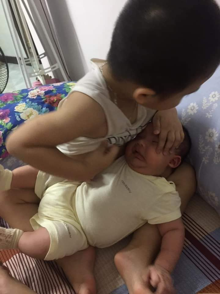 Tác hại của việc làm anh quá sớm mn ạ 😂
Em dặn thằng lớn trông em để mẹ đi vệ sinh, vừa vào thì nghe thằng bé khóc to chạy vội ra thì thấy cảnh ông anh zai đang cho em ti. Thấy mẹ vào sợ quá bảo mẹ ơi em há mồm ra con cho em ti 🤦‍♀️🤦‍♀️

Nguồn: st