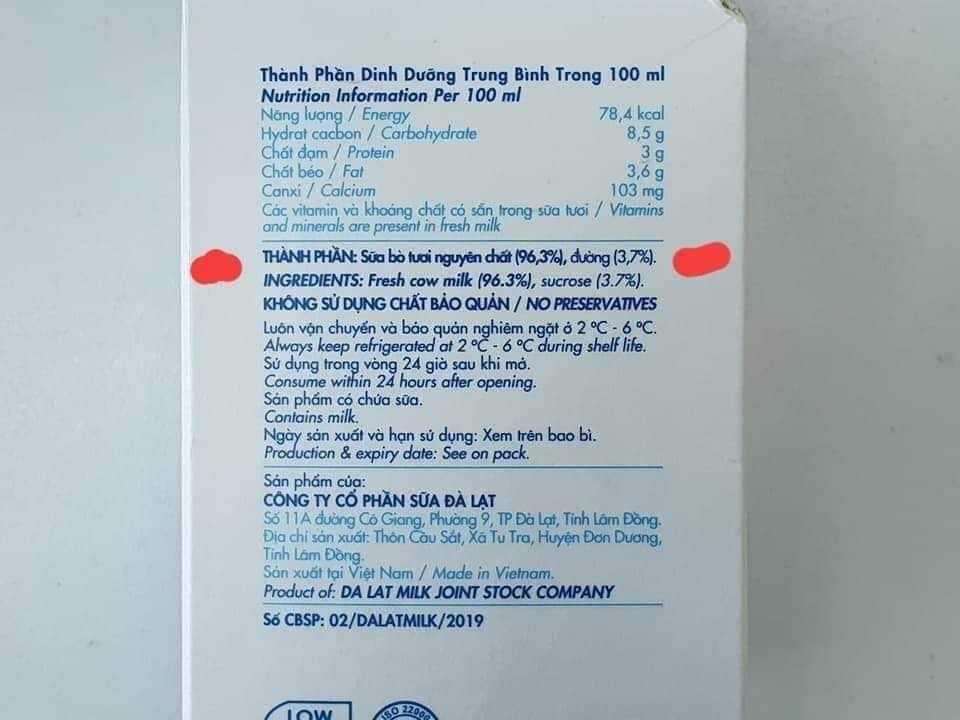 LƯU Ý LỰA CHỌN SỮA CHO CON

Dành 5 phút tìm hiểu, đọc kỹ thông tin trên hộp sữa trước khi mua để con có được sữa Tươi tốt nhất.

Với các mẹ bỉm, sữa chỉ có 2 loại.

1. Sữa Bột: gồm sữa công thức, sữa tăng chiều cao, sữa tăng cân, sữa năng lượng cao.

2. Sữa tươi: là sữa đóng hộp 110ml, 180ml, 250ml, 1000ml.

Hiểu như các bạn là không đúng, sữa mà các bạn cho là sữa tươi đóng hộp gồm 3 loại.

I. SỮA TƯƠI 100% THANH TRÙNG.

- Bảo quản nhiệt độ 2- 8 độ C, ngăn mát tủ lạnh. Không bảo quản ở ngoài được.

- Hạn sử dụng: 5-7 ngày.

- Trên bao bì ghi rõ: sữa tươi thanh trùng.

- Đọc thành phần: sữa tươi 95 - 96%, đường 2-3%.

- Là loại có hương vị thơm ngon nhất, giữ nguyên vitamin, enzyme, các chất dinh dưỡng, khả năng hấp thu tốt nhất. Giàu dinh dưỡng dễ hấp thu nhất.

- Phải bảo quản lạnh, khi cho trẻ dùng phải hâm sữa hoặc để ra ngoài 5-10 phút cho bớt lạnh mới cho trẻ uống.

- Không thể cho vào cặp sách cho bé mang theo đi học được vì dễ bị hỏng, chỉ có thể uống buổi sáng hoặc chiều tối khi trẻ đi học về.

II. SỮA TƯƠI 100% TIỆT TRÙNG.

- Bảo quản ở điều kiện bình thường (không cần bảo quản lạnh).

- Hạn sử dụng 6-9 tháng.

- Trên hộp ghi rõ: sữa tươi tiệt trùng.

- Thành phần: sữa tươi 95-96%, đường 2-3%.

- Giá trị dinh dưỡng và sự thơm ngon kém hơn sữa Thanh trùng do một số vitamin bị biến đổi, các enzyme trong sữa bị biến đổi.

- Tiện dụng, có thể cho vào cặp sách của con để con đi học uống.

III. SỮA HOÀN NGUYÊN/SỮA PHA LẠI.

- Bảo quản điều kiện thường như sữa tươi tiệt trùng.

- Hạn sử dụng 6-9 tháng.

- Trên hộp ghi rõ: THỰC PHẨM BỔ SUNG.

- Thành phần: Sữa 92-95% (nước, bột sữa, chất béo sữa, sữa tươi) họ không ghi rõ sữa tươi là bao nhiêu %.

- Giá trị dinh dưỡng không bằng sữa thanh trùng và tiệt trùng. Do khi sấy khô, vitamin A, C, D, E ... bị biến đổi, các protein bị biến đổi...không còn giữ được giá trị dinh dưỡng và không thơm ngon như sữa tươi Thanh trùng và sữa tươi Tiệt trùng.

- Trong quá trình lấy bột sữa pha với nước, được cho thêm vitamin, canxi, chất béo...chất điều hương, điều vị khiến trẻ em rất thích.

- Bên cạnh đó bao bì sữa rất đẹp, nhiều màu sắc, kèm theo quà tặng siêu nhân, lego, ôtô đồ chơi...khiến trẻ càng thích nên mua.

LỰA CHỌN SỮA TƯƠI THANH TRÙNG, SỮA TƯƠI TIỆT TRÙNG HAY SỮA HOÀN NGUYÊN.

Với kinh nghiệm của anh, chúng ta sẽ ưu tiên dùng sữa tươi thanh trùng là tốt nhất. Sữa tươi tiệt trùng sẽ dùng xen kẽ để cho vào cặp sách của bé để bé uống giữa buổi học. Sữa hoàn nguyên hạn chế, chỉ thi thoảng cho dùng để thay đổi khẩu vị cho trẻ.

ĐỐI TƯỢNG DÙNG SỮA TƯƠI THANH TRÙNG, SỮA TƯƠI TIỆT TRÙNG: TRẺ TRÊN 1 TUỔI.

SỮA HOÀN NGUYÊN: TRẺ TRÊN 1 TUỔI, CÓ LOẠI CHO TRẺ TRÊN 3 TUỔI HOẶC TRÊN 6 TUỔI...CÁC BẠN ĐỌC Kĩ TRÊN HỘP.

KHÔNG CÓ SỮA TƯƠI DẠNG BỘT: SỮA TƯƠI LÀ SỮA TƯƠI, SỮA BỘT LÀ SỮA BỘT.

SỮA CÔNG THỨC BẢN CHẤT LÀ SỮA HOÀN NGUYÊN, NHƯNG ĐƯỢC SẢN XUẤT PHÙ HỢP CHO TỪNG ĐỐI TƯỢNG HOẶC NHU CẦU THỊ HIẾU MẸ BỈM

- Sữa công thức cho trẻ dưới 1 tuổi: được sản lấy từ BỘT SỮA (BỘT SỮA: được sản xuất khi người ta sấy sữa tươi). Sau đó điều chỉnh lượng đạm, chất béo, đường, gia giảm vitamin, chất khoáng ... để có công thức, thành phần giống sữa mẹ. Giai đoạn trẻ dưới 1 tuổi hệ tiêu hóa của bé chưa hấp thu được sữa tươi Thanh trùng, sữa tươi tiệt trùng (do tỷ lệ đạm Casein/Whey không phù hợp...) nên khi mẹ ít sữa hoặc mất sữa thì phải dặm thêm sữa công thức.

- Sữa công thức cho trẻ trên 1 tuổi: độ tuổi này trẻ hấp thi được sữa tươi thanh trùng, sữa tươi tiệt trùng...chúng ta sẽ giảm sữa bột công thức và giới thiệu sữa tươi thanh trùng, sữa tươi tiệt trùng cho bé và giảm dần sữa bột.

Lưu ý rằng: giai đoạn này, bé phát triển nhanh, nên sữa không phải là nguồn dinh dưỡng chính, kể cả các sữa được giới thiệu cao năng lượng, giàu vitamin, chất khoáng... cũng không đủ nhu cầu của bé. Quan trọng nhất là dinh dưỡng từ bữa ăn đa dạng hàng ngày mới cung cấp đủ dinh dưỡng.

Nguồn: Trương Minh Đạt