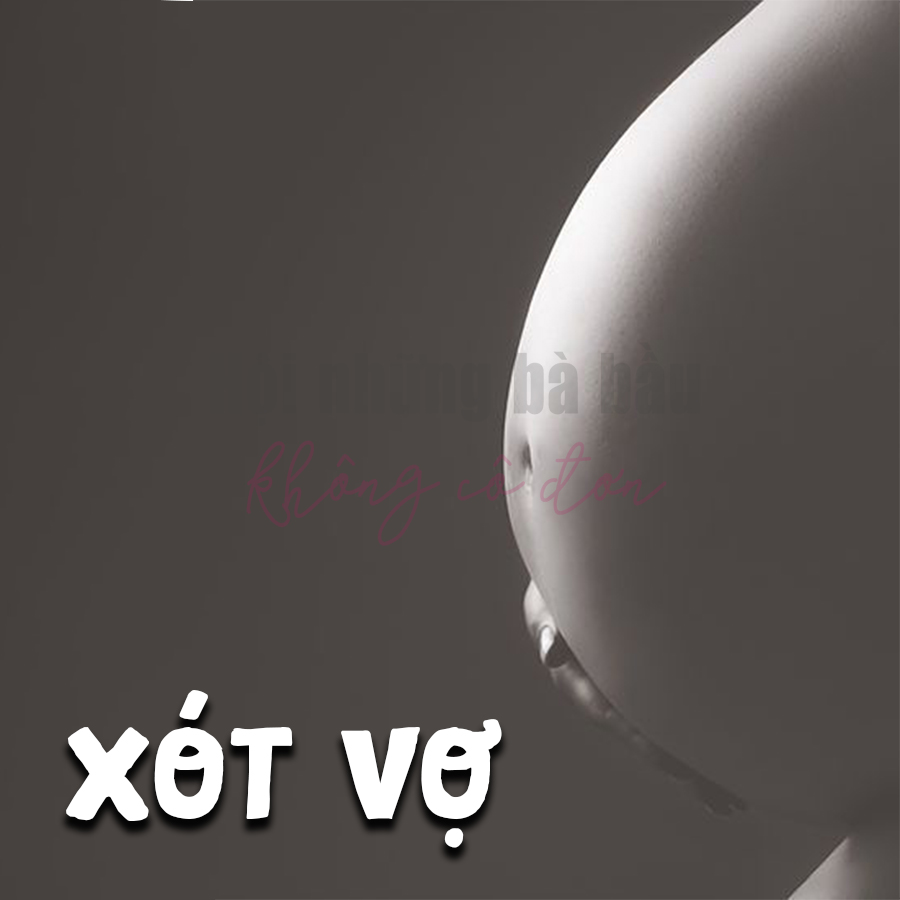 Xót Vợ!

Hôm nay, nhìn vợ có bầu, bụng to rồi mà còn phải dậy thật sớm vì không dám ngủ nướng, nhìn vợ đánh dọn nhà vệ sinh, nhìn vợ giặt đồ rồi phơi đồ, nhìn vợ quét dọn nhà cửa xong lại lo cơm nước ngày cuối tuần mà xót vợ vô cùng.

Cứ bảo đàn ông chỉ biết nghe lời bố mẹ mình, rồi khi sống chung trong một nhà, để vợ làm hết mọi việc cũng là có lý do. Người ta chê bai đàn ông cũng không phải không có lý. Bây giờ thì tôi đã ngộ ra, vì chính bản thân tôi nhiều lúc cũng bó tay vì không thể nào ngăn cản được chuyện này. Lắm lúc, phận làm con khó xử, phận làm chồng còn khó xử hơn.

Việc vợ nấu nướng, tôi không chê vào đâu được. Bố mẹ tôi cũng phải ca ngợi tài nấu nướng của vợ, toàn món ngon mà bài trí rất đẹp. Ngày về làm dâu, vợ chịu khó dậy sớm, dọn dẹp tươm tất mọi thứ trong nhà, tôi rất hài lòng. Nhưng lâu dần, chuyện đó trở thành thói quen và vô tình, mọi việc đều đến tay vợ.

Trước đây tôi rất nghe lời mẹ, lần nào mẹ nói gì thì dù có quyết định rồi tôi cũng phải xem xét lại sau lời khuyên ấy. Tôi là người con trai mà trong mắt mẹ là rất tốt, rất biết nghe lời, biết tôn trọng người trên. Thế nên, khi vợ về, tôi cũng vẫn tôn trọng quyết định của mẹ hơn vợ mình.

Tôi là người con trai mà trong mắt mẹ là rất tốt, rất biết nghe lời, biết tôn trọng người trên. Thế nên, khi vợ về, tôi cũng vẫn tôn trọng quyết định của mẹ hơn vợ mình. (ảnh minh họa)

Từ bao giờ, công việc trong gia đình tôi đổ hết lên đầu vợ. Có hôm vợ kêu mệt, tôi cũng làm ngơ bảo là cố gắng, nhà có mấy việc đâu. Nhưng đúng là, chính sự vô tâm của tôi khiến vợ chán nản. Có lần vợ phát ốm, thế mà vẫn phải dậy dọn dẹp từ trên xuống dưới ngày cuối tuần. Vợ bảo, ‘nay em mệt lắm, em muốn nằm thêm, anh xuống xem có gì bố trí cơm nước giúp em’. Lúc đầu tôi cũng cau có nhưng sau thương vợ nên làm, thế mà mẹ tôi đã hắng giọng nói vọng lên trên tầng rằng, con dâu gì mà ngủ nướng tới tận bảnh mắt không chịu dậy còn bắt chồng làm. Chẳng hiểu sao từ sau lần ấy, tôi lại có thái độ khó chịu với chính mẹ đẻ của mình.

Xuống nhà, nhìn quần áo ngổn ngang, vứt đầy trong nhà tắm từ trên xuống dưới. Nhà thì có mẹ, có em chồng mà không ai động tay vào. Sân nhà thì lá rụng đầy sân, bẩn mà không ai chịu quét. Tôi hỏi mẹ sao không ai dọn dẹp, mẹ bảo đó là việc của con dâu. Tôi đâm bực tức trong người.Bữa trưa ấy, không ai nói chuyện cơm nước. Tôi hỏi mẹ thì mẹ bảo ‘mày lên gọi vợ mày xuống làm, ngày nào nó chả làm’. Tôi bực quá quát lên ‘vợ con ốm, mẹ với em không làm được sao còn đợi vợ con’. Mẹ tôi hắng giọng ‘ốm gì mà ốm, qua tao còn thấy nó khỏe như voi, thế mày không thấy mẹ mày ốm à, tao mệt gần chết đây. Làm gì có kiểu con dâu nằm ườn ra thế’. Tôi bực quá, không nói gì, cho nhịn luôn nếu như không ai chịu động vào bếp. Tôi đi nấu cháo cho vợ.

Vợ tôi chắc nghe được, xuống dưới nhà không cho tôi động vào bếp và tự nấu nướng cơm nước, chuẩn bị thức ăn trong tủ lạnh có sẵn. Mẹ tôi nói với ra ‘ốm mà cứ nằm thì bao giờ mới khỏe, dậy khởi động tay chân thì khỏi ngay’. Nghe mẹ nói tôi bực. Người chứ có phải trâu bò đâu mà lại không có ngày ốm đau.

Bấy lâu nay tôi vô tâm với vợ, không nghĩ vợ mình lại chịu nhiều áp lực từ mẹ đến vậy. Bình thường vợ làm hết, mẹ không nói gì. Nay vợ mới ốm một hôm, mẹ đã nói vậy thì thực tình tôi nghĩ, vợ tôi không thể nào thoát được sự soi mói của mẹ. Vợ hay kêu than, tôi lại làm ngơ, nghĩ là vợ lắm chuyện, con dâu mẹ chồng nào cũng không ưa nhau. Lại bênh mẹ mình nên đâu hay biết, vợ mình lại chịu nhiều áp lực như vậy.

Là một người chồng vô tâm, lúc nào cũng nghĩ tới từ chuẩn mực, lúc nào cũng mong vợ mình làm tròn bổn phận dâu con mà không hề hay nghĩ đến hoàn cảnh của vợ. Thật sự tôi cũng cảm thấy áy náy vô cùng. Vợ đã quá đảm đang, quá chu toàn nhưng tôi lại không hiểu, chuyện vợ ở nhà chồng với người mẹ chồng, em chồng khó tính như gia đình tôi đã chịu khổ như thế nào. Vợ sợ tôi nghĩ ngợi, bảo vợ ki ke, kêu ca này kia nên nhịn, không dám nói, mà nói ra tôi cũng không hiểu nên đành…

Hôm nay, nhìn vợ có bầu, bụng to rồi mà còn phải dậy thật sớm vì không dám ngủ nướng, nhìn vợ đánh dọn nhà vệ sinh, nhìn vợ giặt đồ rồi phơi đồ, nhìn vợ quét dọn nhà cửa xong lại lo cơm nước ngày cuối tuần mà xót vợ vô cùng. Người ta có thể nghỉ ngơi thoải mái thời kì này, có thể thảnh thơi ngủ nghỉ ngày cuối tuần thì với vợ, ngày cuối tuần cứ như ngày bị tra tấn, bao nhiêu việc đổ lên đầu, chuẩn bị đi chợ, nấu nướng cho bao nhiêu người.

Tôi xót vợ nên đã giúp vợ làm các việc trong nhà nhưng mẹ tôi thì cứ ngồi đó, nói cáy nói móc. Thật tình, tôi chẳng thể thương nổi mẹ nữa rồi. Tôi ra mặt bênh vợ, mắng em mình vì không chịu làm ăn gì, sau này rồi cũng sẽ đi làm dâu thì em tôi làm um lên. Vợ ái ngại bảo tôi nói vậy ảnh hưởng cuộc sống gia đình, tôi thấy thương vợ biết bao.

Tôi đã nghĩ đến chuyện này, ra tay giúp vợ làm việc nhà, nhưng mà cứ mỗi lần nhìn ánh mắt của mẹ lại thấy cảm thương thay cho vợ. Vì tôi làm vậy lại là hại vợ tôi, nhưng không làm thì vợ cũng chết dở, mệt phờ người. Lắm đêm nằm an ủi vợ, xoa bụng vợ mà rằng ‘anh sẽ cố gắng bằng mọi cách để sớm chuyển ra ở riêng, sớm cho em một tổ ấm mới, để em có thể yên tâm mà an dưỡng, mà chăm con’. Tôi thề là tôi sẽ phải nỗ lực hết mình làm việc đó, để vợ không còn phải sống cuộc sống mệt mỏi như thế này.

Bây giờ thì tôi càng hiểu tại sao nhiều người lại sợ làm dâu như vậy. Các đức ông chồng hãy tìm hiểu cuộc sống của vợ mình, cố gắng hiểu vợ hơn một chút chứ đừng khư khư bảo thủ nghĩ nhà mình là trên hết. Làm dâu không giống như con trai trong nhà, có thể làm gì cũng được, ngủ nướng cũng được. Làm dâu là phải dậy sớm, phải dọn dẹp, phải nấu nướng, phải phục vụ nhà chồng. Nhưng phải xem lại, việc đó vợ có làm nổi hết không… Đừng khiến những người yêu thương đều khó chịu với nhau và chịu áp lực trong cuộc sống mà vốn là của họ.

Nguồn: Sưu Tầm