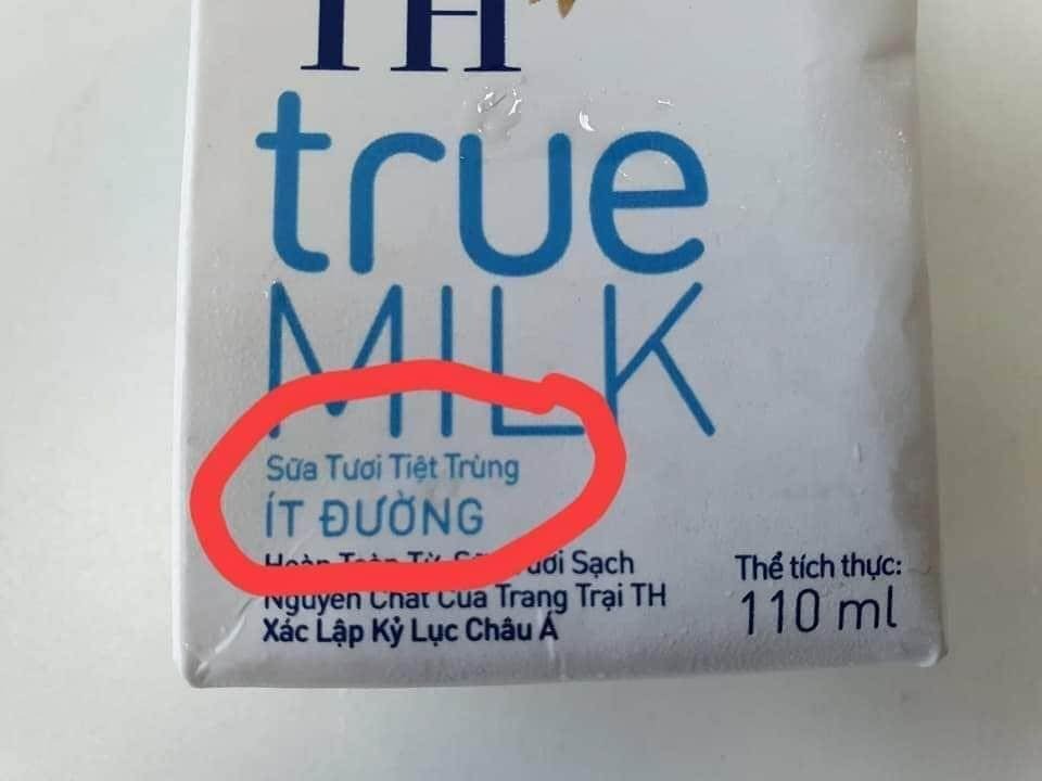 LƯU Ý LỰA CHỌN SỮA CHO CON

Dành 5 phút tìm hiểu, đọc kỹ thông tin trên hộp sữa trước khi mua để con có được sữa Tươi tốt nhất.

Với các mẹ bỉm, sữa chỉ có 2 loại.

1. Sữa Bột: gồm sữa công thức, sữa tăng chiều cao, sữa tăng cân, sữa năng lượng cao.

2. Sữa tươi: là sữa đóng hộp 110ml, 180ml, 250ml, 1000ml.

Hiểu như các bạn là không đúng, sữa mà các bạn cho là sữa tươi đóng hộp gồm 3 loại.

I. SỮA TƯƠI 100% THANH TRÙNG.

- Bảo quản nhiệt độ 2- 8 độ C, ngăn mát tủ lạnh. Không bảo quản ở ngoài được.

- Hạn sử dụng: 5-7 ngày.

- Trên bao bì ghi rõ: sữa tươi thanh trùng.

- Đọc thành phần: sữa tươi 95 - 96%, đường 2-3%.

- Là loại có hương vị thơm ngon nhất, giữ nguyên vitamin, enzyme, các chất dinh dưỡng, khả năng hấp thu tốt nhất. Giàu dinh dưỡng dễ hấp thu nhất.

- Phải bảo quản lạnh, khi cho trẻ dùng phải hâm sữa hoặc để ra ngoài 5-10 phút cho bớt lạnh mới cho trẻ uống.

- Không thể cho vào cặp sách cho bé mang theo đi học được vì dễ bị hỏng, chỉ có thể uống buổi sáng hoặc chiều tối khi trẻ đi học về.

II. SỮA TƯƠI 100% TIỆT TRÙNG.

- Bảo quản ở điều kiện bình thường (không cần bảo quản lạnh).

- Hạn sử dụng 6-9 tháng.

- Trên hộp ghi rõ: sữa tươi tiệt trùng.

- Thành phần: sữa tươi 95-96%, đường 2-3%.

- Giá trị dinh dưỡng và sự thơm ngon kém hơn sữa Thanh trùng do một số vitamin bị biến đổi, các enzyme trong sữa bị biến đổi.

- Tiện dụng, có thể cho vào cặp sách của con để con đi học uống.

III. SỮA HOÀN NGUYÊN/SỮA PHA LẠI.

- Bảo quản điều kiện thường như sữa tươi tiệt trùng.

- Hạn sử dụng 6-9 tháng.

- Trên hộp ghi rõ: THỰC PHẨM BỔ SUNG.

- Thành phần: Sữa 92-95% (nước, bột sữa, chất béo sữa, sữa tươi) họ không ghi rõ sữa tươi là bao nhiêu %.

- Giá trị dinh dưỡng không bằng sữa thanh trùng và tiệt trùng. Do khi sấy khô, vitamin A, C, D, E ... bị biến đổi, các protein bị biến đổi...không còn giữ được giá trị dinh dưỡng và không thơm ngon như sữa tươi Thanh trùng và sữa tươi Tiệt trùng.

- Trong quá trình lấy bột sữa pha với nước, được cho thêm vitamin, canxi, chất béo...chất điều hương, điều vị khiến trẻ em rất thích.

- Bên cạnh đó bao bì sữa rất đẹp, nhiều màu sắc, kèm theo quà tặng siêu nhân, lego, ôtô đồ chơi...khiến trẻ càng thích nên mua.

LỰA CHỌN SỮA TƯƠI THANH TRÙNG, SỮA TƯƠI TIỆT TRÙNG HAY SỮA HOÀN NGUYÊN.

Với kinh nghiệm của anh, chúng ta sẽ ưu tiên dùng sữa tươi thanh trùng là tốt nhất. Sữa tươi tiệt trùng sẽ dùng xen kẽ để cho vào cặp sách của bé để bé uống giữa buổi học. Sữa hoàn nguyên hạn chế, chỉ thi thoảng cho dùng để thay đổi khẩu vị cho trẻ.

ĐỐI TƯỢNG DÙNG SỮA TƯƠI THANH TRÙNG, SỮA TƯƠI TIỆT TRÙNG: TRẺ TRÊN 1 TUỔI.

SỮA HOÀN NGUYÊN: TRẺ TRÊN 1 TUỔI, CÓ LOẠI CHO TRẺ TRÊN 3 TUỔI HOẶC TRÊN 6 TUỔI...CÁC BẠN ĐỌC Kĩ TRÊN HỘP.

KHÔNG CÓ SỮA TƯƠI DẠNG BỘT: SỮA TƯƠI LÀ SỮA TƯƠI, SỮA BỘT LÀ SỮA BỘT.

SỮA CÔNG THỨC BẢN CHẤT LÀ SỮA HOÀN NGUYÊN, NHƯNG ĐƯỢC SẢN XUẤT PHÙ HỢP CHO TỪNG ĐỐI TƯỢNG HOẶC NHU CẦU THỊ HIẾU MẸ BỈM

- Sữa công thức cho trẻ dưới 1 tuổi: được sản lấy từ BỘT SỮA (BỘT SỮA: được sản xuất khi người ta sấy sữa tươi). Sau đó điều chỉnh lượng đạm, chất béo, đường, gia giảm vitamin, chất khoáng ... để có công thức, thành phần giống sữa mẹ. Giai đoạn trẻ dưới 1 tuổi hệ tiêu hóa của bé chưa hấp thu được sữa tươi Thanh trùng, sữa tươi tiệt trùng (do tỷ lệ đạm Casein/Whey không phù hợp...) nên khi mẹ ít sữa hoặc mất sữa thì phải dặm thêm sữa công thức.

- Sữa công thức cho trẻ trên 1 tuổi: độ tuổi này trẻ hấp thi được sữa tươi thanh trùng, sữa tươi tiệt trùng...chúng ta sẽ giảm sữa bột công thức và giới thiệu sữa tươi thanh trùng, sữa tươi tiệt trùng cho bé và giảm dần sữa bột.

Lưu ý rằng: giai đoạn này, bé phát triển nhanh, nên sữa không phải là nguồn dinh dưỡng chính, kể cả các sữa được giới thiệu cao năng lượng, giàu vitamin, chất khoáng... cũng không đủ nhu cầu của bé. Quan trọng nhất là dinh dưỡng từ bữa ăn đa dạng hàng ngày mới cung cấp đủ dinh dưỡng.

Nguồn: Trương Minh Đạt