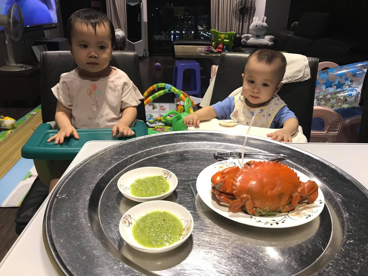 Tôi là 1 bà mẹ Lười

Con tôi giờ 17 tháng vẫn đóng bỉm.

Vì tôi sợ việc xi bô làm con tôi yếu thận, hệ luỵ gần hơn là... tè dầm. Tôi sợ việc tè- ị ra quần ra nhà làm vi khuẩn khắp nơi dễ làm con nhiễm khuẩn. Hơn hết con có thể vui chơi ăn ngủ thoải mái mà ko cần lo... đi xử lý, cuộc vui của con ko bị gián đoạn. Vì tôi tìm hiểu ng Mỹ họ cho trẻ đóng bỉm tới lúc con... biết nói :" Mẹ ơi con ị, con tè" và chả ai vô sinh hay chậm phát triển vì đóng bỉm.

Tôi là 1 bà mẹ Lười

Tôi để con ngã, thậm chí ngã xước cả chân mà chả baoh đỡ, nếu con ko quá đau và khóc thì tôi kệ, đau quá tôi cho con 2 phút để tự đứng dậy và chạy tới bên mẹ. Lúc đó tôi ôm con. Thế thôi! Tôi muốn con mạnh mẽ, ngã đâu tự đứng dậy ở đó... từ khi mới biết đi. Vì chả bao giờ con sẽ biết đứng dậy nếu mẹ chỉ trực thấy con ngã là ra đỡ cả.

Tôi là 1 bà mẹ Lười

Con ăn vạ chả ra dỗ dành, chẳng ôm ấp hay tìm khắp nơi thứ gì đó hay làm trò để con đỡ khóc. Cũng chả cầm roi đánh để con ngừng khóc. Mệt quá hay stress quá thì tôi quát con vài câu, ko thì im lặng và kệ. Có vài lần tôi còn để con nằm ra siêu thị, công viên , phòng tiêm,quằn quại 1 mình còn tôi đi chỗ khác làm việc của mình. Đỡ khóc thì tôi mới quay lại bế lên rồi đi về, có khi thì con tự đứng dậy chạy ra mẹ hay đứng dậy tự chơi mà k cần dỗ nữa. Chắc phiền mọi người xung quanh lắm nhưng chẳng biết làm gì khá hơn.

Tôi là 1 bà mẹ Lười

Ăn chả bế con đi chỗ nào vui vui hay bật điện thoại Tivi cho con xem. Hôm nào chăm thì đút cho con, ko thì toàn vất đồ ăn cho con tự ăn rồi ngồi cạnh ăn phần của mình. Xong thì dọn chả dỗ con ăn cho nhiều cho béo.

Chắc trong mắt nhiều người, tôi lười lắm. Nhưng không hiểu sao tôi vẫn vui và tự tin với cái “sự lười” của mình. Chắc 1 phần do con tôi vẫn trộm vía phát triển tốt, ít ốm đau, luôn vui vẻ , đáng yêu lắm trò, là niềm tự hào của ông bà bố mẹ khi được hưởng sự giáo dục, chăm sóc “Lười” của mẹ. Tôi là 1 người rất thích American life style, nói theo cách của các bà xóm tôi thì là “sính ngoại”, tôi xem phim rồi tìm hiểu và thấy các mẹ Việt mình thật “Khổ”. Nuôi con nhưng lúc nào cũng phải tìm đủ cách để được sự đồng ý của “Ông bà,Chồng” dù chồng hay ông bà chả bao giờ tắm cho con hay bế con cho ngủ 1 chút. Hàng ngày tôi phải nghe hàng chục câu kiểu :” Chị không biết phải thuyết phục ông bà thế nào để cho con ăn Blw”, “ Chồng em không cho.... bla bla”,...... Vì sao vậy nhỉ? Vì sao thay vì đi học các lớp tiền sản, các lớp học chăm sóc con, mà họ lại phải ngồi cách đối phó với muôn vàn “lệnh cấm” vậy nhỉ? Có lần tôi đã tự hỏi rằng, vì sao khi thị trường ra 1 chiếc xe máy hay ô tô mới,mọi người đổ xô đi mua, nhưng khi có 1 cách giáo dục con mới, họ lại luôn e ngại, không tìm hiểu và gạt ngay nó đi.

Và rồi tôi đã tìm ra câu trả lời cho riêng mình. Giáo dục ở Việt Nam vẫn chưa hề được coi trọng. Các mẹ ở Việt Nam vẫn còn phải chịu quá nhiều áp lực từ Ông bà,chồng hay thậm chí là Bà Hàng Xóm. Nhưng hơn hết, áp lực đó xuất phát từ cả bản thân người mẹ nữa. Chúng ta vẫn chưa đủ dũng cảm và kiến thức để có thể tự tin hoàn toàn nuôi con theo ý muốn, chúng ta vẫn còn mơ hồ về những phương pháp mới, chúng ta còn chần chừ, còn e ngại. Và không thể có giải pháp nào hay hơn đó là : ”Chúng ta phải học - HỌC LÀM MẸ”

Nguồn: Nguyễn Thuỳ Dương