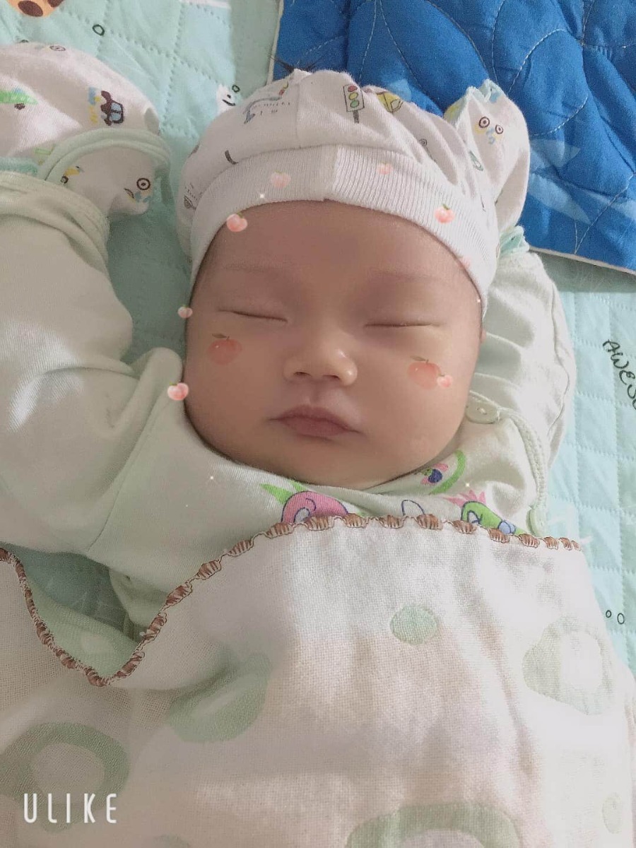Mom nào xin vía ko ạ 🥰🥰
Dự sinh 15/7 mà 4/7 chuột đã ra với ba mẹ rồi đây ạ . Con được 3kg6 
Chuột gái đó ạ .
Mình  đau lúc 5h sáng đến 7h sáng thấy ra máu thì mới đi viện . Vào phòng đẻ 15p thì đẻ . Ck mình ở ngoài đón con mà k hiểu sao lại nhanh thế 😂😂😂