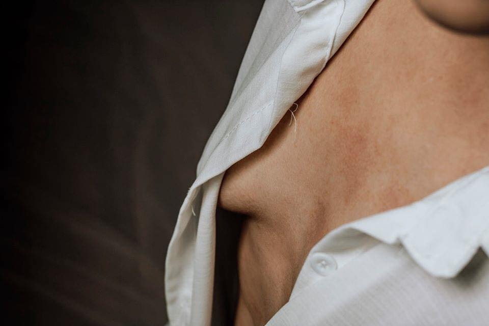 Liệu anh có còn yêu
Rồi 1 ngày em sẽ lại sinh
Những đứa trẻ như hình anh thấy
Sẽ những vết nhăn chẳng dễ gì che đậy...

Ảnh: Nguyễn Ngọc Trâm