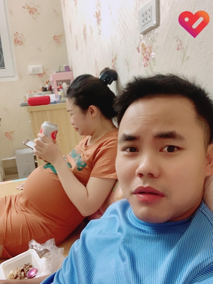 < GÓC HẦU VỢ >

Vợ bầu là lúc mình được trải nghiệm cảm giác làm quân hầu nó như thế nào 🤣.

Mấy tháng đầu thì ốm nghén hay quạu, gần đẻ thì thay đổi thói quen sinh hoạt, khát đòi uống bia, uống bia đắng thì mặt tếu đcđ, nhiều khi đ' hiểu kiểu gì. Lắm lúc phải lên mạng xem tử vi của vợ hôm nay như nào, hung cát ra sao để biết đường mà hầu =)))

Nguồn: Nguyễn Điệp/ Beatvn