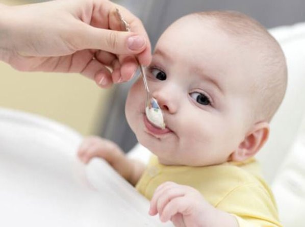 LÀM THẾ NÀO ĐỂ NUÔI DƯỠNG 1 EM BÉ CÓ SỞ THÍCH ĂN UỐNG 

Có lẽ, biếng ăn chính là “hội chứng” đáng sợ và ám ảnh của mọi ông bố bà mẹ khi có con nhỏ. Việc này sẽ khiến bố mẹ phải đau đầu khi chọn lọc đồ ăn và mất rất nhiều thời gian cho việc ăn uống của con. Nhưng bạn đừng quá lo lắng và cảm thấy đơn độc, vì ngay cả các chuyên gia cũng phải đối phó với việc có những đứa con kén chọn đồ ăn.

Chuyên gia dinh dưỡng lâm sàng Jaclyn Reutens, một bà mẹ có hai con mới biết đi tâm sự rằng, trong quá trình rèn luyện cho con những thói quen tốt trong ăn uống, cô vẫn phải đối mặt với nhiều rắc rối và thách thức từ những đứa con của mình. Khi cô ấy nghĩ con thích những đồ ăn này nhưng bé lại phản ứng ngược lại. Chúng ngậm chặt miệng, khóc lóc, nhổ thức ăn ra khắp nơi, và nhà cửa thì như một bãi chiến trường.

Tuy nhiên, để tránh tình trạng biếng ăn, kén chọn đồ ăn xảy ra, ngay từ lúc bắt đầu quá trình ăn dặm bố mẹ có thể tập cho con nhiều thói quen ăn uống lành mạnh. Ăn uống lành mạnh không chỉ là ăn đúng loại thực phẩm, chọn được nguồn gốc thực phẩm rõ ràng, đảm bảo vệ sinh mà thái độ thưởng thức đồ ăn phải tích cực và vui vẻ.

Dưới đây là 8 lời khuyên để giúp trẻ có hứng thú với ăn uống hơn và tận hưởng 1 chế độ ăn uống lành mạnh.

1️⃣ Ăn uống tốt và đa dạng ngay từ khi mang thai.
Nghiên cứu đã chỉ ra rằng thói quen ăn uống tốt ở trẻ thực sự bắt đầu ngay từ khi ở trong bụng mẹ. Nghiên cứu của tạp chí Paediatrics vào năm 2001 cho biết, những đứa trẻ nếm thử cà rốt nồng độ cao trong tử cung và trong sữa mẹ thì sau này sẽ ăn cà rốt một cách ngon miệng. Nếu bạn không thích thú với một số thực phẩm lành mạnh khi mang bầu thì cũng đừng lo, vì bạn có thể duy trì các thực phẩm theo sở thích khác hoặc tích cực ăn vặt nhiều hơn.
Vì sở thích ăn uống của trẻ không phụ thuộc duy nhất vào quá trình mang thai của mẹ mà được hình thành bởi các yếu tố khác khi chúng lớn lên nữa.

2️⃣ Làm gương cho trẻ
Dạy trẻ tầm quan trọng của việc có thái độ thoải mái, tích cực khi ăn uống. Trẻ học bằng cách quan sát và làm theo nên bố mẹ hãy tự làm gương cho con nhé.
Chuyên gia dinh dưỡng lâm sàng Jaclyn Reutens chỉ ra rằng: "Bố mẹ nên làm mẫu cho con. Nếu bố mẹ thể hiện sự vui vẻ khi ăn rau thì có nhiều khả năng trẻ cũng sẽ thấy như vậy."

3️⃣ Để trẻ tham gia vào bữa ăn gia đình
Việc để trẻ tham gia vào bữa ăn gia đình đông đủ các thành viên sẽ khiến trẻ cảm thấy vui vẻ và phấn khích hơn là tách bữa ăn của trẻ ra riêng biệt. Ngoài ra, bữa ăn gia đình là một hình thức giáo dục để trẻ biết nhường nhịn, quý trọng đồ ăn và trân trọng người đã chuẩn bữa ăn cho mình.
Dành thời gian cho bữa ăn gia đình sẽ giúp cả nhà thêm yêu thương và gắn kết hơn nữa đấy.

4️⃣ Thảo luận về thực phẩm
Trẻ luôn tò mò về mọi thứ xung quanh mình, ngay cả những thứ chúng được ăn hàng ngày. Vì vậy, mỗi bữa ăn bắt đầu từ câu chuyện về thực phẩm có lẽ là một điều vô cùng thú vị. Bạn có thể giải thích cho trẻ đây là loại thịt gì, con vật ấy được nuôi như thế nào, hoặc rau này có những dưỡng chất ra sao, tốt cho bộ phận nào của cơ thể…
Điều này không chỉ cung cấp thêm kiến thức cho trẻ mà còn khơi gợi trí tưởng tượng và hứng thú hơn với việc ăn uống.

5️⃣ Dành thời gian vào bếp cùng nhau
Việc bố mẹ hướng dẫn các bé làm những món ăn đơn giản như rau củ, cơm nắm, tráng trứng...có thể giúp con hình thành kỹ năng nấu nướng ở trẻ.
Các bạn bé thường rất thích vào bếp cùng bố mẹ. Vì một điều vô cùng đơn giản là các bạn ấy thích được gần gũi, trò chuyện với bố mẹ. Khoảng thời gian ấm áp này sẽ giúp các thành viên trong gia đình trở nên gắn kết và yêu thương nhau hơn. Phụ mẹ làm bếp không chỉ khiến các bé bận rộn quên đi màn hình điện thoại mà còn là cách giúp các bạn nhỏ học tập được vô vàn thứ bổ ích và hay ho. Nhưng hơn hết, được tự tay chuẩn bị bữa ăn sẽ giúp các bé thích thú với đồ ăn hơn rất rất nhiều đó ạ.

6️⃣ Mở rộng khẩu vị cho trẻ
Thế giới ẩm thực luôn vô cùng phong phú và đa dạng, việc cho con ăn nhiều loại thực phẩm khác nhau không chỉ đảm bảo dinh dưỡng mà còn mở rộng khẩu vị cho trẻ.
Việc không phải ăn đi ăn lại một món ăn và đa dạng các bữa ăn, hình dạng, màu sắc của đồ ăn sẽ giúp trẻ tò mò, thích thú muốn được nếm thử và cũng giúp mẹ biết được sở thích ăn uống của con mình là gì.
Tuy nhiên, với các đồ ăn vặt ảnh hưởng đến sức khỏe của trẻ như: đồ ăn ngọt, nước ngọt, đồ chiên rán,...bố mẹ nên hạn chế và nói chuyện với con về những tác hại nếu như ăn quá nhiều và thường xuyên.

7️⃣ Dạy trẻ về dinh dưỡng
Mặc dù chúng ta có thể nghĩ rằng trẻ em còn quá nhỏ để hiểu về dinh dưỡng, nhưng có thể chúng sẽ làm bạn ngạc nhiên đấy.
Có nhiều đứa trẻ sẵn sàng thử một loại thức ăn mới khi được biết món ăn ấy giúp chúng phát triển những gì, đặc biệt trẻ sẽ thích hơn nếu đúng vào vấn đề mà chúng quan tâm.
Ví dụ, các bé gái có thể sẽ thích ăn cà chua vì biết rằng cà chua tốt cho da, các bé trai có thể sẽ thích ăn trứng vì trứng tốt cho cơ bắp....
Một trong những cách tốt nhất để dạy trẻ về dinh dưỡng là hãy cùng trẻ đi chợ hoặc siêu thị để chọn thực phẩm. Hãy để cho con chọn thức ăn, cho con tham gia vào quá trình nấu để con biết được 1 món ăn hoàn chỉnh sẽ như thế nào và có mùi vị ra sao.

8️⃣ Không ép trẻ ăn hoặc dùng những thứ hấp dẫn để dụ dỗ
Vì lo con đói, con còi, không tăng cân nên nhiều người lớn sẽ ép hoặc làm mọi cách để dụ dỗ cho trẻ ăn. Ví dụ như: “Con không ăn là mẹ không yêu nữa đâu đấy”, “Con ăn hết bát cơm đi, mẹ sẽ mua kẹo cho con/cho con xem tivi…”

Việc ép trẻ ăn có thể sẽ gây áp lực cho con, làm cho con chán ghét việc ăn uống hoặc có thể nôn mửa hết tất cả thức ăn nếu bị ép quá mức.
Thực phẩm nên được coi là một nguồn dinh dưỡng và nguồn gốc để giúp trẻ em lớn lên khỏe mạnh, chứ không phải là một hình phạt hay giải thưởng dành cho trẻ.

Trẻ em cũng giống như người lớn, phải thật hào hứng với đồ ăn thì mới có thể ăn ngon miệng được. Vì vậy, bố mẹ nên rèn cho trẻ những thói quen ăn uống lành mạnh để trẻ có đam mê với ăn uống hơn và đối với bố mẹ bữa ăn không phải là “cuộc chiến” nữa nhé!

-Bài viết có tham khảo nhiều nguồn-