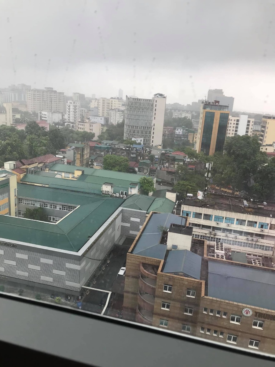 Hôm nay là tròn 5 ngày bé nhà mình sinh ở viện 108 về ... mình mới có thời gian review cho các mẹ chuẩn bị sinh ở khu nhân dân nè !
Bé nhà mình sinh sớm 36w6d đã rỉ ối, 12h đêm 2vc đi vào khoa để xem như thế nào.  Xời em y tá xinh ơi là xinh niềm nở khám trong cho. Ko đau nhé... xong đo cơn gò. Có cơn gò rồi. Vậy là chuẩn bị tinh thần lên thớt mổ tập 2. Mình nằm trong phòng chờ sinh đến 5h sáng thì được chị y tá dẫn xuống tầng 6 để mổ . Các mẹ yên tâm. Mổ ở đây nhẹ nhàng lắm, đặc biệt là anh gây tê tuỷ sống. Đẹp như zai hàn quốc =))) . Lúc gây tê xong mình nằm trên giường chờ bác Hương phó khoa mổ, lúc đấy cũng hơi run, vì thật ra mổ thì ai chả sợ 🤣. Anh ý đến bên cạnh đưa tay cho cầm =))) . 6h10p con oe oe rồi . Mổ xong cô y tá bế ra cho mẹ xem rồi đưa con về khoa. Mình nằm lại ở phòng hồi sức tầm hơn 1h lad dc về . Vì chỉ có 1 ng ở lại khoa nên bố dc đón tay con gái nhé 😆😆😆
Mình đăng ký phòng TNC. 2 mẹ / phòng . Minhd thì thích có ng cùng phòng còn buôn chuyện 😁. Cơm nước thì các mẹ k phải lo đâu, cơm khá dễ ăn . Mình thấy đủ chất, sáng ck còn được ăn phở bò và bún sườn nữa đấy.  Sáng ngày thứ 2 là các con được cắt rốn laze nhé, về khoản này ưng lắm, về tắm rửa thoải mái luôn. Các mẹ đẻ ở khu nhân dân thì phải tự chuẩn bị bỉm cho con nhé, sáng tầm 9h là các cô đón con đi tắm. Trong ngày sẽ có 2 lần các cô vào hỏi có vệ sinh không, các mẹ cứ để các cô vệ sinh vùng kín cho nhé, sạch sẽ. Như mình sinh mổ thì vs 1 lần rồi băng vào thôi.   Bé nhà mình  lần này các cô y tá cắt rốn cho em bé hơi bị to =))) anh gà đầu cắt bé hơn nên nhìn rốn cũng xinh hơn 🤣. Sữa tắm viện phát cũng thơm mùi thảo mộc nhé ( cái này có tính tiền, thấy bảo đắt hơn ở ngoài . Mình chưa tt viện phí nên k rõ ) 
. Các em điểu dưỡng ở khoa nhiệt tình lắm, chỉ cần mình gọi là các em sẽ vào bế con cho mình, như bé nhà mình luc sinh ra, bác Hương thấy da con hơi tái, nên đã bảo mình ngủ đi, các cô trông cho . Đưa con đi thở oxy 1 lúc Về thấy hồng hào hẳn. Kể cả các cô dọn vs cũng đáng yêu lắm. Ngày dọn 2 lần , sạch sẽ cực.  Chỉ đến ngày thứ 3 là dc xuất viện rồi. Ngày thứ 2 tháo ống thông tiểu tập đi ngon lành, k đau đâu. Có đau thì là co dạ con =)) cái này các mẹ nên chuẩn bị thêm thuốc đút đít nhé. Như mình k đky gói giảm đau, đến trưa ngày thứ 3 đau quá toát cả mồ hôi. Bs sang khám cho nói là đau dạ con thôi . Nhưng đúng là đau thật sự, đau theo cơn luôn ý :((( 
 Mình đẻ lần 2 ở 108 rồi và cảm thấy quá ok về chất lượng. Nên các mẹ cứ yên tâm nhé 🥰🥰🥰 
Edit : nhiều mẹ hỏi về vấn đề cảm ơn bs ntn thì mình cảm ơn khoa là 500k ( lúc y tá đưa con cho bố thì đưa luôn nhé) và khi nào bs về khoa thì cảm Ơn phong bì 2tr nhé . Ghi chung chung là cảm ơn bs và ekip .
 EDIT lần 2 : Ck mình vừa thanh toán tiền viện, hết tất cẢ là 7tr7 các mom nhé.  Bảo hiểm chi trả  32% . Tổng cả cảm ơn bác sĩ coi như là 10tr. Quá rẻ hêhhehee ...