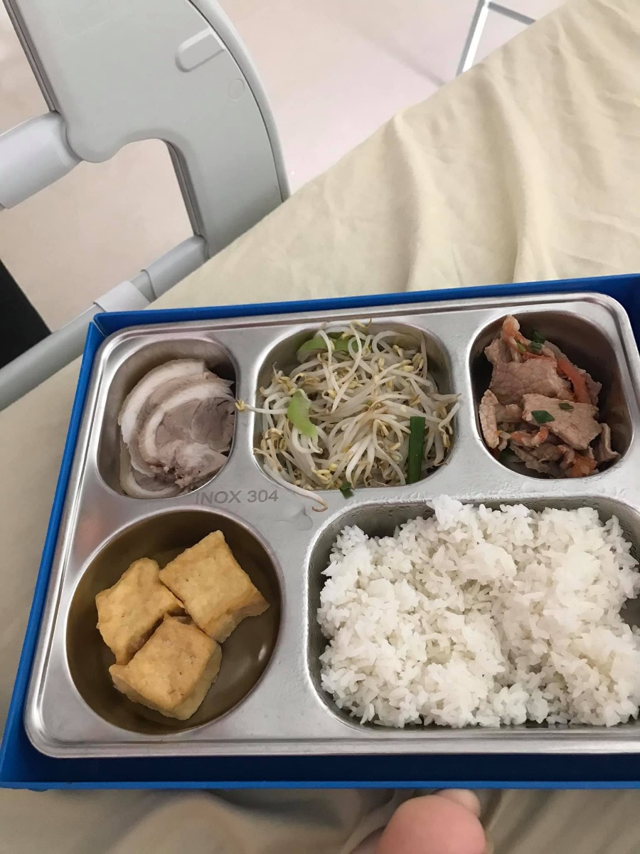 Hôm nay là tròn 5 ngày bé nhà mình sinh ở viện 108 về ... mình mới có thời gian review cho các mẹ chuẩn bị sinh ở khu nhân dân nè !
Bé nhà mình sinh sớm 36w6d đã rỉ ối, 12h đêm 2vc đi vào khoa để xem như thế nào.  Xời em y tá xinh ơi là xinh niềm nở khám trong cho. Ko đau nhé... xong đo cơn gò. Có cơn gò rồi. Vậy là chuẩn bị tinh thần lên thớt mổ tập 2. Mình nằm trong phòng chờ sinh đến 5h sáng thì được chị y tá dẫn xuống tầng 6 để mổ . Các mẹ yên tâm. Mổ ở đây nhẹ nhàng lắm, đặc biệt là anh gây tê tuỷ sống. Đẹp như zai hàn quốc =))) . Lúc gây tê xong mình nằm trên giường chờ bác Hương phó khoa mổ, lúc đấy cũng hơi run, vì thật ra mổ thì ai chả sợ 🤣. Anh ý đến bên cạnh đưa tay cho cầm =))) . 6h10p con oe oe rồi . Mổ xong cô y tá bế ra cho mẹ xem rồi đưa con về khoa. Mình nằm lại ở phòng hồi sức tầm hơn 1h lad dc về . Vì chỉ có 1 ng ở lại khoa nên bố dc đón tay con gái nhé 😆😆😆
Mình đăng ký phòng TNC. 2 mẹ / phòng . Minhd thì thích có ng cùng phòng còn buôn chuyện 😁. Cơm nước thì các mẹ k phải lo đâu, cơm khá dễ ăn . Mình thấy đủ chất, sáng ck còn được ăn phở bò và bún sườn nữa đấy.  Sáng ngày thứ 2 là các con được cắt rốn laze nhé, về khoản này ưng lắm, về tắm rửa thoải mái luôn. Các mẹ đẻ ở khu nhân dân thì phải tự chuẩn bị bỉm cho con nhé, sáng tầm 9h là các cô đón con đi tắm. Trong ngày sẽ có 2 lần các cô vào hỏi có vệ sinh không, các mẹ cứ để các cô vệ sinh vùng kín cho nhé, sạch sẽ. Như mình sinh mổ thì vs 1 lần rồi băng vào thôi.   Bé nhà mình  lần này các cô y tá cắt rốn cho em bé hơi bị to =))) anh gà đầu cắt bé hơn nên nhìn rốn cũng xinh hơn 🤣. Sữa tắm viện phát cũng thơm mùi thảo mộc nhé ( cái này có tính tiền, thấy bảo đắt hơn ở ngoài . Mình chưa tt viện phí nên k rõ ) 
. Các em điểu dưỡng ở khoa nhiệt tình lắm, chỉ cần mình gọi là các em sẽ vào bế con cho mình, như bé nhà mình luc sinh ra, bác Hương thấy da con hơi tái, nên đã bảo mình ngủ đi, các cô trông cho . Đưa con đi thở oxy 1 lúc Về thấy hồng hào hẳn. Kể cả các cô dọn vs cũng đáng yêu lắm. Ngày dọn 2 lần , sạch sẽ cực.  Chỉ đến ngày thứ 3 là dc xuất viện rồi. Ngày thứ 2 tháo ống thông tiểu tập đi ngon lành, k đau đâu. Có đau thì là co dạ con =)) cái này các mẹ nên chuẩn bị thêm thuốc đút đít nhé. Như mình k đky gói giảm đau, đến trưa ngày thứ 3 đau quá toát cả mồ hôi. Bs sang khám cho nói là đau dạ con thôi . Nhưng đúng là đau thật sự, đau theo cơn luôn ý :((( 
 Mình đẻ lần 2 ở 108 rồi và cảm thấy quá ok về chất lượng. Nên các mẹ cứ yên tâm nhé 🥰🥰🥰 
Edit : nhiều mẹ hỏi về vấn đề cảm ơn bs ntn thì mình cảm ơn khoa là 500k ( lúc y tá đưa con cho bố thì đưa luôn nhé) và khi nào bs về khoa thì cảm Ơn phong bì 2tr nhé . Ghi chung chung là cảm ơn bs và ekip .
 EDIT lần 2 : Ck mình vừa thanh toán tiền viện, hết tất cẢ là 7tr7 các mom nhé.  Bảo hiểm chi trả  32% . Tổng cả cảm ơn bác sĩ coi như là 10tr. Quá rẻ hêhhehee ...