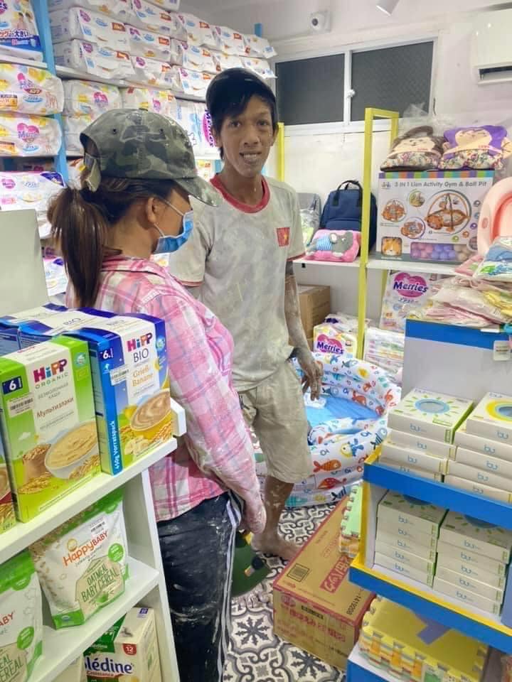 < Hạnh phúc là đây > 

Hai vợ chồng mới tan làm liền dẫn vợ đi mua thuốc bổ cho vợ. Chị vợ mới bầu gần 5 tháng, ổng đã dẫn vợ đi sắm đồ cho con rồi!

Làm gì cũng được miễn có nhau, làm chồng có khổ cũng được nhưng vợ con phải được đầy đủ ❤️

Nguồn: Hà Anh