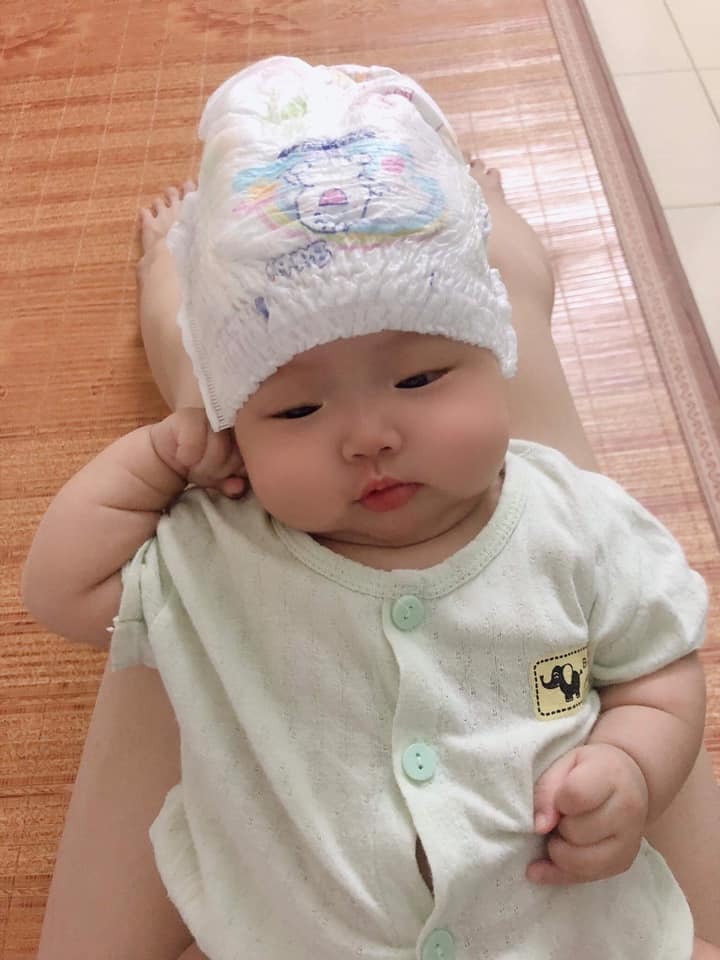 Các mom vào xin vía chuột gái nhé 🥰
Có bạn chuột nào tháng tư k nhỉ 🤪 Nấm nhà e bú hoàn toàn sữa mẹ và hiện tại nặng 8,3kg . Mỗi tháng e tăng được 1,7kg nhé . Mẹ ăn rất ít cơm , chủ yếu uống ngũ cốc lợi sữa và ăn hoa quả 😂😂 
Trộm vía e rất ngoan , lên cân đều , ngày chơi đêm ngủ , k quấy mẹ ♥️♥️