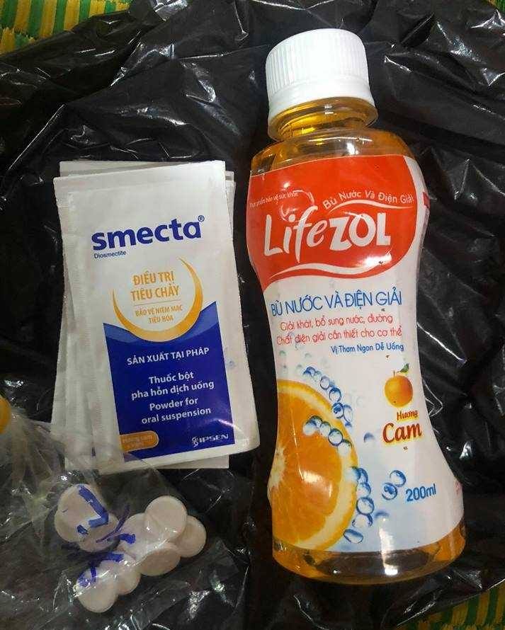 CẢNH BÁO: Các bà mẹ cập nhật thông tin mới này nhé, nhiều bác sĩ kê đơn chưa biết đâu!

Smecta LOẠI BỎ chỉ định cho TRẺ SƠ SINH và trẻ DƯỚI 2 TUỔI
ANSM: Cơ quan Quản lý Dược phẩm và Sản phẩm Y tế Pháp

Các loại thuốc có nguồn gốc từ đất sét như Smecta (hoạt chất diosmectit) được kê theo đơn hoặc được coi là thuốc OTC sử dụng trong phác đồ điều trị triệu chứng cho bệnh tiêu chảy cấp. Để phòng ngừa nguy cơ, ANSM yêu cầu ngừng sử dụng các thuốc này ở đối tượng trẻ dưới 2 tuổi vì nguyên nhân có thể xuất hiện một lượng chì nhỏ ngay cả khi việc điều trị là ngắn ngày. Chính vì thế, các tờ thông tin sản phẩm và hướng dẫn sử dụng đang được cập nhật các bổ sung này.

Theo thỏa thuận với Cơ quan An toàn về thuốc và sản phẩm y tế Pháp (ANSM), các công ty chịu trách nhiệm lưu hành các thuốc làm từ đất sét trong điều trị tiêu chảy cấp cần thông báo về việc loại bỏ chỉ định không sử dụng sản phẩm cho trẻ sơ sinh và trẻ em dưới 2 tuổi. ANSM cũng đã ra một thông báo tương tự vào ngày 28 tháng 2 năm 2019.

LƯU Ý:

Đất sét có thể còn tạp chất kim loại chì. Theo khuyến nghị mới nhất về tiêu chuẩn quốc tế về giới hạn kim loại chì trong thuốc, ANSM đã yêu cầu các công ty lưu hành sản phẩm thuốc có nguồn gốc đất sét đảm bảo không có nguy cơ chì đi vào máu bệnh nhân sử dụng thuốc, đặc biệt ở trẻ em.

Đáp lại, các phòng thí nghiệm IPSEN đã tiến hành một nghiên cứu lâm sàng mà kết quả cho thấy không có nguy cơ chì trong máu người lớn điều trị bằng Smecta (diosmectit) trong 5 tuần. Tuy nhiên nguy cơ này không thể loại trừ trên đối tượng trẻ em dưới 2 tuổi. Do đó, khuyến cáo không sử dụng Smecta hoặc Diosmectit Mylan cho trẻ em dưới 2 tuổi.

Khi trẻ dưới 2 tuổi bị tiêu chảy cấp thì sử dụng dung dịch bù nước điên giải bằng đường uống (ORS).

Bên cạnh diosmectit, thuốc có nguồn gốc khác là mormoiron attapulgit, montmorillonit beidellitic, kaolin và hydrotalcite được dành cho người lớn và trẻ em trên 15 tuổi.

Tương tự, khuyến cáo không sử dụng thuốc nguồn gốc từ đất sét cho phụ nữ mang thai hoặc cho con bú.

Nguồn: Dược Sĩ Hải Tùng