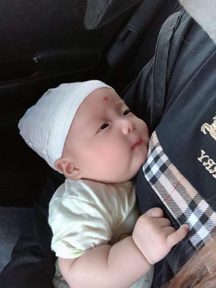 Các mom vào xin vía chuột gái nhé 🥰
Có bạn chuột nào tháng tư k nhỉ 🤪 Nấm nhà e bú hoàn toàn sữa mẹ và hiện tại nặng 8,3kg . Mỗi tháng e tăng được 1,7kg nhé . Mẹ ăn rất ít cơm , chủ yếu uống ngũ cốc lợi sữa và ăn hoa quả 😂😂 
Trộm vía e rất ngoan , lên cân đều , ngày chơi đêm ngủ , k quấy mẹ ♥️♥️