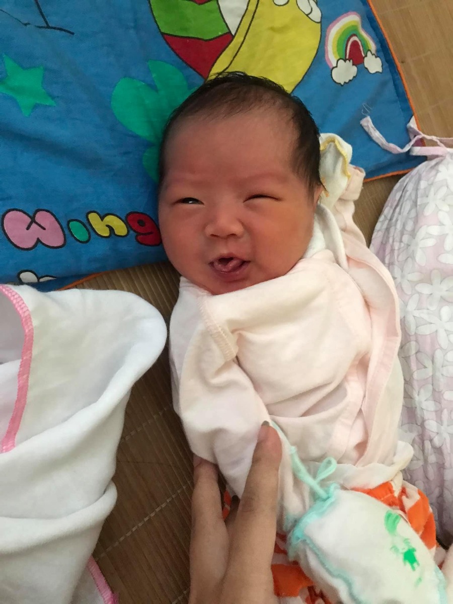 Hôm nay là tròn 5 ngày bé nhà mình sinh ở viện 108 về ... mình mới có thời gian review cho các mẹ chuẩn bị sinh ở khu nhân dân nè !
Bé nhà mình sinh sớm 36w6d đã rỉ ối, 12h đêm 2vc đi vào khoa để xem như thế nào.  Xời em y tá xinh ơi là xinh niềm nở khám trong cho. Ko đau nhé... xong đo cơn gò. Có cơn gò rồi. Vậy là chuẩn bị tinh thần lên thớt mổ tập 2. Mình nằm trong phòng chờ sinh đến 5h sáng thì được chị y tá dẫn xuống tầng 6 để mổ . Các mẹ yên tâm. Mổ ở đây nhẹ nhàng lắm, đặc biệt là anh gây tê tuỷ sống. Đẹp như zai hàn quốc =))) . Lúc gây tê xong mình nằm trên giường chờ bác Hương phó khoa mổ, lúc đấy cũng hơi run, vì thật ra mổ thì ai chả sợ 🤣. Anh ý đến bên cạnh đưa tay cho cầm =))) . 6h10p con oe oe rồi . Mổ xong cô y tá bế ra cho mẹ xem rồi đưa con về khoa. Mình nằm lại ở phòng hồi sức tầm hơn 1h lad dc về . Vì chỉ có 1 ng ở lại khoa nên bố dc đón tay con gái nhé 😆😆😆
Mình đăng ký phòng TNC. 2 mẹ / phòng . Minhd thì thích có ng cùng phòng còn buôn chuyện 😁. Cơm nước thì các mẹ k phải lo đâu, cơm khá dễ ăn . Mình thấy đủ chất, sáng ck còn được ăn phở bò và bún sườn nữa đấy.  Sáng ngày thứ 2 là các con được cắt rốn laze nhé, về khoản này ưng lắm, về tắm rửa thoải mái luôn. Các mẹ đẻ ở khu nhân dân thì phải tự chuẩn bị bỉm cho con nhé, sáng tầm 9h là các cô đón con đi tắm. Trong ngày sẽ có 2 lần các cô vào hỏi có vệ sinh không, các mẹ cứ để các cô vệ sinh vùng kín cho nhé, sạch sẽ. Như mình sinh mổ thì vs 1 lần rồi băng vào thôi.   Bé nhà mình  lần này các cô y tá cắt rốn cho em bé hơi bị to =))) anh gà đầu cắt bé hơn nên nhìn rốn cũng xinh hơn 🤣. Sữa tắm viện phát cũng thơm mùi thảo mộc nhé ( cái này có tính tiền, thấy bảo đắt hơn ở ngoài . Mình chưa tt viện phí nên k rõ ) 
. Các em điểu dưỡng ở khoa nhiệt tình lắm, chỉ cần mình gọi là các em sẽ vào bế con cho mình, như bé nhà mình luc sinh ra, bác Hương thấy da con hơi tái, nên đã bảo mình ngủ đi, các cô trông cho . Đưa con đi thở oxy 1 lúc Về thấy hồng hào hẳn. Kể cả các cô dọn vs cũng đáng yêu lắm. Ngày dọn 2 lần , sạch sẽ cực.  Chỉ đến ngày thứ 3 là dc xuất viện rồi. Ngày thứ 2 tháo ống thông tiểu tập đi ngon lành, k đau đâu. Có đau thì là co dạ con =)) cái này các mẹ nên chuẩn bị thêm thuốc đút đít nhé. Như mình k đky gói giảm đau, đến trưa ngày thứ 3 đau quá toát cả mồ hôi. Bs sang khám cho nói là đau dạ con thôi . Nhưng đúng là đau thật sự, đau theo cơn luôn ý :((( 
 Mình đẻ lần 2 ở 108 rồi và cảm thấy quá ok về chất lượng. Nên các mẹ cứ yên tâm nhé 🥰🥰🥰 
Edit : nhiều mẹ hỏi về vấn đề cảm ơn bs ntn thì mình cảm ơn khoa là 500k ( lúc y tá đưa con cho bố thì đưa luôn nhé) và khi nào bs về khoa thì cảm Ơn phong bì 2tr nhé . Ghi chung chung là cảm ơn bs và ekip .
 EDIT lần 2 : Ck mình vừa thanh toán tiền viện, hết tất cẢ là 7tr7 các mom nhé.  Bảo hiểm chi trả  32% . Tổng cả cảm ơn bác sĩ coi như là 10tr. Quá rẻ hêhhehee ...