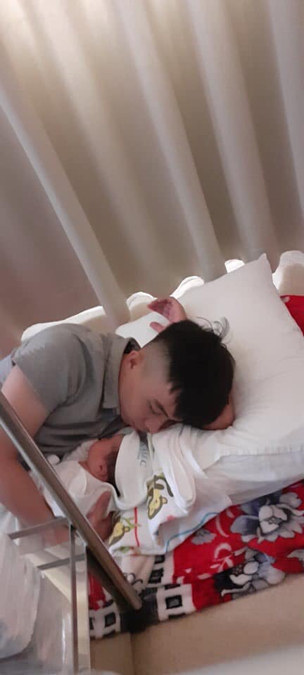 Một chiếc Review Vinmec CentralPark ❤ 
Thấy team nhà mình review Vin Times nhiều nên nay có thời gian rảnh em review một chút về Vinmec Central Park cho team SG ạ. Và trường hợp của em là không mở hồ sơ sinh ở tuần 36w thấy topic này cũng hot nên em review luôn cho mng tham khảo. Em có sử dụng bảo hiểm Athena - gói MICP4 chi trả cao nhất 100 triệu theo chi phí sinh. 
Em theo dõi thai kì tại phòng khám riêng của bác sỹ, bác cũng là người nhà của em, nên em ko vào Vin khám. Các mốc quan trọng thì em đều vào BV Hạnh Phúc để làm xét nghiệm (chi phí bên HP có phần nhẹ tiền hơn). Ban đầu em cũng định mua gói 36w tại Vin để cho hai mẹ con yên tâm nhưng trúng đợt dịch thì Vinmec ko bán gói đó nữa. Chỉ đến mở hss và tới ngày sinh thì đi đẻ thôi. Thì em có hỏi bên bảo hiểm có chi trả tiền mở hss không, thì bên bảo hiểm ko chi trả mà chỉ chi trả tiền khám lần cuối trước khi lên bàn đẻ. Thế là em bàn với bác sỹ của em, và có hỏi bên tư vấn Vin, thì Vin vẫn nhận sản phụ đến đẻ kể cả ko mở hss trước đó ở tuần 36w. Nên em quyết định đợi khi chuyển dạ sẽ vào làm các xnghiem để đc bhiem chi trả tối ưu. 
👉🏻 đến đây có nhiều mom sẽ bảo là ko có bao nhiêu tiền tại sao ko mở hss để đảm bảo an toàn cho hai mẹ con, tiết kiệm làm gì rồi đến lúc đó lại ko có hồ sơ gì nguy hiểm cả 2 mẹ con. Nhưng ko phải như thế, vì em vẫn đang theo bsy của em, và mọi hồ sơ xnghiem bsy của em đều nắm rõ trong tay, tức là cả thai kì bsy theo dõi em rất sát sao, bsy em biết hai mẹ con đang khoẻ yếu ra sao. Chứ đâu phải em ko khám gì mà cứ thế vào Vin đi đẻ đâu ạ 😀 em ko khuyến khích mng ko mở hss mà mỗi ng mỗi hoàn cảnh thui. Như em thấy 7tr tiết kiệm dc mua dc bao nhiêu bỉm sữa cho con, đến lúc chuyển dạ mình vẫn dc làm xnghiem mà còn dc bhiem chi trả cơ ^^
👆🏻 Ngày 2/6 tại phòng khám riêng của bác sỹ
Em ko có dấu hiệu chuyển dạ ở tuần 39w, em đã đau người và xương chậu rất nhiều, ngủ xoay ng một phát là hai hàng nước mắt trào ra. Con em khi siêu âm đã 4kg1 nên em có nói với bác, bác ơi đằng nào cũng phải mổ rồi, bác mổ cho con sớm luôn đi, mà thật ra 39w cũng đủ rồi chứ hông sớm nữa. Thì bác cũng lưỡng lự, vì bác vẫn muốn chờ chuyển dạ tự nhiên và sinh thường hay sao ấy. Em năn nĩ con đau nhiều quá, h để chuyển dạ tự nhiên con ko biết bao lâu nữa. Thì bác quyết định hẹn ở tuần thứ 40 cho em vào Vin. Bác bảo là cứ vào Vin buổi sáng siêu âm và khám 1 lần nữa, nếu thai vẫn to thì bác sẽ cho mổ (chắc bác nghĩ sẽ có sai số ở phòng khám riêng của bác) 
👆🏻Ngày đi đẻ 9/6/2020 
Em đến bệnh viện lúc 7h sáng, vì quá cận ngày em ko book đc lịch mà bác dặn cứ vào Vin rồi alo bác, bác sẽ sắp xếp cho. Đến nơi, em đc đưa đi siêu âm, ko có bác sỹ của em ở đó nhưng chắc có dc dặn trước. Thì bsy siêu âm là bác Liên, gọi đt cho bsy của em nói là em bé đầu to, 4kg, và sản phụ cạn ối nên mổ luôn trong hôm nay đi. Mà em ko biết tại sao lại cạn ối, dù em ko bị rỉ ối, mẹ e cứ hỏi bộ con rỉ ối ko biết hả :(( dù em ko hề bị, nên mấy tuần cuối nguy hiểm các mom nhớ đi khám thường xuyên nhenn
Em nhịn đói từ 7h tối hôm trước, để sáng làm xét nghiệm. Nhưng do hôm đó đông, các khâu có hơi chậm nên tận 12h trưa em mới xong các xét nghiệm mà 3h chiều em đc chỉ định mổ, thế là toang, nhịn ăn luôn ngày hôm đó, thằng con đói đạp loạn nhặng.
Em nhập viện lấy phòng nghỉ ngơi vào lúc 12h trưa, các cô có hỏi là có đói ko thì các cô truyền nước hay thuốc gì đó cho đỡ đói, em ok để truyền. Tới hơn 3h chiều thì đc đẩy đi mổ. Trên chiếc giường nằm ở phòng luôn. Nằm trên đó mới thấm câu: Đàn ông đi biển có đôi, đàn bà vượt cạn đơn côi một mình... dù chồng ở bên cạnh tới giây phút cuối cùng đẩy vô phòng, mà lúc đó kiểu mình cũng hoang mang lo sợ lắm, tại mổ lần đầu chẳng biết như nào. Ekip mổ của em thì xuất sắc, em ko có lời nào chê. Em làm tiếp viên hàng ko, nên vừa mổ các bác cứ hỏi book vé giá rẻ đi chơi :)) em thì vẫn sợ mạch tim đập nhanh nên cũng chẳng trả lời lun nhưng mọi ng vẫn vui vẻ ạ 😀
Sau 20ph, với một cú ấn bụng muốn lòi phèo thì đã nghe tiếng thằng con oe oe, à tới đoạn này em nhớ coi mấy clip trên mạng xúc động khóc lóc ĩ ôi, nhưng em không :)) sợ vãi cả đái nên chỉ ngó nó rồi gục ngã mong bsy đem ra cho bố nó đi chứ ôm ấp gì tầm này haha Nói thế thui, chứ cũng nghiêng đầu ngó ảnh nằm bên bàn sơ sinh để các bsy nhi khám. Khi bác vỗ vai và nói: con khoẻ mạnh bình thường nha mẹ thì mới thở phào nhẹ nhõm. À con em siêu âm 4kg1, chứ đẻ ra còn có 3kg9 thui ạ :))
Sau khi con đc đẩy ra với ng nhà, thì mẹ vẫn ở lại để hoàn tất khâu mổ. Của em là dán sinh học ạ, vết mổ em thấy hơi dài chắc do đầu ảnh to. Xong xuôi, thì em ra phòng hồi sức, lúc này đau rất đau, và ko có một ai bên cạnh em luôn :(( em sẽ đc tiêm 2 mũi gây tê cơ vuông sau 1 tiếng, nhưng ko hiểu sao lúc đấy bsy tiêm cho em bận ca khác, nên tiêm cho em trễ và bác cũng xin lỗi đáng lẽ tiêm sớm hơn thì em ko đau. Ôi ko lẽ cả bvien to vậy có 1 bsy tiêm tê thôi sao. Tiêm xong em vẫn đau, bsy còn bảo ơ tiêm rồi mà vẫn đau @@ em bảo sao con biết đc ạ chứ h con đau quá, đáng ra về phòng em mới truyền thuốc giảm đau nhưng bsy cho truyền luôn và báo trên phòng là ko truyền nữa. Khúc này em hơi bất mãn một tí 😣 
Con đc vô phòng để ti sữa non, em có đc một ít nhưng con đói khóc quá, vì em đã nhịn ăn hơn một ngày và con cũng thế. Nên em bảo là cho con ti ngoài luôn ạ, chứ để con đói còn tội hơn. Em dùng sữa Blackmores của mình đem theo ạ nên bvien dùng sữa gì em ko rõ nữa. 
💪🏻 Khi lưu viện
Em sinh mổ nên nằm 4 ngày, đồ ăn bvien ngon, nhưng ít quá 😞 em thấy các bvien như Aih hay Sih sản phụ dc ăn 5 bữa, nhưng ở đây có 3 thôi. Tới 10h tối em đói meo, chồng phải order đồ ăn trên Now hay Baemin cho em ăn thêm, dù biết ko tốt nhưng đêm hôm mua ở đâu được. 
Phòng thì ok nhưng ghét nhất là ko có giường cho ng nhà. Thuê giường thì 10h tối mới đẩy vô, sáng chưa tới 6h ng nhà phải lóp cóp trả giường, tối thức đêm chăm vợ con mà sáng vừa dc ngủ tí thì đòi giường. Nên chồng em hôm sau ko thuê luôn. Hai bố con trải chăn nằm đất thương lắm. Tại em còn đau nên ko ẵm dỗ con đc buổi đêm. 
Em thấy phòng ở Vin Times có cả chỗ tắm bé, nhưng Vin Central thì ko có, phải đẩy qua phòng khác. Ngày thứ 3 em đi lại khoẻ rồi nên cũng muốn sang ngắm con tắm. 
Các cô điều dưỡng nhiệt tình đáng yêu. Nhưng cũng tuỳ cô nữa ạ :)) Hôm đầu tiên, 1 cô tắm em như kiểu là tắm cho xong việc cho lẹ thui, mặc thằng bé khóc khản cả tiếng, bà ngoại quay clip về phòng cho coi mà ai cũng xót cả ruột. Hôm sau, thì cô khác siêu đáng yêu, làm gì cũng nói chuyện với bé, đừng tưởng trẻ nhỏ ko biết gì nhé, cô cởi áo cũng nói cho cô xin phép cởi áo bé nha, bây h cô tắm con nha, con sợ thì nắm tay cô nè... Bé nhà em trộm vía, ko hề khóc 1 tiếng nào luôn dù mới 2 ngày tuổi thuiii. Làm việc với trẻ nhỏ thì có tâm con nhỏ chứ hiểu hết đó ^^
Tuy không mua gói nhưng mẹ con em vẫn được tặng đồ đầy đủ xịn xò ở Vinmec ạ, về xài vẫn tẹt ga ạ. 
Thế thôi chứ cũng chẳng còn gì, ở Vin dù gì cũng tốt lắm oyyy các mẹ cứ yên tâm đi đẻ nhennn
👍🏻 Total của em hết 51triệu sinh mổ lần đầu, bảo hiểm chi trả 42 triệu. Các mục ko chi trả em có up ở hình cuối các mẹ xem nhé hihi còn đc tích 4,6 triệu shopping ở Vinmart thích lắm luôn 😉